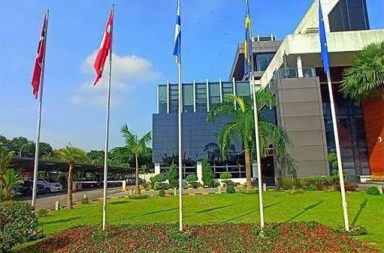 ရန်ကုန်ရှိ ဆွီဒင်သံရုံး-ရုံးခွဲ အပြီးသတ်ပိတ်သိမ်း   သတင်းနှင့် မီဒီယာ ကွန်ရက်။ ၂၀၂၆ ခုနှစ်၊ ဩဂုတ်လ ၁၁ ရက်။   ရန်ကုန်မြို့ရှိ ဆွီဒင်သံရုံး-ရုံးခွဲ (Embassy Section Office) ကို အပြီးသတ် ပိတ်သိမ်းလိုက်ပြီ ဖြစ်ကြောင်း အဆိုပါ သံရုံး-ရုံးခွဲ၏ တရားဝင် လူမှုကွန်ရက်စာမျက်နှာမှတစ်ဆင့် ဩဂုတ်လ ၉ ရက်နေ့က သတင်းထုတ်ပြန်ခဲ့သည်။   ထို့ပြင် သံရုံး-ရုံးခွဲ၏ ဖေ့စ်ဘုတ်စာမျက်နှာကိုပါ အပြီးသတ် ပိတ်သိမ်းသွားမည်ဟု ကြေညာထားသည်။   အဆိုပါ ပိတ်သိမ်းမှုကြောင့် ယခုအချိန်မှစ၍ မြန်မာနိုင်ငံဆိုင်ရာ ဆွီဒင်နိုင်ငံ၏ သံတမန်ရေးရာနှင့် အထွေထွေ ကိစ္စရပ်များကို ထိုင်းနိုင်ငံ၊ ဘန်ကောက်မြို့ရှိ ဆွီဒင်သံရုံးက တာဝန်ယူ ဆောင်ရွက်သွားမည်ဖြစ်သည်။   သံရုံး-ရုံးခွဲ ရုတ်တရက် ပိတ်သိမ်းရသည့် အကြောင်းအရင်း အတိအကျကို ဆွီဒင်အစိုးရဘက်က ထုတ်ပြန်ထားခြင်း မရှိသေးပေ။   ယခုပိတ်သိမ်းမှုသည် သံရုံး-ရုံးခွဲ (Section Office) တစ်ခုတည်းကိုသာ သက်ရောက်ခြင်းဖြစ်ပြီး၊ ရန်ကုန်မြို့တွင် ဖွင့်လှစ်ထားသည့် ဆွီဒင် စေတနာ့ဝန်ထမ်း ကောင်စစ်ဝန်ရုံး (Honorary Consulate) ကိုမူ ပိတ်သိမ်းခြင်းမရှိဘဲ ဆွီဒင်နိုင်ငံခြားရေးဝန်ဆောင်မှု ဝဘ်ဆိုက်တွင် ဆက်လက်ဖော်ပြထားသည်။     ဥရောပသမဂ္ဂဝင် နိုင်ငံအချို့သည် မြန်မာစစ်ကောင်စီနှင့် သံတမန်ဆက်ဆံရေး လျှော့ချလျက်ရှိရာ လွန်ခဲ့သော ဖေဖော်ဝါရီလကုန်ပိုင်းတွင်လည်း ဖင်လန်နိုင်ငံက ရန်ကုန်ရှိ သံရုံးကို ပိတ်သိမ်းခဲ့သည်။   #ရန်ကုန် #ဆွီဒင်သံရုံး