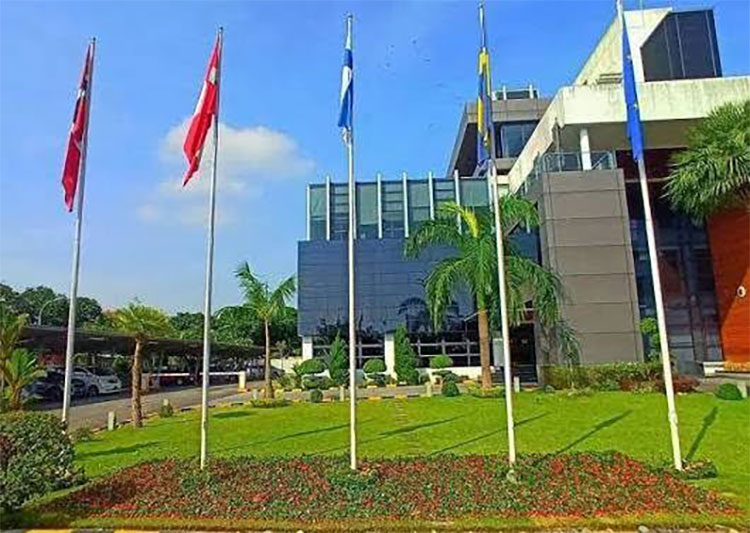 ရန်ကုန်ရှိ ဆွီဒင်သံရုံး-ရုံးခွဲ အပြီးသတ်ပိတ်သိမ်း   သတင်းနှင့် မီဒီယာ ကွန်ရက်။ ၂၀၂၆ ခုနှစ်၊ ဩဂုတ်လ ၁၁ ရက်။   ရန်ကုန်မြို့ရှိ ဆွီဒင်သံရုံး-ရုံးခွဲ (Embassy Section Office) ကို အပြီးသတ် ပိတ်သိမ်းလိုက်ပြီ ဖြစ်ကြောင်း အဆိုပါ သံရုံး-ရုံးခွဲ၏ တရားဝင် လူမှုကွန်ရက်စာမျက်နှာမှတစ်ဆင့် ဩဂုတ်လ ၉ ရက်နေ့က သတင်းထုတ်ပြန်ခဲ့သည်။   ထို့ပြင် သံရုံး-ရုံးခွဲ၏ ဖေ့စ်ဘုတ်စာမျက်နှာကိုပါ အပြီးသတ် ပိတ်သိမ်းသွားမည်ဟု ကြေညာထားသည်။   အဆိုပါ ပိတ်သိမ်းမှုကြောင့် ယခုအချိန်မှစ၍ မြန်မာနိုင်ငံဆိုင်ရာ ဆွီဒင်နိုင်ငံ၏ သံတမန်ရေးရာနှင့် အထွေထွေ ကိစ္စရပ်များကို ထိုင်းနိုင်ငံ၊ ဘန်ကောက်မြို့ရှိ ဆွီဒင်သံရုံးက တာဝန်ယူ ဆောင်ရွက်သွားမည်ဖြစ်သည်။   သံရုံး-ရုံးခွဲ ရုတ်တရက် ပိတ်သိမ်းရသည့် အကြောင်းအရင်း အတိအကျကို ဆွီဒင်အစိုးရဘက်က ထုတ်ပြန်ထားခြင်း မရှိသေးပေ။   ယခုပိတ်သိမ်းမှုသည် သံရုံး-ရုံးခွဲ (Section Office) တစ်ခုတည်းကိုသာ သက်ရောက်ခြင်းဖြစ်ပြီး၊ ရန်ကုန်မြို့တွင် ဖွင့်လှစ်ထားသည့် ဆွီဒင် စေတနာ့ဝန်ထမ်း ကောင်စစ်ဝန်ရုံး (Honorary Consulate) ကိုမူ ပိတ်သိမ်းခြင်းမရှိဘဲ ဆွီဒင်နိုင်ငံခြားရေးဝန်ဆောင်မှု ဝဘ်ဆိုက်တွင် ဆက်လက်ဖော်ပြထားသည်။     ဥရောပသမဂ္ဂဝင် နိုင်ငံအချို့သည် မြန်မာစစ်ကောင်စီနှင့် သံတမန်ဆက်ဆံရေး လျှော့ချလျက်ရှိရာ လွန်ခဲ့သော ဖေဖော်ဝါရီလကုန်ပိုင်းတွင်လည်း ဖင်လန်နိုင်ငံက ရန်ကုန်ရှိ သံရုံးကို ပိတ်သိမ်းခဲ့သည်။   #ရန်ကုန် #ဆွီဒင်သံရုံး