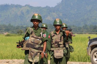 ရခိုင်တောင်ပိုင်း မြို့သုံးမြို့သို့ စစ်တပ်က အင်အားဖြည့်တင်း၍ ချဉ်းကပ်လာ သတင်းနှင့် မီဒီယာ ကွန်ရက်။ ၂၀၂၆ ခုနှစ်၊ စက်တင်ဘာလ ၁ ရက်။ ရခိုင်ပြည် တောင်ပိုင်းရှိ တောင်ကုတ်၊ သံတွဲနှင့် ဂွ မြို့နယ် သုံးခုသို့ စစ်တပ်က နယ်စပ်တိုင်းဒေသကြီးများမှ တစ်ဆင့် အင်အားအများအပြား ဖြည့်တင်းကာ မြေပြင်၊ ရေကြောင်းနှင့် လေကြောင်းတို့ဖြင့် စစ်ရေးလှုပ်ရှား ချဉ်းကပ်လာနေကြောင်း ဒေသခံ စစ်ရေးသတင်းအရင်းအမြစ်များက ပြောသည်။ စစ်တပ်သည် မကွေး၊ ပဲခူးနှင့် ဧရာဝတီ တိုင်းဒေသကြီးတို့မှတစ်ဆင့် ရခိုင်ရိုးမကို ဖြတ်ကျော်၍ ရခိုင် တောင်ပိုင်းမြို့နယ်များကို မြေပြင်ထိုးစစ်များ၊ လေကြောင်းတိုက်ခိုက်မှုများနှင့် ရေကြောင်းလှုပ်ရှားမှုများကို ပူးတွဲပြုလုပ်ကာ ပြန်လည်ဝင်ရောက်နိုင်ရေး ကြိုးပမ်းလာခြင်းဖြစ်သည်။ လက်ရှိတွင် ရခိုင်-မကွေးနယ်စပ် မင်းတုန်းမြို့နယ်ဘက်မှ စစ်တပ် အင်အား ၈၀၀ ကျော်သည် ရခိုင်ရိုးမသို့ စစ်ကြောင်းထိုးနေသည့်အပြင် ပဲခူးတိုင်း ပဒါန်းလမ်းကြောင်းမှလည်း အင်အား ၄၀၀ ကျော်ဖြင့် စစ်ကြောင်းထိုးလျက်ရှိသည်။ ထို့ပြင် ဧရာဝတီတိုင်း ရေကြည်မြို့ဘက်မှလည်း အင်အား ၆၀၀ ကျော်ဖြင့် ဂွရိုးမပေါ်သို့ ရှေ့ပြေးတပ်စခန်းများ ခိုးဝင်ရောက်ရှိနေကာ ပုသိမ်နှင့် ဝါးခယ်မမြို့များမှတစ်ဆင့် ရေလမ်းအတိုင်း သံတွဲနှင့် ဂွ ပင်လယ်ပြင်သို့ စစ်ရေ ယာဉ် (နေဗီ) ၁၃ စီးအထိ အားဖြည့်ထားသည်။ တောင်ကုတ်မြို့မှ စစ်ရေးသတင်းအရင်းအမြစ်တစ်ဦးက “အေအေက ညမထွက်ရအမိန့်ထုတ်တာ အကြောင်း ရှိတယ်။ အခု နေဗီရော ကင်းထောက်လေယာဉ်တွေရော အများကြီးပဲ သံတွဲနဲ့ ဂွဘက် တက်လာတာ။ တောင် ကုတ်ရိုးပေါ်လမ်းတွေ မလုံခြုံတာတွေ သတိထားနေရတယ်။ အခု ရခိုင်တောင်ပိုင်း မြို့တွေကို ပြန်ယူတော့မယ်၊ ရတော့မယ်ဆိုပြီး စစ်တပ်လော်ဘီတွေ ပေါ်တင်ပြောနေတယ်။ ညဘက် သတိထားနေရပါတယ်” ဟု ပြော သည်။ အဆိုပါ လက်နက်နှင့် အင်အား ဖြည့်တင်းမှုများကြောင့် စစ်အုပ်စုတပ်၏ လေကြောင်းမှ ဗုံးကြဲမှုနှင့် လက်နက် ကြီး ပစ်ကူများ ကျေးရွာများအတွင်း ကျရောက်မည်ကို ဒေသခံပြည်သူများ စိုးရိမ်ပူပန်နေကြပြီး တောင်တန်း များသို့ သွားရောက်ကာ ငါးရှာ၊ ဖားရှာနှင့် တောင်ယာလုပ်ကိုင်သည့် အလုပ်များကို ရပ်တန့်ထားကြရသည်။ ထို့ပြင် ရခိုင်တောင်ပိုင်း မြို့နယ်များ၌ စားနပ်ရိက္ခာနှင့် ဆေးဝါး ပြတ်လပ်မည်ကို ဒေသခံများ အထူးစိုးရိမ်နေကြ သည်။ မကွေး၊ ပဲခူး၊ ဧရာဝတီတို့မှ ရခိုင်ဘက်သို့ ကုန်စည်စီးဆင်းသည့် လမ်းကြောင်းများ ထိန်းချုပ်ပိတ်ဆို့ခံထားရ သဖြင့် ဆန်၊ ဆီ နှင့် ဆေးဝါးအပါအဝင် အခြေခံစားသောက်ကုန်များ စျေးနှုန်းအဆမတန် မြင့်တက်လာနေသည်။ ဒေသခံ အမျိုးသမီးတစ်ဦးက “စစ်တပ်က ရခိုင်တောင်ပိုင်းကို စစ်ကြောင်းထိုးနေတာ၊ ဗုံးကြဲနေတာတွေက စိုးရိမ်ရတာပေါ့။ အရင်ကဆို တချို့လမ်းတွေက မှောင်ခို ဆီတွေ၊ ဆန်တွေအပြင် တခြားကုန်တွေ ဝင်လာသေး တယ်။ အခုက ညမထွက်ရတော့ ဘာမှအဆင်မပြေဘူး။ ပဲခူးနဲ့ မကွေးအပြင် ဧရာဝတီကပါ အခု စစ်ကြောင်း တွေ ရှိနေတယ်” ဟု ပြောသည်။ စစ်အုပ်စုတပ်သည် သံတွဲမြို့ မောင်ရွှေလေးရွာအနီး ပင်လယ်ပြင်၊ ဂွမြို့ ကမ်းခြေများနှင့် ကျိန္တလီ ကမ်းခြေအနီး တို့တွင် စစ်ရေယာဉ်များ ချထားပြီး ကမ်းခြေတစ်လျှောက်ရှိ ကျေးရွာများကို ဒရုန်းများ၊ ကင်းထောက်လေယာဉ် များဖြင့် စောင့်ကြည့်လျက်ရှိသည်။ ဧရာဝတီတိုင်း ရွှေသောင်ယံဘက်တွင် တပ်မ (၁၀၁) စစ်ကြောင်းသည် ရခိုင် ဂွမြို့နယ်ဘက်သို့ ဝင်ရောက်ရန် ကြိုးပမ်းနေကြောင်းလည်း ဆိုသည်။ စစ်ရေးအခြေအနေများကြောင့် အာရက္ခတပ်တော် (AA) က ဂွ၊ သံတွဲနှင့် တောင်ကုတ်မြို့နယ်များတွင် ည ၁၁ နာရီမှ နံနက် ၅ နာရီအထိ သွားလာလှုပ်ရှားမှု မပြုလုပ်ကြရန် ဒေသန္တရအမိန့် ထုတ်ပြန်ထားသည်။ ဓါတ်ပုံ - (ပုံဟောင်း / Crd) #တောင်ကုတ် #သံတွဲ #ဂွ