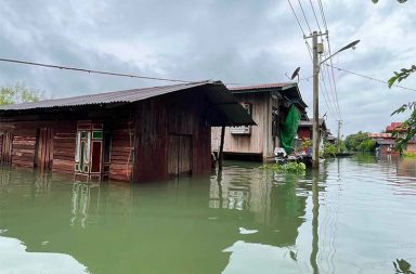 မွန်ပြည်နယ် ကျိုက်မရော၌ အတ္ထရံမြစ်ရေ လျှံ၍ လူ ၃ သောင်းကျော် ရေဘေးသင့် သတင်းနှင့် မီဒီယာ ကွန်ရက်။ ၂၀၂၆ ခုနှစ်၊ စက်တင်ဘာလ ၁ ရက်။ မွန်ပြည်၊ ကျိုက်မရောမြို့နယ်အတွင်း မိုးအဆက်မပြတ် ရွာသွန်းပြီး အတ္ထရံမြစ်ရေ ဆက်တိုက်မြင့်တက်လာမှု ကြောင့် ရပ်ကွက်နှင့် ကျေးရွာပေါင်း ၄၀ အထိ ရေကြီးနစ်မြုပ်နေကာ အိမ်ထောင်စု ၇,၀၀၀ ခန့်မှ လူဦးရေ ၃၂,၀၀၀ ကျော် ရေဘေးသင့်နေကြောင်း ဒေသခံများနှင့် လူမှုကယ်ဆယ်ရေးအဖွဲ့များက ပြောသည်။ ဩဂုတ်လ ၂၄ ရက်နေ့မှစ၍ အတ္ထရံမြစ်ရေ မြင့်တက်လာခြင်းကြောင့် ကျိုက်မရောမြို့ပေါ်ရှိ ရှင်စောပုနှင့် ရန်မျိုးအောင် ရပ်ကွက်များအပြင် ချောင်းနှစ်ခွ၊ ငပြေမ၊ ဦးလေး၊ ရေပူ၊ မယ်ကရို၊ နိတုံ၊ ဘိန်းဗျော၊ ဖနုံ၊ လမုခို၊ ကွမ်းငန်၊ အတ္တရံ၊ လှာကဇိုင်း၊ ဖာသိမ်၊ ကလိုင်းကနိုင် နှင့် ရေပူကော့စပ် အစရှိသည့် အတ္ထရံမြစ်ကမ်းဘေး ကျေးရွာများတွင် ရေကြီးရေလျှံမှု ရေရှည်ဖြစ်ပွားနေခြင်းဖြစ်သည်။ ရေကြီးနစ်မြုပ်မှု တစ်ပတ်ထက်မက ကြာမြင့်လာသည့်အပြင် လက်ရှိတွင် အတ္ထရံမြစ်ရေသည် ကျိုက်မရောမြို့ ၏ စိုးရိမ်ရေအမှတ် ၅၀၀ စင်တီမီတာထက် ကျော်လွန်ကာ ၅၃၈ စင်တီမီတာအထိ ရောက်ရှိနေသဖြင့် ရေကျ သွားခြင်းမရှိဘဲ ရေဘေးသင့်သူ အရေအတွက် ထပ်မံတိုးလာနိုင်သည့် အခြေအနေဖြစ်နေသည်။ ထို့ပြင် ဩဂုတ်လ ၂၄ ရက်နေ့ကလည်း ကျိုက်မရောမြို့ ကျောက်တောင်တောရကျောင်းမှ သက်တော် ၆၈ နှစ် အရွယ် ရဟန်းတစ်ပါး ရေနစ်၍ ပျံလွန်တော်မူခဲ့သည့် ဖြစ်စဉ်လည်း ရှိခဲ့သည်။ ကျိုက်မရော ဒေသခံတစ်ဦးက “မွန်ပြည်နယ်ရဲ့ တခြားမြို့နယ်အများစုမှာတော့ ရေတွေ ပြန်ကျသွားပြီ။ ဒါပေ မဲ့ ကျိုက်မရောမှာတော့ ရေပြန်မကျဘဲ နေ့တိုင်း ရေတိုးလာနေတယ်။ တစ်ပတ်ကျော် ရေမြုပ်နေတာဆိုတော့ သောက်သုံးရေနဲ့ အစားအသောက်၊ ဆေးဝါးတွေ တော်တော်လေး လိုအပ်နေပါပြီ” ဟု ပြောသည်။ လက်ရှိတွင် ရေဘေးသင့်သူအချို့ကို ကျိုက်မရောမြို့ပေါ်တွင် ယာယီဖွင့်လှစ်ထားသည့် ကယ်ဆယ်ရေးစခန်းနှစ်ခု အပါအဝင် ချောင်းနှစ်ခွ၊ ဦးလေး၊ အတ္ထရံ၊ ရေပူကော့စပ်၊ လှာကဇိုင်း၊ ငပြေမ ကျေးရွာများရှိ ဘုန်းတော်ကြီး ကျောင်းများနှင့် နေအိမ်အချို့တို့တွင် ယာယီပြောင်းရွှေ့ နေရာချထားပေးရသည်။ ရေကြီးနစ်မြုပ်မှု အခြေအနေကြောင့် ကျိုက်မရောမြို့နယ်အတွင်းရှိ မြို့ပေါ် စာသင်ကျောင်းများနှင့် ကျေးရွာများ ရှိ စာသင်ကျောင်းပေါင်း ၄၀ နီးပါးကို ယာယီပိတ်ထားရသည်။ လူမှုကယ်ဆယ်ရေးအဖွဲ့ တာဝန်ရှိသူတစ်ဦးက “ကယ်ဆယ်ရေးအဖွဲ့တွေနဲ့ အလှူရှင်တွေက ထမင်းထုပ်နဲ့ သောက်သုံးရေ လာလှူကြတာတော့ ရှိပါတယ်။ ဒါပေမဲ့ ဝေးလံပြီး လမ်းပန်းဆက်သွယ်ရေး ခက်ခဲတဲ့ ရွာတချို့ ဆီကိုတော့ အလှူရှင်တွေ မရောက်နိုင်ကြသေးပါဘူး” ဟု ပြောသည်။ မွန်ပြည်အတွင်း မိုးသည်းထန်စွာ ရွာသွန်းမှုကြောင့် မော်လမြိုင်၊ ဘီးလင်း၊ သံဖြူဇရပ်၊ ကျိုက်ထို၊ ချောင်းဆုံ၊ မုဒုံ၊ ရေး နှင့် ကျိုက်မရော မြို့နယ်များတွင် ရေကြီးရေလျှံမှုများ ဖြစ်ပွားခဲ့သော်လည်း အတ္ထရံမြစ်ရေ အဆက်မပြတ် မြင့်တက်နေသည့် ကျိုက်မရောမြို့နယ်တွင်မူ ရေဘေးဒဏ်ကို အဆိုးရွားဆုံး ဆက်လက်ရင်ဆိုင်နေရဆဲ ဖြစ် သည်။ #ကျိုက်မရော #အတ္ထရံမြစ်ရေ