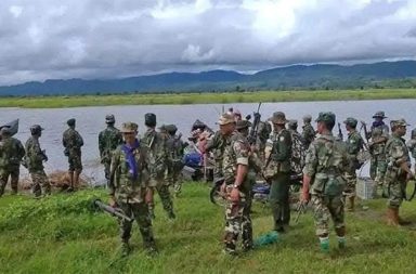 အင်းလေးဒေသသို့ စစ်အုပ်စု စစ်ကြောင်းထိုးဝင်ရောက် ဒေသခံများ စိုးရိမ်နေ သတင်းနှင့် မီဒီယာ ကွန်ရက်။ ၂၀၂၆ ခုနှစ်၊ စက်တင်ဘာလ ၁ ရက်။ ရှမ်းပြည်တောင်ပိုင်း၊ ညောင်ရွှေမြို့နယ်၊ အင်းလေးဒေသသို့ စစ်အုပ်စုတပ်နှင့် လက်အောက်ခံ ရဲ၊ ပျူစောထီး၊ ပအိုဝ်းပြည်သူ့စစ် (PNA) ပူးပေါင်းတပ်ဖွဲ့ အင်အား ၁၃၀ ကျော်ဖြင့် စစ်ကြောင်းထိုး ဝင်ရောက်လာ၍ ဒေသခံ များအကြား စိုးရိမ်မှုများ မြင့်တက်လျက်ရှိသည်။ အဆိုပါ ပူးပေါင်းစစ်ကြောင်းသည် ဩဂုတ်လ ၂၇ ရက်မှ ၂၉ ရက်နေ့အထိ ကျေးရွာများအတွင်း လှည့်လည် စစ်ဆေး ရှာဖွေခဲ့ပြီး လက်ရှိတွင် ကျားတွန်ကျေးရွာ၌ တပ်စွဲထားသဖြင့် ဒေသခံများ ပူပန်နေကြရခြင်း ဖြစ် သည်။ ဟဲယာရွာမတွင် နေထိုင်သည့် အမျိုးသားတစ်ဦးက “သူတို့ ရွာကို လာတဲ့ရက်က သေနတ် ဖောက်တယ်။ မိုးပေါ် ထောင်ပြီး ဖောက်တာ။ ခြောက်တာပေါ့။ ပြီးတော့ စစ်မှုထမ်းရှိတယ် အိမ်တွေ လိုက်စစ်တယ်။ ကျောင်းတက် နေတယ်ဆိုရင် ဘယ်နှစ်ပြီးမလဲ သေချာမေးတယ်။ စာရင်းကောက်တယ်။ နောက်တော့ သူတို့ ကျားတွန်ဖက် တက်သွားတယ်” ဟု ပြောသည်။ ကနဦးတွင် အဆိုပါ ပူးပေါင်းစစ်ကြောင်းသည် ဩဂုတ်လ ၂၇ ရက်နေ့၌ သပြေပင်ကျေးရွာသို့ စစ်ကြောင်းထိုး ဝင်ရောက်ကာ ကျေးရွာအုပ်ချုပ်ရေးမှူးနှင့် သံသယရှိသူများကို ခေါ်ယူစစ်ဆေးခဲ့သည်။ ထို့နောက် ဩဂုတ်လ ၂၈ ရက်နေ့တွင် အသက် ၄၀ အရွယ်ရှိ ရွာခံ ဦးထွန်းဦးကို PDF နှင့် ဆက်စပ်သည်ဟု ဆို ကာ တောင်ကြီးမြို့ရှိ ရပခ စစ်ကြောရေးစခန်းသို့ ဖမ်းဆီးခေါ်ဆောင်သွားခဲ့သည်။ ဩဂုတ်လ ၂၉ ရက်နေ့တွင်မူ စစ်ကြောင်းသည် အင်းလေးကန်ပတ်လမ်း (အနောက်ဘက်ကမ်းလမ်း) အတိုင်း အင်းတိန်ဘက်သို့ ဦးတည်စစ်ချီခဲ့ပြီး အင်းတိန်ကျေးရွာအုပ်စု၊ တောင်ခြေကျေးရွာ ဘုန်းကြီးကျောင်း၌ တပ်စွဲ ခဲ့သည်။ အင်းတိန်အုပ်စုအတွင်း စစ်မှုထမ်း အကျုံးဝင်သည့် အမျိုးသားတစ်ဦးက “PDF ၃၀ ရောက်နေလို့ ပြောပြီး လိုက်ရှာနေကြတယ်။ ရွာတိုင်းဝင်ထွက်ပြီး အဲဒါရှာနေကြတယ်။ စစ်မှုထမ်းတွေ လိုက်စစ်တယ်။ အဓိက စစ်မှု ထမ်းမပါတဲ့လူတွေကို ခြောက်ချင်လို့ လာတယ်လို့ ထင်တယ်” ဟု ပြောသည်။ စစ်ကြောင်းသည် အင်းလေးကန်ပတ်လမ်းအတိုင်း အရှေ့ဘက်ကမ်းသို့ ဆက်လက်ရွှေ့လျားမည်ဟု ပျူစောထီး များနှင့် နီးစပ်သူများထံမှ သိရသဖြင့် အရှေ့ဘက်ကမ်းရှိ ဒေသခံများလည်း အထူးစိုးရိမ်နေကြသည်။ လွန်ခဲ့သည့် ဩဂုတ်လ ၂၅ ရက်နေ့ကလည်း တောင်ခြေကျေးရွာအုပ်စု၊ ကြံ့ပုံ့ငယ်ရွာမှ အသက် ၂၀ ဝန်းကျင် အရွယ် မောင်ပြည့်စုံကို PDF နှင့် ဆက်စပ်သည်ဟု စွပ်စွဲကာ ဖမ်းဆီးခဲ့ပြီး ယနေ့အထိ မိသားစုနှင့် အဆက် အသွယ် ပြတ်တောက်နေသည်။ စစ်အုပ်စုတပ်သည် အင်းလေးကန်အတွင်း PDF များ လက်နက်ချပွဲ ပြုလုပ်ရန် ပြင်ဆင်နေပြီး ပျူစောထီး ခေါင်းဆောင်နှစ်ဦးကို တစ်ဦးလျှင် ကျပ်သိန်းတစ်ထောင်စီ ချီးမြှင့်မည်ဟု ကြေညာထားသည်။ ဓါတ်ပုံ - (ပုံဟောင်း / Crd) #အင်းလေး #ညောင်ရွှေမြို့နယ်