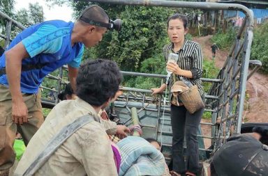 မော်ချီး ခဲလုပ်ကွက်ကို စစ်အုပ်စု ဗုံးကြဲ၍ ကလေးများအပါအဝင် ၆ ဦး သေဆုံး သတင်းနှင့် မီဒီယာ ကွန်ရက်။ ၂၀၂၆ ခုနှစ်၊ စက်တင်ဘာလ ၂ ရက်။ ကရင်နီပြည်၊ ဖားဆောင်းမြို့နယ်၊ မော်ချီးဒေသ၌ မည်သည့်တိုက်ပွဲမှ ဖြစ်ပွားခြင်းမရှိဘဲ စစ်အုပ်စုတပ်က အရပ် သားများ နေထိုင်ရာ ရပ်ကွက်အတွင်းသို့ လေကြောင်းမှ ဗုံးကြဲတိုက်ခိုက်ခဲ့သဖြင့် ကလေးငယ်များ အပါအဝင် အပြစ်မဲ့ အရပ်သား ၆ ဦး ပွဲချင်းပြီး သေဆုံးကာ ၉ ဦး ထိခိုက်ဒဏ်ရာ ရရှိခဲ့ကြောင်း ဒေသခံများက ပြောသည်။ ပြီးခဲ့သည့် စက်တင်ဘာလ ၁ ရက်နေ့ ညနေ ၄ နာရီဝန်းကျင်တွင် မော်ချီး ခဲတူးဖော်ရေး လုပ်ကွက်အနီးရှိ ကျောက်ကြားရပ်ကွက် အတွင်းသို့ စစ်အုပ်စုတပ်က ဂျက်ဖိုက်တာ နှစ်စီးဖြင့် ဗုံးကြဲချသွားခဲ့ခြင်း ဖြစ်သည်။ လေကြောင်းမှ ရုတ်တရက် ဗုံးကြဲခံရမှုကြောင့် အရပ်သား နေအိမ်များ စိစိညှက်ညှက် ပျက်စီးခဲ့ရသည့်အပြင် အပြစ်မဲ့ ကလေးငယ်များနှင့် လူငယ်အချို့မှာ ပွဲချင်းပြီး သေဆုံးခဲ့ရသည်။ မော်ချီးဒေသခံ အမျိုးသားတစ်ဦးက “ဒီမှာ ဘာတိုက်ပွဲမှလည်း မရှိပါဘူး။ ညနေပိုင်း လူတွေ အိမ်မှာရှိနေချိန်မှာ ဂျက်ဖိုက်တာ နှစ်စီးနဲ့ ရုတ်တရက်လာပြီး ဗုံးတွေ ကြဲချသွားတာပါ။ လာတာတော့ နှစ်စီး၊ ရာသီဥတုကလည်း မိုးတွေ အုံ့နေတော့ ကြဲသွားတာပဲ သိလိုက်တယ်။ ကလေးတွေနဲ့ လူတွေ နေရာမှာတင် သေကုန်တာ။ အိမ်တွေ လည်း စိစိညှက်ညှက်ကို ပျက်စီးသွားတယ်” ဟု ပြောသည်။ ယခုဖြစ်စဉ်နှင့် ပတ်သက်၍ စစ်အုပ်စုတပ်၏ လုပ်ရပ်သည် ပြည်သူများကို အကြောက်တရားဖြင့် စစ်ရာဇဝတ်မှု ကျူးလွန်ခြင်းဖြစ်ကြောင်း မြေပြင်ရှိ အကူအညီပေးနေသူ ကရင်နီငယ်တစ်ဦးက ပြောသည်။ “စစ်အုပ်စုတပ်ဟာ သူတို့ အုပ်ချုပ်ရေး လက်လှမ်းမမီတော့တဲ့ ဒေသတွေက ပြည်သူတွေကို ပစ်မှတ်ထားပြီး အကြောက်တရားနဲ့ ဖိနှိပ်ဖို့ တမင် ရည်ရွယ်ချက်ရှိရှိ သတ်ဖြတ်နေတာဖြစ်ပါတယ်။ တိုက်ပွဲမရှိဘဲ အရပ်သား တွေကို ဒီလို ပစ်မှတ်ထား တိုက်ခိုက်တာဟာ ပြောင်ပြောင်တင်းတင်း စစ်ရာဇဝတ်မှု ကျူးလွန်တာပဲ ဖြစ်ပါ တယ်” ဟု ၎င်းက ပြောသည်။ မော်ချီးဒေသသည် တိုက်ပွဲ ဖြစ်ပွားခြင်းမရှိသော်လည်း စစ်အုပ်စုတပ်က မကြာခဏဆိုသလို လေကြောင်းမှ ဗုံးကြဲလေ့ရှိပြီး၊ ပြီးခဲ့သည့် ၂၀၂၅ ခုနှစ် ဩဂုတ်လတုန်းကလည်း မော်ချီးဒေသ လိုခါးလိုကျေးရွာ ကို လေကြောင်းမှ ဗုံးကြဲတိုက်ခိုက်ခဲ့သဖြင့် ပြည်သူ ၃၂ ဦးအထိ သေဆုံးခဲ့သည့် ဖြစ်စဉ်များ ရှိခဲ့ဖူးသည်။ မော်ချီးဒေသအပါအဝင် ကရင်နီပြည်အတွင်းရှိ စစ်အုပ်စုတပ် လက်လွှတ်လိုက်ရသည့် မြို့နယ်များနှင့် လက်နက် ကိုင် တော်လှန်ရေးအဖွဲ့များ စိုးမိုးထားသည့် ဒေသများတွင် လက်နက်ကြီး ပစ်ခတ်မှုနှင့် လေကြောင်းမှ ဗုံးကြဲမှု များ မကြာခဏ ပြုလုပ်လေ့ရှိသဖြင့် ဒေသခံ ပြည်သူများမှာ လုံခြုံရေးအတွက် စိုးရိမ်ထိတ်လန့်နေကြရှိသည်။ #မော်ချီး Photo:Crd