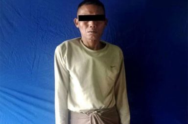 ကျောက်တော်၌ ၁၄ နှစ်အရွယ် မိန်းကလေးအား အဓမ္မပြုကျင့်သူကို အေအေ ဖမ်းဆီး၍ တရားစွဲဆို သတင်းနှင့် မီဒီယာ ကွန်ရက်။ ၂၀၂၆ ခုနှစ်၊ စက်တင်ဘာလ ၂ ရက်။ ရခိုင်ပြည်၊ ကျောက်တော်မြို့နယ်တွင် အသက် ၁၄ နှစ်အရွယ် မိန်းကလေးတစ်ဦးအား အဓမ္မပြုကျင့်ပြီး ၂ လ ကျော်ကြာ ထွက်ပြေးလွတ်မြောက်နေသည့် တရားခံကို တရားဥပဒေစိုးမိုးရေးနှင့် ပြည်သူ့လုံခြုံရေးဌာန (DLEPS) က ဖမ်းဆီးရမိခဲ့ပြီး မြောက်ဦးခရိုင် တရားရုံးသို့ တရားစွဲဆို တင်ပို့လိုက်ပြီဖြစ်သည်။ အဆိုပါ ဖြစ်စဉ်မှာ ဧပြီလ ၇ ရက်နေ့က ကျောက်တော်မြို့နယ်၊ ရမ်းချောင်းတောအတွင်းရှိ ဥယျာဉ်ခြံ၌ ဖြစ်ပွားခဲ့ ခြင်းဖြစ်ပြီး ထွက်ပြေးလွတ်မြောက်နေသူ ခြံပိုင်ရှင် အသက် ၅၅ နှစ်အရွယ် ဦးမောင်အေးလှ အား အာရက္ခတပ် တော် (AA) နှင့် DLEPS တပ်ဖွဲ့များက ဇူလိုင်လ ၃၀ ရက်နေ့တွင် ဖမ်းဆီးခဲ့ကာ ဩဂုတ်လ ၂၈ ရက်နေ့၌ တရားစွဲ ဆိုခဲ့ခြင်း ဖြစ်သည်။ အေအေနှင့် နီးစပ်သူတစ်ဦးက “မြောက်ဦးခရိုင် တရားရုံးမှာ တရားစွဲဆိုလိုက်တာလို့သိရတယ်၊ လူပြောများနေ တယ်။ မီဒီယာတွေမှာလည်း တွေ့ရတော့ တော်တော် သတိထားကိုင်တွယ်လို့ နည်းနည်းကြာတာလို့ ဆိုကြ တယ်။ အခုကတော့ ရခိုင်ကသက်ငယ် မုဒိမ်းမှုတွေကို အထူးတရားရုံးက ကိုင်တွယ်မယ်လို့သိရပါတယ်” ဟု ပြောသည်။ ဖြစ်စဉ်မှာ ကျောက်တလုံးကျေးရွာမှ နစ်နာသူ မိသားစုသည် ဇီးချောင်းဆည် မြောက်ဘက်ရှိ သိန်းတန်ကျေးရွာ နေ ဦးမောင်အေးလှ ပိုင်ဆိုင်သည့် ဥယျာဉ်ခြံ၌ မိသားစုလိုက် သွားရောက် လုပ်ကိုင်ခဲ့ကြခြင်းဖြစ်သည်။ ဧပြီလ ၅ ရက်နေ့တွင် ခြံတဲ၌ မီးမရှိသဖြင့် ဆိုလာပြားသွားယူရန် ခြံပိုင်ရှင် ဦးမောင်အေးလှနှင့်အတူ အသက် ၁၄ နှစ် အရွယ် သမီးဖြစ်သူ လိုက်ပါသွားခဲ့သည်။ ဧပြီလ ၆ ရက် မွန်းလွဲပိုင်းတွင် ဇီးချောင်းဆည်မှ ရမ်းချောင်းတောအတွင်း တောလမ်းအတိုင်း ပြန်လာစဉ် ညနေပိုင်း၌ မှောင်လာသဖြင့် မြောင်တစ်ခုတွင် ယာယီတဲထိုး၍ အိပ်စက်ခဲ့ကြရာ ထိုည၌ ဦးမောင်အေးလှက အသက် ၁၄ နှစ်အရွယ် မိန်းကလေးအား အဓမ္မပြုကျင့်ခဲ့သည့်အပြင် သဘာဝနှင့် ဆန့်ကျင်သော လိင်ပိုင်းဆိုင်ရာ ကျူးလွန်မှုများကိုပါ ထပ်မံပြုလုပ်ခဲ့သည်။ ထို့ပြင် အဆိုပါ တရားခံသည် နစ်နာသူ၏ အသက် ၈ နှစ်အရွယ် ညီမဖြစ်သူကိုလည်း မက်လုံးပေး၍ လိင်ပိုင်း ဆိုင်ရာ အလွဲသုံးစား ပြုလုပ်ခဲ့ကြောင်း စုံစမ်းသိရှိရသည်။ နစ်နာသူ မိသားစုသည် မေလ ၁၅ ရက်နေ့တွင် မိခင်ဖြစ်သူနှင့်အတူ DLEPS စခန်း၌ တိုင်တန်းခဲ့သဖြင့် ရာဇသတ် ကြီး ပုဒ်မ ၃၇၆ (မုဒိမ်းမှု)၊ ပုဒ်မ ၃၇၇ (သဘာဝနှင့်ဆန့်ကျင်သော လိင်ဆက်ဆံမှု)၊ အမှုအမှတ် (ပ) ၆/၂၀၂၆ ဖြင့် အမှုဖွင့်လှစ်ခဲ့သည်။ အမှုဖွင့်ပြီးနောက် တရားခံ ဦးမောင်အေးလှသည် ထွက်ပြေးတိမ်းရှောင်နေခဲ့ရာမှ ဇူလိုင်လ ၃၀ ရက်နေ့တွင် သိန်းတန်ကျေးရွာရှိ ၎င်း၏ နေအိမ်၌ သွားရောက်ဖမ်းဆီးခဲ့ခြင်း ဖြစ်သည်။ စစ်ဆေးမေးမြန်းမှုများအရ တရားခံ မောင်အေးလှက ပြစ်မှုကျူးလွန်ကြောင်း ဝန်ခံထွက်ဆိုခဲ့ပြီး တရားရုံးတွင် ဖြောင့်ချက်ပေးခဲ့သည်။ တရားဥပဒေစိုးမိုးရေးနှင့် ပြည်သူ့လုံခြုံရေးဌာန (DLEPS) အနေဖြင့် သက်သေခံ ပစ္စည်းများနှင့် အခင်းဖြစ်ရပ် မှတ်တမ်းများကို စနစ်တကျ သိမ်းဆည်း၍ မြောက်ဦးခရိုင်တရားရုံးသို့ တရားစွဲဆို တင်ပို့ခဲ့ရာ တရားရုံးက ရာဇဝတ်ကြီးမှုအမှတ်ဖြင့် လက်ခံစစ်ဆေးလျက် ရှိသည်။ လက်ရှိတွင် DLEPS ဌာနအနေဖြင့် ပြည်နယ်အတွင်း ပြစ်မှုကျူးလွန်ပြီး ထွက်ပြေးလွတ်မြောက်နေသည့် တရားခံပြေးများကို ဖမ်းဆီးရမိရေး ဆက်လက်ဆောင်ရွက်လျက်ရှိကြောင်း အာရက္ခမှုခင်းနှင့် ဆက်စပ်သတင်း များ ထုတ်ပြန်ရေးအဖွဲ့၏ ထုတ်ပြန်ချက်တွင် ဖော်ပြထားသည်။ ဓါတ်ပုံ - DLEPS ဌာန #ကျောက်တော်မြို့နယ် #မုဒိမ်းမှု
