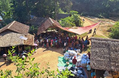 မွန်၊ ကရင်နှင့် တနင်္သာရီတွင် စစ်ဘေးရှောင် ၁၆ သိန်းကျော်လာ၊ ကူညီရေးအဖွဲ့များ အခက်ကြုံနေ သတင်းနှင့် မီဒီယာ ကွန်ရက်။ ၂၀၂၆ ခုနှစ်၊ စက်တင်ဘာလ ၃ ရက်။ မွန်ပြည်၊ ကရင်ပြည်နှင့် တနင်္သာရီတိုင်းတို့တွင် စစ်အုပ်စုတပ်၏ စစ်ကြောင်းထိုးမှုနှင့် လေကြောင်း တိုက်ခိုက် မှုများကြောင့် နေရပ်စွန့်ခွာ ထွက်ပြေးရသည့် စစ်ဘေးရှောင် ဦးရေ ၁၆ သိန်းကျော်အထိ အဆမတန် တိုးလာနေ ပြီး အခြေခံ စားနပ်ရိက္ခာ၊ ဆေးဝါးနှင့် မိုးကာများ အရေးပေါ် လိုအပ်နေကြောင်း ဒေသခံ ကူညီကယ်ဆယ်ရေး အဖွဲ့များက ပြောသည်။ ဒေသတွင်း တိုက်ပွဲများအပြင် စစ်အုပ်စုတပ်၏ လက်နက်ကြီး ပစ်ခတ်မှု၊ ဒရုန်းနှင့် လေကြောင်း တိုက်ခိုက်မှုများ ကြောင့် ဒေသခံများသည် ဘေးလွတ်ရာ တောတောင်များနှင့် ရာဘာခြံများအတွင်းသို့ လအတော်ကြာ ထွက်ပြေး တိမ်းရှောင်နေကြရခြင်း ဖြစ်သည်။ မွန်ပြည် လူ့အခွင့်အရေး ဖောင်ဒေးရှင်း (HURFOM) ပရိုဂရမ် ဒါရိုက်တာ နိုင်အဲမွန်က “ဩဂုတ် ဒေတာအရ မွန်မှာ စုစုပေါင်း ၂၉၉,၇၂၉ ကျော်၊ ကရင်မှာ ၇၉၉,၇၀၀ ကျော်နဲ့ တနင်္သာရီမှာ ၅၁၆,၂၄၀ ကျော် ဆိုတော့ နေရပ်ရင်းက စွန့်ခွာ ထွက်ပြေးနေရတဲ့ အခြေအနေရှိတယ်နော်။ တစ်ပတ်ထဲမှာပဲ ကရင်မှာ ၂,၅၀၀၊ မွန်မှာ ၁,၂၀၀ နဲ့ တနင်္သာ ရီမှာ ၂,၁၀၀ တိုးလာတာကို အတည်ပြုနိုင်ခဲ့တာဖြစ်ပြီး မြေပြင်မှာ ဒီထက်ပိုများနိုင်ပါတယ်” ဟု ပြောသည်။ ထိုအရေအတွက်သည် မွန်ပြည်လူ့အခွင့်အရေး ဖောင်ဒေးရှင်း HURFOM က လက်လှမ်းမှီးသလောက် ကောက် ယူထားသည့် အရေအတွက်များသာဖြစ်ပြီး မြေပြင်တွင် ယခုအရေအတွက်ထက် ပိုများနိုင်သည်ဟု ဆိုသည်။ လက်ရှိတွင် စစ်ဘေးရှောင်များမှာ စားနပ်ရိက္ခာအပြင် မိုးကာ၊ သန့်ရှင်းသည့် သောက်သုံးရေနှင့် တစ်ကိုယ်ရည် သန့်ရှင်းရေး ပစ္စည်းများ လိုအပ်နေသည့်အပြင် စခန်းများ၌ ငှက်ဖျားနှင့် တုပ်ကွေးရောဂါများ ကူးစက်ဖြစ်ပွားနေ သဖြင့် ဆေးဝါးနှင့် ခြင်ထောင်များ အရေးပေါ် လိုအပ်လျက်ရှိသည်။ တနင်္သာရီတိုင်းမှ ကူညီကယ်ဆယ်ရေး ဆောင်ရွက်နေသူတစ်ဦးက “မြို့နယ်တိုင်းလိုလိုမှာ စစ်ဘေးရှောင်တွေ ရှိနေတယ်။ ဆေးလိုမယ်။ တာလပတ်၊ မိုးကာ၊ ရိက္ခာတွေ လိုတာပေါ့။ အခုက ငှက်ဖျားပေါတယ်။ ငှက်ဖျား တော်တော် ထိတယ်။ ဟိုတလောမှာတောင် ငှက်ဖျားကြောင့် ၂ ယောက်၊ ၃ ယောက် သေတယ်” ဟု ပြောသည်။ ထို့ပြင် တောတောင်နှင့် ရာဘာခြံများအတွင်း လပေါင်းများစွာ ခိုလှုံနေကြရသည့် စစ်ဘေးရှောင် မိသားစုများ တွင် ကလေးသူငယ်များ၏ ပညာရေးနှင့် ကျန်းမာရေးအတွက် အထူး စိုးရိမ်စရာ ဖြစ်နေသည်။ မိုးရာသီ ကာလဖြစ်သည့်အတွက် ယာယီတဲ shelter မလုံလောက်မှုကြောင့် တုပ်ကွေးနှင့် ဝမ်းပျက်ဝမ်းလျှော ရောဂါများ ကူးစက်ဖြစ်ပွားနေသည့်အပြင် ကလေးငယ်များအတွက် အာဟာရပြည့်ဝသည့် စားနပ်ရိက္ခာများနှင့် အခြေခံ ပညာသင်ကြားနိုင်ရေးအတွက်ပါ အခက်အခဲပေါင်းများစွာ ကြုံတွေ့နေကြရသည်။ တစ်ဖက်တွင်လည်း စစ်အုပ်စုတပ်၏ စစ်ကြောင်းထိုးမှုများအတွင်း ကျေးရွာများအနီး မြေမြှုပ်မိုင်းများ ထောင်ထားခဲ့ခြင်းနှင့် ဆက်သွယ်ရေး လိုင်းများ ဖြတ်တောက်ထားခြင်းတို့ကြောင့် ကူညီရေးအဖွဲ့များအနေဖြင့် စစ်ဘေးရှောင်များထံ အချိန်မီ သတင်းအချက်အလက် ပေးပို့နိုင်ရေးနှင့် ရိက္ခာဝေငှနိုင်ရေးအတွက် ကြီးမားသည့် စိန်ခေါ်မှုများနှင့် ရင်ဆိုင်နေရသည်။ ကူညီရေးအဖွဲ့များအနေဖြင့် စစ်ဘေးရှောင်များထံ သွားရောက် ကူညီရာ၌ စစ်အုပ်စုတပ်၏ လမ်းပိတ်ဆို့မှုများ၊ စစ်ဆေးရေးဂိတ်များ၊ လေကြောင်းနှောင့်ယှက်မှုများနှင့် ဆက်သွယ်ရေး ပြတ်တောက်မှုများကြောင့် အကူအညီ များ ပေးပို့ရန် ခက်ခဲနေကြသည်။ ထိုအခြေအနေနှင့် ပတ်သက်၍ HURFOM မှ နိုင်အဲမွန်က “အဓိက အခက်အခဲက သွားရေးလာရေး အခက်အခဲ တွေ ရှိတယ်။ လမ်းပိတ်တာတို့၊ Check point တိုးတာတို့ပေါ့နော်။ လက်နက်ကြီးနဲ့ ရမ်းသမ်းပစ်တဲ့ကိစ္စ၊ နောက်တစ်ခါ ဒရုန်းတို့ လန်းမိုင်းစစ်ကြောင်းတွေ၊ ဆက်သွယ်ရေး ပြတ်တောက်တာတွေကြောင့် relief team တွေ သွားရေးလာရေး ခက်လာတာတွေ ရှိတယ်။ ညဘက်ပဲ သွားရတာတွေရှိတယ်။ တစ်ဖက်မှာလည်း Funding တွေ လျှော့လာတယ်။ အကူအညီတွေက ကစဉ့်ကလျား ဖြစ်နေရတယ်” ဟု ဆက်ပြောသည်။ စစ်အုပ်စုတပ်သည် ၎င်းတို့ ဆုံးရှုံးလိုက်ရသည့် နယ်မြေများ၊ နယ်စပ်ကုန်သွယ်ရေးနှင့် မဟာဗျူဟာကျသည့် နေရာများကို ပြန်လည်ရယူရန် မြေပြင် ထိုးစစ်များအပြင် လေကြောင်းမှပါ အပြင်းအထန် တိုက်ခိုက်နေသဖြင့် ဒေသခံများ၏ လူသားချင်းစာနာမှု အကူအညီ လိုအပ်ချက်များမှာ ပိုမို ကြီးမားလာလျက်ရှိသည်။ (ဓာတ်ပုံ - ဒေါနတနင်္သာရီ - စစ်ဘေးရှောင်များ အထောက်အကူပြုရေးအဖွဲ့) #IDPs #စစ်ဘေးရှောင်