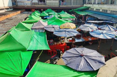 တောင်ကြီးတွင် စည်ပင်ဝန်ထမ်းနှင့် ဈေးဝယ်သူ ထိုးကြိတ်ကြရာမှ သွေးထွက်သံယိုဖြစ် သတင်းနှင့် မီဒီယာ ကွန်ရက်။ ၂၀၂၆ ခုနှစ်၊ စက်တင်ဘာလ ၄ ရက်။ ရှမ်းပြည်တောင်ပိုင်း၊ တောင်ကြီးမြို့၊ ဗိုလ်ချုပ်လမ်းမပေါ်ရှိ City Square အနီး ပျံကျဈေးတွင် စည်ပင်ဝန်ထမ်း နှင့် ဈေးဝယ်သူ အမျိုးသမီးတို့အကြား စကားများရန်ဖြစ်ရာမှ သွေးထွက်သံယိုဖြစ်သည့်အထိ အပြန်အလှန် ထိုးကြိတ် တိုက်ခိုက်မှု ဖြစ်ပွားခဲ့ကြသည်။ ဖြစ်စဉ်မှာ စက်တင်ဘာလ ၃ ရက် နံနက် ၇ နာရီခန့်တွင် ဒေါ်အိလှိုင် ဆိုသူသည် သူငယ်ချင်းဖြစ်သူနှင့်အတူ မဟာသုခလမ်းဘက်မှ ပျံကျဈေးအတွင်းသို့ ဆိုင်ကယ်ဖြင့် မောင်းဝင်စဉ် စိန်တောင်တန်း စားသောက်ဆိုင်ရှေ့၌ စည်ပင်ဝန်ထမ်း ဦးတင်ဝင်းအောင်က ဝင်ရောက်ခွင့် မပြုရာမှ စကားများရန်ဖြစ်မှု စတင်ခဲ့ခြင်း ဖြစ်သည်။ ဈေးသည်တစ်ဦးက “ကျမတို့လည်း မြင်နေတယ်။ ကောင်မလေးကလည်း အပြောရင့်တယ်။ စည်ပင်ကလည်း ပြေပြေလည်လည် မပြောတတ်ဘူး။ နှစ်ဖက်လုံးတင်းပြီး ဖြစ်ကြတာ။ ဒီကာလ လူတိုင်း စိတ်ဆတ်တော့ သတိထားပြောဆိုရမှာ။ ဒီလို ဖြစ်တော့ နှစ်ဖက်လုံးအတွက် မကောင်းဘူး” ဟု ပြောသည်။ ဒေါ်အိလှိုင်သည် ထွက်ခွာသွားပြီးနောက် တက်ခေတ်လမ်းဘက်မှ ပြန်လည်ဝင်ရောက်ရာတွင် ထပ်မံ တားဆီးခံ ရသဖြင့် အပြန်အလှန် ဆဲဆိုကြရာမှ ရန်ပွဲ စတင်ခဲ့သည်။ ရန်ပွဲအတွင်း ဒေါ်အိလှိုင်ဘက်မှ ဓားချွန်ဖြင့် တိုက်ခိုက်ခဲ့သဖြင့် ဦးတင်ဝင်းအောင်တွင် ပါး၊ မေးစေ့၊ လည်ပင်း၊ ရင်အုံနှင့် ဝမ်းဗိုက်တို့၌ ပြတ်ရှဒဏ်ရာများ ရရှိခဲ့ကြောင်း မျက်မြင်တွေ့ရှိသည့် ဈေးသည်များက ဆိုသည်။ ထို့နောက် ဦးတင်ဝင်းအောင်ကလည်း ပြန်လည် ထိုးကြိတ်ခဲ့သဖြင့် ဒေါ်အိလှိုင်တွင် ခေါင်း၊ ဝဲဘက်မျက်လုံး၊ ရင်ဘတ်နှင့် လက်မောင်းတို့၌ ဖူးယောင်ဒဏ်ရာများနှင့်အတူ နှုတ်ခမ်း၊ မေးစေ့တို့တွင် ပြတ်ရှဒဏ်ရာများ ရရှိခဲ့ သည်။ ပျံကျဈေးတွင် နေ့စဉ် ဈေးဝယ်သည့် အိမ်ရှင်မတစ်ဦးက “ဘယ်သူမှား မှန်လဲတော့ မသိဘူးပေါ့နော်။ စည်ပင် တွေ ကြိုက်သလို လုပ်နေတာကတော့ မြင်နေတွေ့နေတာပဲ။ မဝင်ရ လမ်းတွေ သူတို့ စိတ်ကြိုက်သတ်မှတ် တယ်။ ရပ်ကွက်လူတွေနဲ့ ဘာမှ ညှိနှိုင်းမှု မရှိဘူး။ ပိုက်ဆံပေးရင် ရောင်းရမယ်။ နောက်နေ့ ဖမ်းချင်ဖမ်းမယ်။ အပြောဆို ရင့်တယ်။ စည်ပင် အလုပ်ကျ မလုပ်ချင်ဘူး။ ဈေးသည်တွေ ဈေးဝယ်တွေလည်း ရိုင်းတာပါပဲ။ ထစ်ခနဲရှိဆို ဖအေ၊ နှမ ကိုင်တုတ်ဆဲကြတော့ သည်းမခံနိုင်ကြတော့တာ” ဟု ပြောသည်။ အဆိုပါ ဖြစ်စဉ်နှင့် ပတ်သက်၍ ဦးတင်ဝင်းအောင်က တောင်ကြီး မြို့မရဲစခန်းတွင် တိုင်ကြားခဲ့သဖြင့် ဒေါ်အိလှိုင် အား ဆဲဆိုမှု၊ ဝတ္တရားနှောက်ယှက်မှု၊ အနာတရဖြစ်စေမှု ရာဇသတ်ကြီးပုဒ်မ ၂၉၄/ ၃၅၃/ ၃၃၂ တို့ဖြင့် အမှုဖွင့်ထားသည်။ အလားတူ ဒေါ်အိလှိုင် ဘက်ကလည်း ပြန်လည် တိုင်တန်းခဲ့သည့်အတွက် ဦးတင်ဝင်းအောင်ကိုလည်း ရဲစခန်းက ဆဲဆိုမှု၊ နာကျင်စေမှု၊ ကာယိန္ဒြေပျက်စီးစေမှု ပုဒ်မ ၂၉၄/ ၃၂၃/ ၃၅၄ တို့ဖြင့် အမှုဖွင့်ထားသည်။ တောင်ကြီးမြို့တွင် ဈေးသည်နှင့် စည်ပင်ဝန်ထမ်းများအကြား မကြာခဏ စကားများလေ့ရှိသော်လည်း ယခုကဲ့ သို့ ဈေးဝယ်သူနှင့် စည်ပင်ဝန်ထမ်းတို့အကြား သွေးထွက်သံယိုဖြစ်သည်အထိ ခိုက်ရန်ဖြစ်ပွားမှုမှာ ပထမဆုံး အကြိမ် ဖြစ်ကြောင်း ဒေသခံများက ပြောသည်။ #တောင်ကြီးမြို့