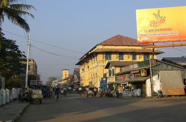 စစ်တွေအနီး နှစ်နေရာ၌ AA နှင့် စစ်တပ် တိုက်ပွဲဖြစ်၊ လေကြောင်းနှင့် လက်နက်ကြီး ပစ်ကူပေးနေ သတင်းနှင့် မီဒီယာ ကွန်ရက်။ ၂၀၂၆ ခုနှစ်၊ စက်တင်ဘာလ ၄ ရက်။ ရခိုင်ပြည်၊ စစ်တွေမြို့စွန် အမြင့်ကျွန်းကျေးရွာအနီးနှင့် စစ်တွေ-ပုဏ္ဏားကျွန်း အစပ် ကွမ်းတောင်ရွာတို့တွင် စစ်အုပ်စုတပ်နှင့် အာရက္ခတပ်တော် (AA) တို့ တိုက်ပွဲဖြစ်ပွားနေပြီး စစ်အုပ်စုတပ်ဘက်မှ လေကြောင်းနှင့် လက်နက်ကြီး ပစ်ကူများ ပေးနေကြောင်း ဒေသခံ စစ်ရေးသတင်းရင်းမြစ်များက ပြောသည်။ အာရက္ခတပ်တော် (AA) သည် စစ်တွေမြို့နှင့် ကုန်းလမ်း၊ ရေလမ်း ထိစပ်နေသည့် ပုဏ္ဏားကျွန်းမြို့နယ် ကွမ်းတောင်ကျေးရွာဘက်မှ တစ်ဆင့် စစ်တွေမြို့သို့ စစ်ရေးအရ တဖြည်းဖြည်း ချဉ်းကပ်လာနေသဖြင့် စစ်တပ် က လေကြောင်းမှ ဗုံးကြဲခြင်း၊ လက်နက်ကြီးများဖြင့် ပစ်ခတ်ခြင်းများ ပြုလုပ်နေသကဲ့သို့ စစ်တွေမြို့စွန် အမြင့်ကျွန်းကျေးရွာအနီးတွင်လည်း တိုက်ပွဲများ ဆက်လက်ဖြစ်ပွားနေသည်။ ဒေသခံ စစ်ရေးသတင်းရင်းမြစ် အမျိုးသားတစ်ဦးက “စက်တင်ဘာ ၃ ရက်နေ့က ကွမ်းတောင်ကျေးရွာနဲ့ ပုဏ္ဏား ကျွန်း၊ စစ်တွေ နယ်စပ်တွေကို ဗုံးကြဲတယ်။ စက်တင်ဘာ ၄ ရက်နေ့မှာ ကွမ်းတောင်ကို လက်နက်ကြီးနဲ့ ပစ် တယ်။ ရွှေမင်းဂံစခန်းနားနဲ့ အမြင့်ကျွန်းနားကို လက်နက်ကြီးတွေ ပစ်နေတယ်။ သတင်းအရ အေအေက တော် တော်နီးလာပြီး မြို့ထဲအထိကို စစ်ရေးဖိအားပေးနေပြီ။ ကွမ်းတောင်ကဆို ချောင်းလက်တက်တွေအတိုင်း တက် လာတာ။ အမြင့်ကျွန်းကတော့ တက်လိုက်ဆင်းလိုက်ပဲ။ အမြင့်ကျွန်းနဲ့က စစ်တွေမြို့ထဲ နာရီဝက်ပဲ၊ ကွမ်းတောင်ကတော့ ၂ နာရီခွဲလောက် သွားရတယ်၊ အရင် စစ်မဖြစ်ခင်ကပေါ့။ အခုကတော့ သွားရေးလာရေး မလွယ်ဘူး” ဟု ပြောသည်။ အမြင့်ကျွန်းကျေးရွာသည် စစ်တွေမြို့၏ မြောက်ဘက် မြို့စွန်အစပ်၌ တည်ရှိပြီး မည်သည့် မြစ်ချောင်းမှ ပိုင်း ခြားထားခြင်း မရှိဘဲ စစ်တွေမြို့နှင့် ကုန်းလမ်းအတိုင်း တိုက်ရိုက် ထိစပ်နေသည့် နေရာဖြစ်သည်။ ကွမ်းတောင်ကျေးရွာမှာမူ စစ်တွေ-ရန်ကုန် ပြည်ထောင်စု လမ်းမကြီးပေါ် ပုဏ္ဏားကျွန်းမြို့နယ် နယ်စပ်တွင် တည်ရှိပြီး ကုလားတန်မြစ်၏ အရှေ့ဘက်နှင့် အနောက်ဘက် ကမ်းတစ်လျှောက် စစ်တွေ၊ အမြင့်ကျွန်းတို့နှင့် ဆက်စပ်လျက်ရှိသည်။ အလားတူ စစ်တွေမြို့ပေါ်ရှိ တပ်ရင်းများနှင့် ကုလားတန်မြစ်ဝတွင် တပ်စွဲထားသည့် စစ်သင်္ဘောများသည်လည်း ပုဏ္ဏားကျွန်း၊ ရသေ့တောင်နှင့် ပေါက်တောမြို့နယ်ဘက်သို့ စက်တင်ဘာလ ၄ ရက်နေ့တွင် လက်နက်ကြီးများဖြင့် ရမ်းသမ်း ပစ်ခတ်နေကြောင်း ဆိုသည်။ အခြား ဒေသခံ စစ်ရေးသတင်းရင်းမြစ်တစ်ဦးက “မနေ့က ကွမ်းတောင်ကျေးရွာဘက်က တောတန်းတွေ၊ ချောင်းလက်တက်တွေဘက်ကို ပစ်နေတာ။ အေအေက ကုန်းလမ်းရော ရေလမ်းရော တက်လာနေတယ်လို့ သိရတယ်။ စစ်တွေမြို့ အနီးတစ်ဝိုက်က မင်းဂံဆိပ်နဲ့ အမြင့်ကျွန်းအထိ အေအေ စိုးမိုးဖို့ လုပ်လာတယ်။ စစ်တပ် ထွက်ပေါက်ပိတ်နေတယ်” ဟု ပြောသည်။ လက်ရှိတွင် စစ်အုပ်စုတပ်သည် စစ်တွေမြို့၌ တပ်ရင်းများ အင်အားဖြည့်တင်းကာ မြို့အစပ်နေရာများတွင် ခံစစ်တပ်ဖြန့်ထားသော်လည်း ကွမ်းတောင်ကျေးရွာနှင့် ပုဏ္ဏားကျွန်း ဝန်းကျင်သည် မြို့နှင့် တိုက်ရိုက် ထိစပ်နေသည့် အချက်အချာကျသော ဒေသဖြစ်သဖြင့် အာရက္ခတပ်တော် (AA) အနေဖြင့် မြို့အတွင်းသို့ စိမ့်ဝင်လာနိုင်သည့် အခြေအနေဖြစ်ကြောင်း သတင်းရင်းမြစ်များက ဆိုသည်။ #စစ်တွေ