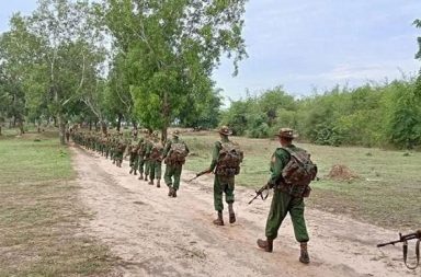 ရခိုင်ရိုးမခြေရင်း မင်းတုန်းမြို့နယ်၌ တိုက်ပွဲဖြစ်၊ စစ်အုပ်စုတပ် ထိခိုက်ဒဏ်ရာရသူ များပြား သတင်းနှင့် မီဒီယာ ကွန်ရက်။ ၂၀၂၆ ခုနှစ်၊ စက်တင်ဘာလ ၄ ရက်။ မကွေးတိုင်းဒေသကြီး၊ မင်းတုန်းမြို့နယ် အနောက်ဘက် ရခိုင်ရိုးမအစပ်ရှိ ငပျင်းကျေးရွာနှင့် ပြောင်းကျေးရွာ တို့တွင် စက်တင်ဘာလ ၂ ရက်နှင့် ၃ ရက်နေ့များ၌ တိုက်ပွဲများ ဆက်လက်ဖြစ်ပွားနေပြီး စစ်အုပ်စုတပ်ဘက်မှ ထိခိုက်ကျဆုံးသူ များပြားနေကြောင်း ဒေသတွင်း စစ်ရေးသတင်းရင်းမြစ်များက ပြောသည်။ အဆိုပါ တိုက်ပွဲများအတွင်း စစ်အုပ်စုတပ်ဘက်မှ ၄၀ နီးပါး ထိခိုက်ဒဏ်ရာရရှိခဲ့ပြီး ဒဏ်ရာပြင်းထန်သူ ၂၀ ကျော်ကို ဧရာဝတီမြစ် တစ်ဖက်ကမ်း ပဲခူးတိုင်းဒေသကြီး၊ ပြည်မြို့ရှိ စစ်ဆေးရုံသို့ ပို့ဆောင်ထားကာ အချို့ကို သရက်ခရိုင် ဆေးရုံ၌ ကုသပေးနေရသည်။ သရက်မြို့တွင် ကုတင် (၁၀၀) ဆံ့ ဆေးရုံနှင့် တပ်မတော် ဆေးရုံများ ရှိသော်လည်း ဒဏ်ရာပြင်းထန်သူများပြား သဖြင့် ပြည်မြို့သို့ ပို့ဆောင်နေရခြင်း ဖြစ်သည်။ ဒေသခံ သတင်းရင်းမြစ်တစ်ဦးက “ကျဆုံးဒဏ်ရာရတွေတော့ အတိအကျပြောဖို့ခက်တယ် ဒဏ်ရာရတဲ့ ပြည်သူ့ စစ်တွေကို သရက်မှာကုတယ်၊ အရာရှိနဲ့ပြင်းထန်တဲ့သူကို ပြည်ကိုပို့တာ၊ ဟိုတလောက ပြည်မဘက်က ရိုးပေါ် တက်လာတဲ့ စစ်ကြောင်းပေါ့အခု ပြောင်ရွာဘက်ဆင်းလိုက်ရိုးပေါ်ပြန်တက်လိုက်နဲ့ ဖြစ်နေတာပါ” ဟု ပြောသည်။ ငပျင်းကျေးရွာနှင့် ပြောင်းကျေးရွာတို့သည် ရခိုင်ပြည်နယ် အမ်းမြို့နယ်နှင့် မြောက်ဦးမြို့နယ်တို့နှင့် အဓိက ဆက်စပ်နေသည့် နယ်မြေများ ဖြစ်သည်။ ဩဂုတ်လ ၃၀ ရက်နေ့က အင်အား ၂၀၀ ခန့်ပါသည့် စစ်အုပ်စု စစ်ကြောင်းသည် ရခိုင်ရိုးမပေါ်သို့ ထိုးစစ်ဆင် ရာမှ ပြန်လည် တပ်ဆုတ်လာပြီးနောက် မင်းတုန်းမြို့နယ် အနောက်ဘက်ခြမ်း ကျေးရွာများသို့ ရောက်ရှိလာကာ တိုက်ပွဲများ ပြန်လည်ဖြစ်ပွားခဲ့ခြင်း ဖြစ်သည်။ ထို့ပြင် ဩဂုတ်လ ၃၀ ရက်ကလည်း မင်းတုန်းမြို့နယ်၊ သဖန်ရောင်ကျေးရွာဘက်မှ အမ်းမြို့နယ် တလိုင်းတောင် လမ်းပိုင်းသို့ ချီတက်လာသည့် စစ်အုပ်စု စစ်ကြောင်းကို အာရက္ခတပ်တော် (AA) က ကြားဖြတ်တိုက်ခိုက်ခဲ့ သဖြင့် စစ်အုပ်စုတပ်ဘက်မှ ထိခိုက်သေဆုံးမှုများ ရှိခဲ့သည်။ မင်းတုန်းမြို့နယ်နှင့် အမ်းမြို့နယ်ကို ဆက်သွယ်ထားသည့် ရခိုင်ရိုးမ လမ်းကြောင်းသည် မကွေး-မင်းဘူး-အမ်း-စစ်တွေ လမ်းမကြီး (ပဒါန်း-အမ်း လမ်းကြောင်း) နှင့် စေတုတ္တရာ-ပုဏ္ဏားကျွန်း/မြောက်ဦး တောင်ကြို တောင် ကြား တောလမ်းများနှင့် တိုက်ရိုက် ဆက်စပ်နေသည်။ စစ်အုပ်စုတပ်သည် အဆိုပါ ရိုးမလမ်းကြောင်းအတိုင်း စစ်ကြောင်းများဖြင့် ချီတက်ရန် ကြိုးပမ်းနေသဖြင့် AA နှင့် ထိတွေ့တိုက်ပွဲများ ဆက်တိုက် ဖြစ်ပွားနေခြင်း ဖြစ်သည်။ မင်းတုန်းမြို့နယ်အတွင်း မေလနှောင်းပိုင်းမှစတင်၍ စစ်အုပ်စုတပ် စစ်ကြောင်း လှုပ်ရှားလာပြီးနောက် AA နှင့် ပူးပေါင်းတပ်ဖွဲ့များအကြား တိုက်ပွဲများ ဆက်လက်ပြင်းထန်နေသဖြင့် ဒေသခံများ ဘေးလွတ်ရာသို့ ထွက်ပြေး နေရသည်။ ဩဂုတ်လကုန်ပိုင်း စာရင်းများအရ မင်းတုန်းမြို့နယ်အတွင်းရှိ ကျေးရွာ ၁၅ ရွာမှ ဒေသခံ ၅,၀၀၀ ခန့် စစ်ဘေး လွတ်ရာသို့ ထွက်ပြေးတိမ်းရှောင်နေရသည်။ #မင်းတုန်းမြို့နယ်တိုက်ပွဲ
