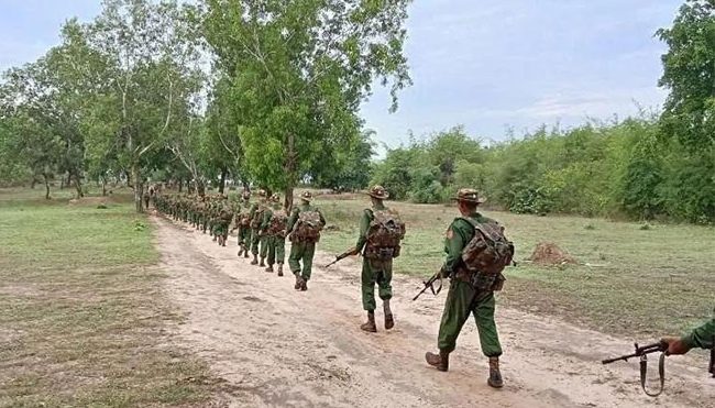ရခိုင်ရိုးမခြေရင်း မင်းတုန်းမြို့နယ်၌ တိုက်ပွဲဖြစ်၊ စစ်အုပ်စုတပ် ထိခိုက်ဒဏ်ရာရသူ များပြား သတင်းနှင့် မီဒီယာ ကွန်ရက်။ ၂၀၂၆ ခုနှစ်၊ စက်တင်ဘာလ ၄ ရက်။ မကွေးတိုင်းဒေသကြီး၊ မင်းတုန်းမြို့နယ် အနောက်ဘက် ရခိုင်ရိုးမအစပ်ရှိ ငပျင်းကျေးရွာနှင့် ပြောင်းကျေးရွာ တို့တွင် စက်တင်ဘာလ ၂ ရက်နှင့် ၃ ရက်နေ့များ၌ တိုက်ပွဲများ ဆက်လက်ဖြစ်ပွားနေပြီး စစ်အုပ်စုတပ်ဘက်မှ ထိခိုက်ကျဆုံးသူ များပြားနေကြောင်း ဒေသတွင်း စစ်ရေးသတင်းရင်းမြစ်များက ပြောသည်။ အဆိုပါ တိုက်ပွဲများအတွင်း စစ်အုပ်စုတပ်ဘက်မှ ၄၀ နီးပါး ထိခိုက်ဒဏ်ရာရရှိခဲ့ပြီး ဒဏ်ရာပြင်းထန်သူ ၂၀ ကျော်ကို ဧရာဝတီမြစ် တစ်ဖက်ကမ်း ပဲခူးတိုင်းဒေသကြီး၊ ပြည်မြို့ရှိ စစ်ဆေးရုံသို့ ပို့ဆောင်ထားကာ အချို့ကို သရက်ခရိုင် ဆေးရုံ၌ ကုသပေးနေရသည်။ သရက်မြို့တွင် ကုတင် (၁၀၀) ဆံ့ ဆေးရုံနှင့် တပ်မတော် ဆေးရုံများ ရှိသော်လည်း ဒဏ်ရာပြင်းထန်သူများပြား သဖြင့် ပြည်မြို့သို့ ပို့ဆောင်နေရခြင်း ဖြစ်သည်။ ဒေသခံ သတင်းရင်းမြစ်တစ်ဦးက “ကျဆုံးဒဏ်ရာရတွေတော့ အတိအကျပြောဖို့ခက်တယ် ဒဏ်ရာရတဲ့ ပြည်သူ့ စစ်တွေကို သရက်မှာကုတယ်၊ အရာရှိနဲ့ပြင်းထန်တဲ့သူကို ပြည်ကိုပို့တာ၊ ဟိုတလောက ပြည်မဘက်က ရိုးပေါ် တက်လာတဲ့ စစ်ကြောင်းပေါ့အခု ပြောင်ရွာဘက်ဆင်းလိုက်ရိုးပေါ်ပြန်တက်လိုက်နဲ့ ဖြစ်နေတာပါ” ဟု ပြောသည်။ ငပျင်းကျေးရွာနှင့် ပြောင်းကျေးရွာတို့သည် ရခိုင်ပြည်နယ် အမ်းမြို့နယ်နှင့် မြောက်ဦးမြို့နယ်တို့နှင့် အဓိက ဆက်စပ်နေသည့် နယ်မြေများ ဖြစ်သည်။ ဩဂုတ်လ ၃၀ ရက်နေ့က အင်အား ၂၀၀ ခန့်ပါသည့် စစ်အုပ်စု စစ်ကြောင်းသည် ရခိုင်ရိုးမပေါ်သို့ ထိုးစစ်ဆင် ရာမှ ပြန်လည် တပ်ဆုတ်လာပြီးနောက် မင်းတုန်းမြို့နယ် အနောက်ဘက်ခြမ်း ကျေးရွာများသို့ ရောက်ရှိလာကာ တိုက်ပွဲများ ပြန်လည်ဖြစ်ပွားခဲ့ခြင်း ဖြစ်သည်။ ထို့ပြင် ဩဂုတ်လ ၃၀ ရက်ကလည်း မင်းတုန်းမြို့နယ်၊ သဖန်ရောင်ကျေးရွာဘက်မှ အမ်းမြို့နယ် တလိုင်းတောင် လမ်းပိုင်းသို့ ချီတက်လာသည့် စစ်အုပ်စု စစ်ကြောင်းကို အာရက္ခတပ်တော် (AA) က ကြားဖြတ်တိုက်ခိုက်ခဲ့ သဖြင့် စစ်အုပ်စုတပ်ဘက်မှ ထိခိုက်သေဆုံးမှုများ ရှိခဲ့သည်။ မင်းတုန်းမြို့နယ်နှင့် အမ်းမြို့နယ်ကို ဆက်သွယ်ထားသည့် ရခိုင်ရိုးမ လမ်းကြောင်းသည် မကွေး-မင်းဘူး-အမ်း-စစ်တွေ လမ်းမကြီး (ပဒါန်း-အမ်း လမ်းကြောင်း) နှင့် စေတုတ္တရာ-ပုဏ္ဏားကျွန်း/မြောက်ဦး တောင်ကြို တောင် ကြား တောလမ်းများနှင့် တိုက်ရိုက် ဆက်စပ်နေသည်။ စစ်အုပ်စုတပ်သည် အဆိုပါ ရိုးမလမ်းကြောင်းအတိုင်း စစ်ကြောင်းများဖြင့် ချီတက်ရန် ကြိုးပမ်းနေသဖြင့် AA နှင့် ထိတွေ့တိုက်ပွဲများ ဆက်တိုက် ဖြစ်ပွားနေခြင်း ဖြစ်သည်။ မင်းတုန်းမြို့နယ်အတွင်း မေလနှောင်းပိုင်းမှစတင်၍ စစ်အုပ်စုတပ် စစ်ကြောင်း လှုပ်ရှားလာပြီးနောက် AA နှင့် ပူးပေါင်းတပ်ဖွဲ့များအကြား တိုက်ပွဲများ ဆက်လက်ပြင်းထန်နေသဖြင့် ဒေသခံများ ဘေးလွတ်ရာသို့ ထွက်ပြေး နေရသည်။ ဩဂုတ်လကုန်ပိုင်း စာရင်းများအရ မင်းတုန်းမြို့နယ်အတွင်းရှိ ကျေးရွာ ၁၅ ရွာမှ ဒေသခံ ၅,၀၀၀ ခန့် စစ်ဘေး လွတ်ရာသို့ ထွက်ပြေးတိမ်းရှောင်နေရသည်။ #မင်းတုန်းမြို့နယ်တိုက်ပွဲ