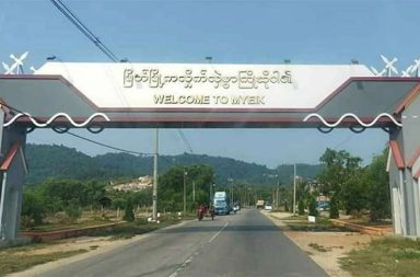 မြိတ်တွင် ဆိုင်ကယ်ဖမ်းဆီးရာမှ လူငယ်များကို စစ်အုပ်စုက အဓမ္မ စစ်မှုထမ်းခိုင်း သတင်းနှင့် မီဒီယာ ကွန်ရက်။ ၂၀၂၆ ခုနှစ်၊ စက်တင်ဘာလ ၆ ရက်။ တနင်္သာရီတိုင်းဒေသကြီး၊ မြိတ်ခရိုင်၊ မြိတ်မြို့ပေါ်တွင် စစ်အုပ်စုတပ်က ယာဉ်ထိန်းရဲ၊ အရန်မီးသတ်တပ်ဖွဲ့နှင့် ပျူစောထီး ပြည်သူ့စစ်အဖွဲ့ဝင်များဖြင့် လိုင်စင်မဲ့ မော်တော်ဆိုင်ကယ် ဖမ်းဆီးမှု ပြုလုပ်သည်ဟု အကြောင်း ပြကာ လူငယ်များကို အဓမ္မ စစ်မှုထမ်းရန် လူသစ်စုဆောင်း ဖမ်းဆီးမှုများ ပြုလုပ်ခဲ့ကြောင်း မြို့ခံများက ပြော သည်။ စက်တင်ဘာလ ၂ ရက်နေ့ နံနက် ၈ နာရီကျော်မှ မွန်းတည့် ၁၂ နာရီအထိ တစ်ကြိမ်၊ မွန်းလွဲ ၁ နာရီမှ ညနေ ၄ နာရီ အထိ တစ်ကြိမ် စုစုပေါင်း နှစ်ကြိမ်တိုင် စစ်အုပ်စုက လိုင်စင်မဲ့ မော်တော်ဆိုင်ကယ်များကို မြို့ပေါ်တွင် ပိတ်ဆို့ ဖမ်းဆီးခဲ့ခြင်းဖြစ်သည်။ စစ်အုပ်စုတပ်သည် မြိတ်မြို့ရှိ တောရကျောင်းလမ်းဆုံ၊ လေယာဉ်ကွင်းလမ်းဆုံ၊ မြို့သစ်လမ်းဆုံ၊ ဘုရားကိုင် လမ်းဆုံနှင့် ကန်ဖျားလမ်းဆုံ အစရှိသည့် အချက်အချာကျသော နေရာအတော်များများတွင် တားဆီး စစ်ဆေး ဖမ်းဆီးမှုများ ပြုလုပ်ခဲ့သည်။ စက်ဝင်းရပ်ကွက်တွင် နေထိုင်သည့် အသက် ၄၀ အရွယ် မြို့ခံတစ်ဦးက “မျက်စိရှေ့တင် ဖမ်းနေတာတွေ့တာ လိုင်စင်မဲ့ဘီးတွေရော မှန်ကိုင်းမတပ်တာတွေ၊ အိပ်ဇောတွေ၊ နံပါတ်ပြားတွေ၊ ယောင်္ကျားလေး နှစ်ယောက်စီး တာ တွေရောပဲ။ မိန်းကလေးရော ယောင်္ကျားလေးပါ အကုန်လုံးစစ်တာ။ အဆိုးဆုံးက ယောင်္ကျား နှစ်ယောက် စီးတာပေါ့။ ဖမ်းမိတာနဲ့ နှစ်ယောက်စလုံး စစ်ကားကြီးပေါ်တခါတည်း ခေါ်တင်လိုက်တော့တာ။ ဘာမှဖြေရှင်း ခွင့်လည်း မပေးဘူး။ ဘုရားကိုင်ရှေ့မှာ မြင်လိုက်တာတောင် အယောက် ၂၀ လောက်ရှိတယ် တမြို့လုံးဆို နည်းမှာမဟုတ်ဘူး” ဟု ပြောသည်။ မြို့၏ နေရာ ၅ နေရာထက်မနည်း ပိတ်ဆို့ စစ်ဆေး ဖမ်းဆီးခဲ့ခြင်းဖြစ်ရာ ဖမ်းဆီးခံရသည့် လူငယ် အရေအတွက် မှာ အနည်းဆုံး ရာဂဏန်းအထိ ရှိနိုင်ကြောင်း ဒေသခံများက ခန့်မှန်းထားကြပြီး၊ အချက်အချာကျသည့် လမ်းဆုံ များတွင် တစ်ပြိုင်နက်တည်း ဖမ်းဆီးမှုများ ပြုလုပ်ခဲ့ခြင်းကြောင့် မြို့ပေါ်လူငယ်များအကြား စိုးရိမ်ထိတ်လန့်မှု များ ပိုမို မြင့်မားနေသည်။ မြိတ်မြို့ပေါ်တွင် နေထိုင်ကြသည့် ပြည်သူအများစုမှာ လုပ်ငန်းခွင်သွားလာရန်နှင့် လူမှုရေး၊ စီးပွားရေး အရေး ကိစ္စများအတွက် မော်တော်ဆိုင်ကယ်ကိုသာ အဓိက အသုံးပြုနေကြရခြင်း ဖြစ်သည်။ စက်တင်ဘာလ ၂ ရက်နေ့ကတည်းက လိုင်စင်မဲ့ ဆိုင်ကယ် ဖမ်းဆီးသည်ဟု ဆိုကာ ခေါ်ဆောင်သွားခြင်းခံရသည့် လူငယ်များသည် ယနေ့ စက်တင်ဘာလ ၆ ရက်နေ့အထိ မိသားစုများနှင့် လုံးဝ အဆက်အသွယ် မရရှိသေးပေ။ စစ်အုပ်စုတပ်က မည်သည့်နေရာသို့ ဖမ်းဆီးထိန်းသိမ်းထားသည်ကို ထုတ်ပြန်ခြင်း မရှိသလို၊ အဓမ္မ စစ်မှုထမ်း သင်တန်းကျောင်းများသို့ ပို့ဆောင်ခံရမည်ကိုလည်း ဖမ်းဆီးခံ လူငယ်များ၏ မိသားစုဝင်များက စိုးရိမ်ပူပင်နေ ကြသည်။ #မြိတ်ခရိုင်