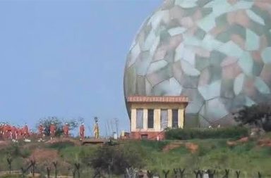နတ်ရေကန် ဗျူဟာစခန်းသို့ ထိုးစစ်ဆင်သည့် စစ်ကြောင်းကို AA ကြားဖြတ်တိုက်ခိုက် သတင်းနှင့် မီဒီယာ ကွန်ရက်။ ၂၀၂၆ ခုနှစ်၊ စက်တင်ဘာလ ၆ ရက်။ မကွေးတိုင်း၊ ငဖဲမြို့နယ်ရှိ နတ်ရေကန် လေကြောင်းရန် ကာကွယ်ရေး ဗျူဟာစခန်းသို့ စစ်အုပ်စုတပ်က စစ်ကြောင်းထပ်မံ ထိုးလာသဖြင့် ပဇီနှင့် ဂုတ်စီးရိုးကျေးရွာ အနီးတို့တွင် အာရက္ခတပ်တော် (AA) နှင့် တိုက်ပွဲများ ပြင်းထန်စွာ ဖြစ်ပွားနေကြောင်း ဒေသခံ စစ်ရေးသတင်းရင်းမြစ်များက ပြောသည်။ မင်းဘူး-အမ်း ကားလမ်းမကြီး အနီးဝန်းကျင်၌ တည်ရှိသည့် အဆိုပါ ကျေးရွာနှစ်ရွာလုံးမှ ဖြတ်ကာ နတ်ရေကန် ဗျူဟာစခန်းသို့ စစ်ကြောင်းထိုးလာသည့် စစ်တပ်ကို AA ဘက်က ကြားဖြတ်တိုက်ခိုက်ခဲ့ခြင်းဖြစ်သည်။ ဒေသခံ စစ်ရေးသတင်းရင်းမြစ် အမျိုးသားတစ်ဦးက “မင်းဘူး-အမ်း ကားလမ်းမကြီး အနီးအနားက အေအေ စိုးမိုးနယ်မြေတွေမှာ စစ်တပ်စစ်ကြောင်း ဖြန့်ထိုးနေတာ အေအေက အထိုင်တိုက်နေရတဲ့ သဘောပါ။ ဂုတ်စီးရိုး ကျေးရွာနဲ့ ပဇီကျေးရွာက ဆယ်မိုင်နီးပါးဝေးတယ်။ ဒါပေမဲ့ စစ်ကြောင်းတွေက ကားလမ်းအတိုင်းလာတာ မဟုတ်ဘူး။ ပစ်လိုက် ပေးလိုက်နဲ့ စစ်တပ်က ပြန်ဆုတ်ထားတယ်လို့ ကြားတယ်။ နှစ်ရွာစလုံးမှာ အခုအထိ စစ်တပ်က စစ်ကြောင်းတက်ထိုးလိုက် အေအေကတိုက်လိုက် ပြန်ဆုတ်လိုက်နဲ့ဖြစ်နေတာ” ဟု ပြောသည်။ စက်တင်ဘာလ ၃ ရက်နေ့တွင် ပဇီကျေးရွာ အနီး၌လည်းကောင်း၊ စက်တင်ဘာလ ၄ ရက် နံနက်ပိုင်းတွင် ဂုတ်စီးရိုးကျေးရွာ အနီး၌လည်းကောင်း ထိတွေ့တိုက်ပွဲများ အသီးသီး ပြင်းထန်ခဲ့သည်။ အဆိုပါ စစ်ရေးသတင်းရင်းမြစ်က “အမ်းတောင်ကြား ပဒါန်း-အမ်း လမ်းပိုင်းနဲ့ ဂုတ်စီးရိုးကျေးရွာက နီးတယ်။ ပဇီကျေးရွာကျတော့ မင်းဘူး-အမ်း ကားလမ်းမကြီးရဲ့ အရှေ့ဘက်ခြမ်း ရိုးမတောင်ခြေနဲ့ပိုနီးတယ်” ဟု ဆက် ပြောသည်။ လက်ရှိတွင် နတ်ရေကန် ဗျူဟာကုန်းကို AA နှင့် မဟာမိတ်တပ်ဖွဲ့ဝင်များက ဝိုင်းပတ် ပိတ်ဆို့ထားသဖြင့် စစ်အုပ် စုတပ်က ပဒါန်းဘက်မှတစ်ဆင့် စစ်မှုထမ်းသစ်များ ပါဝင်သည့် စစ်ကြောင်းဖြင့် အင်အားဖြည့်တင်းရန် ကြိုးပမ်း နေခြင်း ဖြစ်သည်။ နတ်ရေကန် ဗျူဟာကုန်းနှင့် ၃ မိုင်ခန့်အကွာ ပဇီရွာအနီးတွင် စစ်ကြောင်း ထိခိုက်တိုက်ခိုက်ခံရစဉ် စစ်အုပ်စု တပ်ဖွဲ့ဝင်အချို့ ထွက်ပြေးခြင်း၊ ဖမ်းဆီးခံရခြင်းနှင့် အလင်းဝင်လာခြင်းများလည်း ရှိခဲ့သည်။ ထို့ပြင် AA ထိန်းချုပ်ထားသည့် ဂုတ်စီးရိုးကျေးရွာ စခန်းကို ပြန်လည်သိမ်းပိုက်ရန် စစ်အုပ်စုတပ်က စစ်ကြောင်း ထိုးလာရာ ရှေ့ပြေးတပ်စိတ်များနှင့် တိုက်ပွဲများ ဖြစ်ပွားခဲ့ပြီး စစ်အုပ်စုဘက်က ဂုတ်စီးရိုး၊ ကမြင်းကန်နှင့် နတ် ရေကန်အနီးရှိ ကျေးရွာများကို လေယာဉ်များဖြင့် ဗုံးကြဲတိုက်ခိုက်လျက်ရှိသည်။ ပြီးခဲ့သည့် ဩဂုတ်လ ၃၁ ရက်နေ့ကလည်း ပဇီကျေးရွာ လမ်းဟောင်းအနီး တက်လာသည့် စစ်အုပ်စု စစ်ကြောင်းကို AA က လက်နက်ကြီး၊ ဒရုန်းတို့ဖြင့် ပိတ်ဆို့တိုက်ခိုက်ခဲ့သဖြင့် စစ်အုပ်စုဘက်မှ သေဆုံးထိခိုက်မှု များပြားခဲ့ သလို၊ ဩဂုတ်လ ၆ ရက်နေ့ကလည်း ဂုတ်စီးရိုးကျေးရွာ ထိုးစစ်အတွင်း အထိနာ၍ တပ်ပြန်ဆုတ်ခဲ့ရ သည်။ စက်တင်ဘာလ ၁ ရက်နေ့ နံနက်ပိုင်းက နတ်ရေကန် တောင်ကြောရှိ စစ်ကူစခန်းများသို့ စစ်အုပ်စုက ရိက္ခာကား ၃ စီးဖြင့် လက်နက်ခဲယမ်းများ ဖြည့်တင်းခဲ့ပြီး၊ ရခိုင်-မကွေး ရိုးမပေါ်တွင် နတ်ရေကန် ဗျူဟာစခန်းကို အကြောင်းပြု၍ တိုက်ပွဲများ ဖြစ်ပွားနေသည်မှာ ၂ နှစ်ကျော် ကြာမြင့်လာပြီ ဖြစ်သည်။ ဓာတ်ပုံ - (ပုံဟောင်း - Crd) #နတ်ရေကန်ဗျူဟာစခန်း