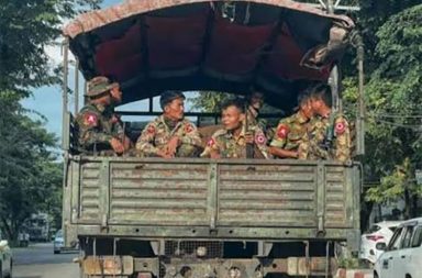 ကျောက်ဖြူ ရေနက်ဆိပ်ကမ်း စီမံကိန်းအနီး စစ်တပ်နှင့် AA တိုက်ပွဲပြင်းထန် သတင်းနှင့် မီဒီယာ ကွန်ရက်။ ၂၀၂၆ ခုနှစ်၊ စက်တင်ဘာလ ၆ ရက်။ ရခိုင်ပြည်၊ ကျောက်ဖြူမြို့နယ် ရေနက်ဆိပ်ကမ်း စီမံကိန်း ဧရိယာအနီး အဝတောင်-စနဲ လမ်းပိုင်းပေါ်သို့ စစ်အုပ်စုတပ်က စစ်ကြောင်းထိုးဝင်ရောက်လာသဖြင့် အာရက္ခတပ်တော် (AA) နှင့် တိုက်ပွဲများ ပြင်းထန်စွာ ဖြစ်ပွားနေကြောင်း ဒေသတွင်း စစ်ရေးသတင်းရင်းမြစ်များက ပြောသည်။ စစ်အုပ်စုသည် အဝတောင်စခန်းမှ အင်အားစုဖွဲ့ပြီး စက်တင်ဘာလ ၃ ရက် နံနက်ပိုင်းမှစ၍ စနဲဘက်သို့ အင်အား ၁၀၀ ကျော်ဖြင့် စစ်ကြောင်းထိုးလာခြင်းဖြစ်ပြီး၊ ကျောက်ဖြူ-စနဲ-ရမ်းဗြဲ လမ်းပိုင်းကို ထိန်းချုပ်ရန် ကြိုးပမ်းနေ ခြင်းလည်း ဖြစ်သည်။ ကျောက်ဖြူဒေသခံ စစ်ရေးသတင်းရင်းမြစ်တစ်ဦးက “ဒီအဝတောင် စနဲလမ်းပိုင်းက ရေနက်ဆိပ်ကမ်း ဧရိယာ ထဲပါတော့ စစ်တပ်က အေအေလွှမ်းမိုးလာတာကို ထိန်းချုပ်ဖို့လုပ်လာတာပါ။ အဝတောင်ရွာဟာ ကျောက်ဖြူ ရေနက်ဆိပ်ကမ်း အခြေစိုက်ရာ တောင်မော်ဦး ရေတပ်စခန်းနဲ့ အနီးဝန်းကျင် မှာရှိတာပါ။ သူ့ဧရိယာ တချို့ကို အေအေက ထိန်းထားတော့ အဲ့ဒီစခန်းမှတင် သိပ်မလုံခြုံတော့ဘူး” ဟု ပြောသည်။ ထို့ကြောင့် စက်တင်ဘာလ ၄ ရက်နေ့မှစတင်၍ နှစ်ဖက်ကြား တိုက်ပွဲများ ပြန်လည်ပြင်းထန်စွာ ဖြစ်ပွားနေခြင်း ဖြစ်သည်။ တစ်ချိန်တည်းမှာပင် ကျောက်ဖြူမြို့နယ် တောင်ပိုင်းရှိ သိုင်းချောင်းနှင့် မင်းပြင်ကျေးရွာတို့၌လည်း တိုက်ပွဲများ ဖြစ်ပွားလျက်ရှိသည်။ အေအေနှင့်နီးစပ်သူ စစ်ရေးသတင်းရင်းမြစ်က “အေအေက စနဲလမ်းပိုင်းကိုပါ အခု ထိန်း ချုပ်ဖို့ လုပ်လာတော့ အင်းအာစုပြီး စစ်တပ်ကထိုးတာ။ ကျောက်ဖြူမှာ ဩဂုတ်လ ၂၀ ရက်နေ့ နောက်ပိုင်း အင်အားဖြည့်နေတာ။ စစ်မဖြစ်ဘူး။အခုမှ စဖြစ်တာ။ နောက်တစ်ခုက ကျောက်ဖြူမြို့နယ် တောင်ပိုင်း သိုင်းချောင်း၊ မင်းပြင်ရွာတွေ မှာလည်း တိုက်ပွဲရှိတယ်” ဟု ပြောသည်။ အဝတောင်ကျေးရွာသည် ကျောက်ဖြူ ရေနက်ဆိပ်ကမ်း အခြေစိုက်ရာ တောင်မော်ဦး ရေတပ်စခန်းနှင့် အနီးဝန်းကျင်တွင် တည်ရှိပြီး စနဲ-အဝတောင် လမ်းပိုင်းမှာ ကျောက်ဖြူမြို့နှင့် ကျောက်ဖြူ ရေနက်ဆိပ်ကမ်း/ အထူးစီးပွားရေးဇုန် (SEZ) ဧရိယာသို့ ဆက်သွယ်ပေးထားသည့် အဓိက ကုန်းလမ်းကြောင်း တစ်ခုဖြစ်သည်။ စစ်ရေးမဟာဗျူဟာအရ ရေနက်ဆိပ်ကမ်း လုံခြုံရေးအတွက် အရေးပါသည့် တောင်မော်ဦး ရေတပ်စခန်း၏ စစ်ရေးစိုးမိုးနယ်မြေနှင့် စနဲမြို့အကြားတွင် အဝတောင် တည်ရှိနေခြင်းကြောင့် ရေနက်ဆိပ်ကမ်း ဧရိယာသို့ ဝင်ရောက်ရာ တံခါးပေါက်သဖွယ် ဖြစ်နေသည်။ ယခုရက်ပိုင်းအတွင်း ကျောက်ဖြူမြို့နယ်တွင် တိုက်ပွဲများ ပြန်လည်ဖြစ်ပွားလာပြီး အဝတောင်-စနဲ လမ်းပိုင်း ပေါ်သို့ ရောက်ရှိလာသည့် စစ်အုပ်စု၏ ရှေ့ပြေးတပ်စိတ် နှစ်ခုနှင့် AA တပ်ဖွဲ့တို့ ထိတွေ့တိုက်ပွဲဖြစ်ပွားခဲ့ခြင်း ဖြစ်သည်။ လက်ရှိတွင် ကျောက်ဖြူ တောင်မော်ဦး ရေတပ်ဘက်မှ စစ်အုပ်စု စစ်ကြောင်း နှစ်ကြောင်းသည် စနဲ-အဝတောင် လမ်းပိုင်းပေါ်၌ ရှိနေဆဲဖြစ်ပြီး အဝတောင်-မျှောချောင်းဘက်မှလည်း ခြေလျှင်စစ်ကြောင်း တစ်ခု ထပ်မံ တက် လာနေသည်။ ထို့ပြင် ပင်လယ်အတွင်းရှိ စစ်အုပ်စု စစ်ရေယာဉ်များကလည်း တိုက်ပွဲဖြစ်ပွားရာ အနီးဝန်းကျင်သို့ လက်နက် ကြီးနှင့် ဒရုန်းများဖြင့် ဆက်တိုက် ပစ်ကူပေးလျက်ရှိသည်။ ဓာတ်ပုံ - (ပုံဟောင်း / CJ) #ကျောက်ဖြူရေနက်ဆိပ်ကမ်းစီမံကိန်း