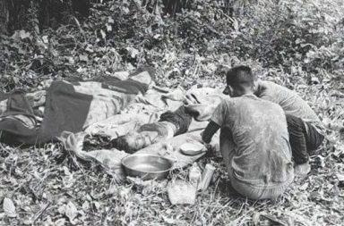 ကရင်နီတွင် စစ်တပ် ဗုံးကြဲမှုကြောင့် ကလေးငယ်များအပါအဝင် ၁၁ ဦးသေဆုံး သတင်းနှင့် မီဒီယာ ကွန်ရက်။ ၂၀၂၆ ခုနှစ်၊ စက်တင်ဘာလ ၇ ရက်။ ကရင်နီပြည်အတွင်း တိုက်ပွဲဖြစ်ပွားခြင်းမရှိသည့် အရပ်သားကျေးရွာများနှင့် စစ်ဘေးရှောင်စခန်းများကို စစ်တပ်က လေကြောင်းနှင့် ဒရုန်းများအသုံးပြုကာ နေ့စဉ်နီးပါး ဗုံးကြဲတိုက်ခိုက်နေခြင်းကြောင့် စက်တင်ဘာလ ဆန်းပိုင်းအတွင်း ကလေးငယ်များအပါအဝင် ဒေသခံ ၁၁ ဦး ထက်မနည်း သေဆုံးပြီး ၃၅ ဦးထက်မနည်း ဒဏ်ရာ ရရှိခဲ့သည်။ စက်တင်ဘာ ၅ ရက်နှင့် ၆ ရက်တို့တွင် ရှားတော (ဆိုမိုဖရေစိုးလေး) မြို့နယ်နှင့် လွိုင်ကော်မြို့နယ် အရှေ့ဘက် ခြမ်းရှိ လူထုနေထိုင်ရာ နေရာများကို စစ်အုပ်စုတပ်က လေကြောင်းမှ ဗုံးကြဲတိုက်ခိုက်ခဲ့သဖြင့် အသက် ၁၁ နှစ်၊ ၁၃ နှစ်နှင့် ၁၄ နှစ်အရွယ် ကလေးငယ် ၃ ဦးအပါအဝင် ပြည်သူ ၅ ဦး သေဆုံးခဲ့ရပြီး ကလေး ၃ ဦးအပါအဝင် ၁၅ ဦး ထိခိုက်ဒဏ်ရာ ရရှိခဲ့သည်။ အဆိုပါ လေကြောင်းတိုက်ခိုက်မှုနှင့် ပတ်သက်၍ မြေပြင်၌ အကူအညီပေးနေသူ ဒေသခံတစ်ဦးက “တိုက်ပွဲ ဖြစ် တာလည်း မဟုတ်ဘူး။ ရွာထဲကို လေယာဉ်နဲ့ တန်းဗုံးကြဲသွားတာ။ ကလေးတွေနဲ့ အမျိုးသမီးတွေပဲ ဗုံးစထိပြီး သေကုန်ကြရတာ။ ခုဆို ရွာမှာ ဘယ်သူမှ မနေရဲကြတော့ဘဲ ဘေးလွတ်ရာ တောထဲတွေဘက် ပြေးနေကြ ရတယ်” ဟု ပြောသည်။ ထို့ပြင် စက်တင်ဘာ ၆ ရက် ညနေ ၅ နာရီဝန်းကျင်တွင်လည်း လွိုင်ကော်မြို့နယ် အရှေ့ဘက်ခြမ်းရှိ စစ်ဘေး ရှောင်စခန်းများနှင့် ကျေးရွာများကို စစ်အုပ်စုတပ်က လေယာဉ်ဖြင့် ၃ ကြိမ်ထက်မနည်း ဗုံးကြဲခဲ့သလို ဒရုန်းများ ဖြင့်ပါ လာရောက်တိုက်ခိုက်ခဲ့သဖြင့် ဖုန်းဆိုင်တစ်ဆိုင်နှင့် လူနေအိမ်၊ ဘုန်းကြီးကျောင်းများ ထိမှန်ပျက်စီးခဲ့ရ သည်။ စက်တင်ဘာ ၁ ရက်နေ့ကလည်း မော်ချီးဒေသ၌ လေကြောင်းတိုက်ခိုက်မှုကြောင့် ကလေးငယ်များအပါအဝင် ၆ ဦး သေဆုံးခဲ့ရသလို၊ စက်တင်ဘာ ၄ ရက်နေ့ လွိုင်ကော်အရှေ့ခြမ်း ဗုံးကြဲခံရမှုတွင် စာသင်ကျောင်း၊ ဘုန်းကြီး ကျောင်းနှင့် လူနေအိမ် အများအပြား ပျက်စီးခဲ့ရသည်။ လွိုင်ကော်အရှေ့ခြမ်းမှ ဒေသခံတစ်ဦးက “စစ်အုပ်စုက စစ်ရေးနဲ့မဆိုင်တဲ့ စာသင်ကျောင်း၊ ဘုန်းကြီးကျောင်း နားတွေကိုပဲ ပစ်မှတ်ထားနေတာ။ ဖရူဆိုဘက်မှာဆိုရင်လည်း လက်နက်ကြီးတွေနဲ့ ဒရုန်းတွေ ခဏခဏကြဲနေ တော့ တောင်သူတွေ တောင်ယာတောင် မသွားရဲကြဘူး။ လေကြောင်းသတိပေးချက် ထုတ်တာတွေကိုပဲ အမြဲနားစွင့်နေရတယ်” ဟု ပြောသည်။ လွိုင်ကော်မြို့နယ်အတွင်း စက်တင်ဘာလအစောပိုင်းမှစ၍ စစ်အုပ်စုတပ်နှင့် တော်လှန်ရေးတပ်ဖွဲ့များအကြား ထိတွေ့တိုက်ပွဲအချို့ ဖြစ်ပွားခဲ့သော်လည်း စစ်ရေးအခြေအနေ သတင်းအလက်များအား သက်ဆိုင်ရာ တော်လှန် ရေးတပ်ဖွဲ့များဘက်က တစ်စုံတစ်ရာ တရားဝင်ထုတ်ပြန်ခြင်း မရှိသေးပေ။ ထိုသို့ စစ်အုပ်စုတပ်က စစ်ရေးပစ်မှတ် မဟုတ်သည့် အရပ်သားပြည်သူများ ရာနှင့်ချီ ခိုလှုံနေသည့် စစ်ဘေး ရှောင်စခန်းများနှင့် ကျေးရွာများကို ပစ်မှတ်ထား တိုက်ခိုက်နေခြင်းကြောင့် လေကြောင်းအန္တရာယ် သတိပေး ချက်များကို အစဉ်မပြတ် ဂရုစိုက်ကြရန် ကရင်နီတော်လှန်ရေး တပ်ဖွဲ့များက သတိပေးနှိုးဆော်ထားသည်။ #လွိုင်ကော်