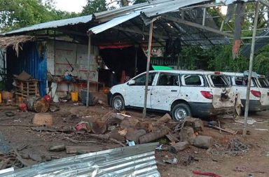 စစ်ကိုင်းတိုင်း ရေဦးတွင် တိုက်ပွဲမရှိဘဲ လေကြောင်းမှ ဗုံးကြဲခံရ၍ အရပ်သား ၇ ဦး သေဆုံး သတင်းနှင့် မီဒီယာ ကွန်ရက်။ ၂၀၂၆ ခုနှစ်၊ စက်တင်ဘာလ ၈ ရက်။ စစ်ကိုင်းတိုင်း၊ ရေဦးမြို့နယ်အတွင်း မြေပြင်တိုက်ပွဲဖြစ်ပွားခြင်း မရှိဘဲ စစ်အုပ်စုတပ်က လေကြောင်းမှ ရည် ရွယ်ချက်ရှိရှိ ဗုံးကြဲပစ်ခတ်ခဲ့သဖြင့် အမျိုးသမီးတစ်ဦး အပါအဝင် ဒေသခံ အရပ်သားပြည်သူ ၇ ဦး ထက်မနည်း ပွဲချင်းပြီး သေဆုံးခဲ့ကြောင်း ဒေသခံ ပြည်သူ့ကာကွယ်ရေးတပ်ဖွဲ့ (ပကဖ)နှင့် ဒေသခံများက ပြောသည်။ စက်တင်ဘာလ ၇ ရက် ညနေ ၅ နာရီခန့်တွင် မုံရွာမြို့ အနောက်မြောက်တိုင်းစစ်ဌာနချုပ် (နမခ) မှ တက်လာ သည့် ဂျိုင်ရိုကော်ပတာ (Gyrocopter) များနှင့် Mi-35P တိုက်ခိုက်ရေး ရဟတ်ယာဉ်တို့သည် ရေဦးမြို့ နယ်၊ တင်းတိမ်ရံကျေးရွာရှိ ဈေးနှင့် ကပ်လျက်တည်ရှိသော ကားဝပ်ရှော့သို့ တည့်တည့် ဗုံးကြဲချခဲ့ခြင်း ဖြစ်သည်။ အဆိုပါ လေကြောင်း တိုက်ခိုက်မှုကြောင့် အသက် ၂၀ မှ ၅၀ နှစ်ကြားရှိ အမျိုးသမီးတစ်ဦးနှင့် အမျိုးသား ၆ ဦး နေရာတွင်ပင် သေဆုံးခဲ့ရပြီး နောက်ထပ် အမျိုးသား ၃ ဦး ဒဏ်ရာရရှိကာ ကားဝပ်ရှော့နှင့် ဈေးဆိုင်ခန်းအချို့ ပျက်စီးခဲ့ရသည်။ အလားတူ ကား ၁၀ ထက်မနည်းလည်း ပျက်စီးသွားခဲ့သည်။ ရေဦးမြို့နယ် ဒေသခံတစ်ဦးက “ဗုံးကြဲတာက ညနေ ၅ နာရီကျော်လောက်မှာ ဖြစ်တာပါ။ အရပ်သားတွေရှိတဲ့ ကားအလုပ်ရုံကို ဝပ်ရှော့နေရာကို ဂျိုင်ရိုကော်ပတာနိမ့်နိမ့်နဲ့ တည့်တည့်ကို လာကြဲသွားတာ။ ၇ ယောက် သေသွားတယ်။ လေယာဉ်ပေါ်ကနေ စက်သေနတ်တွေနဲ့ပါ လိုက်ပစ်တော့ ဘေးက အိမ်တွေလည်း မှန်တယ်။ ကြောက်လန့်ပြီး အရပ်သားတွေလည်း ဘေးလွတ်ရာကို ထွက်ပြေးနေကြရတယ်” ဟု ပြောသည်။ ထို့ပြင် အဆိုပါ လေကြောင်း တိုက်ခိုက်မှုအတွင်း လေယာဉ်ပေါ်မှပါ စက်လတ်များဖြင့် လိုက်လံပစ်ခတ်ခဲ့သဖြင့် ဒေသခံများ ဘေးလွတ်ရာသို့ ရွှေ့ပြောင်းတိမ်းရှောင်နေကြရသည်။ ရေဦးမြို့နယ် ပကဖ တာဝန်ရှိသူတစ်ဦးက “ကျနော်တို့ နယ်ဘက်မှာ စစ်တပ်က မြို့ပေါ်ကိုပဲ ထိန်းချုပ်ထားနိုင် တာ။ မြို့ ပတ်ဝန်းကျင် ရွာတွေကို စစ်တပ်က ထိန်းချုပ်နိုင်စွမ်း မရှိဘူး။ မြေပြင်မှာ တိုက်ပွဲမရှိ၊ တော်လှန်ရေး တပ်ဖွဲ့တွေ မရှိဘဲနဲ့ အခုလို အရပ်သားပစ်မှတ်တွေကို ရည်ရွယ်ချက်ရှိရှိ လေကြောင်းကနေ ဆက်တိုက် တိုက် ခိုက်နေတာပါ။ ပြည်သူတွေအနေနဲ့ လေကြောင်းသတင်းတွေကို အမြဲနားစိုပြီး ပုန်းခိုကျင်းတွေထဲ ကြိုတင် ဝင်ရောက်နေထိုင်ကြဖို့ သတိပေးချင်ပါတယ်” ဟု ပြောသည်။ တင်းတိမ်ရံကျေးရွာသည် စစ်အာဏာသိမ်းပြီးချိန်မှစ၍ စစ်အုပ်စုတပ် စစ်ကြောင်းများ၏ အကြိမ်ကြိမ် မီးရှို့ ဖျက်ဆီးခြင်း ခံခဲ့ရသလို စာသင်ကျောင်း အပါအဝင် ကျေးရွာအတွင်းသို့ လေကြောင်းမှ ဗုံးကြဲခံနေရသည့် ကျေးရွာလည်း ဖြစ်သည်။ စစ်အုပ်စုတပ်သည် စက်တင်ဘာလ ၇ ရက်နေ့၌ ရေဦးမြို့နယ် တင်းတိမ်ရံကျေးရွာအပြင် ချောင်းဦးမြို့နယ် အတွင်းသို့ပါ ဂျိုင်ရိုကော်ပတာများဖြင့် လေကြောင်းတိုက်ခိုက်မှု ပြုလုပ်ခဲ့သည်။ အလားတူ စက်တင်ဘာလ ၆ ရက်နေ့ကလည်း အနီးဝန်းကျင်ရှိ ကနီမြို့နယ်၊ ယာကြီးကျေးရွာအနီးတွင် စစ်အုပ်စု တပ်နှင့် ပြည်သူ့ကာကွယ်ရေးတပ်တို့ ထိတွေ့တိုက်ပွဲများ ဖြစ်ပွားခဲ့သည်။ စစ်အုပ်စုတပ်သည် မုံရွာ-ယာကြီး-ကလေး လမ်းပိုင်းကို အင်အား ၈၀၀ နီးပါးဖြင့် စစ်ကြောင်းထိုးနေသဖြင့် မုံရွာ-ယာကြီး-ကလေး ကားလမ်းဘေးဝဲယာရှိ ချောင်းမ၊ အောင်မင်္ဂလာ၊ သင့်ငံနှင့် ယာကြီးအုပ်စုအတွင်းရှိ ကျေးရွာ ၄ ရွာမှ ဒေသခံများ ဘေးလွတ်ရာသို့ ထွက်ပြေးတိမ်းရှောင်နေကြရသည်။ အဆိုပါ စစ်ကြောင်းသည် ယာကြီးကျေးရွာအုပ်စုအတွင်းရှိ ရွာမကျေးရွာနှင့် ရေဖြူကျေးရွာတို့တွင် တပ်စွဲကာ ဒဏ်ရာရ စစ်သည်များကို ဆေးကုသမှု ပေးနေပြီး အနီးနား ပတ်ဝန်းကျင်သို့ လက်နက်ကြီး၊ လက်နက်ငယ်များ ဖြင့် ရမ်းသန်းပစ်ခတ်လျက်ရှိသည်။ ဓာတ်ပုံ - (ဗုံးကြဲပစ်ခတ်မှုကြောင့် ပျက်စီးသွားသည့် အခြေအနေ မြင်ကွင်း / Crd) #စစ်ကိုင်းတိုင်း