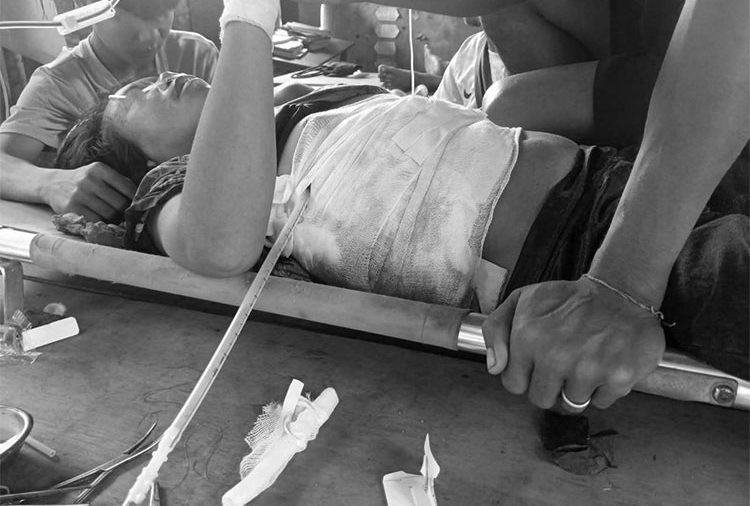 မြဝတီတွင် စစ်ဘေးရှောင်စခန်း ဒရုန်းဖြင့် ဗုံးကြဲခံရ၍ ကလေးတစ်ဦးအပါအဝင် ၂ ဦး သေဆုံး သတင်းနှင့် မီဒီယာကွန်ရက်။ ၂၀၂၆ ခုနှစ်၊ စက်တင်ဘာလ ၈ ရက်။ ကရင်ပြည်၊ မြဝတီမြို့နယ်တောင်ပိုင်း၊ ဖလူးဒေသရှိ ပလောတပို့ (အမိုးပြာ) စစ်ဘေးရှောင်စခန်းကို စစ်အုပ်စု တပ်က ဒရုန်းဖြင့် ဗုံးကြဲတိုက်ခိုက်ခဲ့သဖြင့် အသက် ၄ နှစ်အရွယ် ကလေးငယ်တစ်ဦးနှင့် အမျိုးသမီးတစ်ဦး သေဆုံးခဲ့ကြောင်း လူ့အခွင့်အရေး အဖွဲ့အစည်းများ တာဝန်ရှိသူများနှင့် စခန်းတာဝန်ခံက ပြောသည်။ မြေပြင်တိုက်ပွဲဖြစ်ပွားခြင်း မရှိဘဲ စစ်ဘေးရှောင်များ နေ့လယ်စာ သုံးဆောင်နေချိန်၌ စစ်အုပ်စုတပ်က အဆိုပါ စစ်ဘေးရှောင်စခန်း တည့်တည့်ကို ဒရုန်းဖြင့် ပြီးခဲ့သည့် စက်တင်ဘာလ ၄ ရက် မွန်းလွဲ ၁ နာရီခန့်တွင် ဗုံးကြဲ တိုက်ခိုက်ခဲ့ခြင်းဖြစ်သည်။ မွန်ပြည်လူ့အခွင့်အရေး ဖောင်ဒေးရှင်း (Human Rights Foundation of MonLand) မှ ပရိုဂရမ် ဒါရိုက်တာ နိုင်အဲမွန်က “စစ်အုပ်စုရဲ့ ဒရုန်းဗုံးထိတာပါ။ ပလောတပို့စခန်းအနီး လမ်းမတန်းပေါ်ကို ကြဲချတာပါ။ ပထမတလုံးက လမ်းမတန်းဘေး အိမ်တအိမ်နားကျတယ်၊ နေအိမ်ထဲက ကလေး အစမှန်ပြီး နေရာမှာပဲ ဆုံးတယ်။ လည်ပင်းထိတာ။ နောက် အမျိုးသမီးတဦးက ဒုတိယကြဲတဲ့အလုံးကို ထိတယ်။ ကေ့စ်နှစ်ခုပေ့ါ။ နေရာနှစ်နေရာ။ နှစ်ဦးစလုံးက မိသားစု နှစ်စုက လာတာဖြစ်တယ်” ဟု ပြောသည်။ ဒရုန်းဖြင့် ဗုံးကြဲတိုက်ခိုက်ခံရမှုကြောင့် မင်းလက်ပံကျေးရွာမှ ပလောတပို့စခန်းသို့ စစ်ဘေးတိမ်းရှောင်လာသည့် အသက် ၄ နှစ်အရွယ် ကလေးငယ်မှာ အခင်းဖြစ်နေရာတွင် ပွဲချင်းပြီး သေဆုံးခဲ့ရသည်။ ထို့ပြင် နေအိမ်သို့ ပြေးဝင်ခိုလှုံသည့် အသက် ၄၀ အရွယ် အမျိုးသမီးတစ်ဦးလည်း ထပ်မံ ထိမှန်ခဲ့ပြီး မဲဆောက် ဆေးရုံသို့ ပို့ဆောင်ကုသစဉ် ထိုည ၇ နာရီခန့်တွင် သေဆုံးသွားခဲ့ကြောင်း သိရသည်။ စစ်အုပ်စုတပ်၏ လေကြောင်းနှင့် ဒရုန်းအန္တရာယ် စိန်ခေါ်မှုများနှင့် ပတ်သက်၍ မနိုင်အဲမွန်က ယခုကဲ့သို့ ဆက်ပြောသည်။ “နောက်ပိုင်း စွမ်းဆောင်ရည်မြင့် ဒရုန်းတွေနဲ့ လှည့်တိုက်တာ ပိုများလာတယ်။ အရင်လို လေယာဉ်နဲ့က တစ်ခါ တစ်လေပဲ ကင်းထောက်ပုံစံ ကြားတော့တယ်။ လက်နက်ကြီးနဲ့ အဝေးက နေလှမ်းပစ်တာတွေလည်း တချို့ ရှိတယ်။ စခန်းတိုင်းနဲ့ ရွာတွေမှာတော့ အခုနောက်ပိုင်း လုံခြုံရေးနဲ့ ကာကွယ်ရေး အစီအမံတွေ ပြင်ဆင်မှုတွေ ရှိလာခဲ့တာ တွေ့ရတယ်။ သို့သော် နေ့တဓူဝ လှုပ်ရှားမှုတွေကြား ရှောင်တခင် တိုက်ခိုက်မှုတွေကိုတော့ တုံပြန်နိုင်စွမ်းနည်းကြတယ်။ ဒါကြောင့်လည်း ထိခိုက်တာတွေ တိမ်းပါးတာတွေ ဖြစ်နေဆဲပါပဲ” ဟု ၎င်းက သုံးသပ်ပြောဆိုသည်။ အဆိုပါ ပလောတပို့ (အမိုးပြာ) စစ်ဘေးရှောင်စခန်းသည် ပြီးခဲ့သည့် ၂၀၂၁ ခုနှစ် ဒီဇဇင်ဘာလ တတိယအပတ် လေးကေ့ကော်မြို့သစ် တိုက်ပွဲအပြီးတွင် ယာယီစစ်ရှောင်တဲများအဖြစ်မှ စခန်းအဖြစ် တည်ထောင်လာခဲ့ခြင်း ဖြစ်သည်။ ပြီးခဲ့သည့် မတ်လ ၁၄ ရက်နေ့ကလည်း အဆိုပါ စစ်ဘေးရှောင်စခန်းကို စစ်အုပ်စုတပ်က ဒရုန်းဖြင့် တိုက်ခိုက်ခဲ့ သဖြင့် အမျိုးသားတစ်ဦး သေဆုံးပြီး ၂ ဦး ပြင်းထန်ဒဏ်ရာ ရရှိခဲ့သေးသည်။ လက်ရှိတွင် အဆိုပါ စခန်း၌ ကော့ကရိတ်မြို့နယ်အတွင်းရှိ နန်းရွှေမိတ်၊ မိဖာလဲ့၊ ထီဖိုးစံ၊ နောင်ကိုင်း၊ နောင်တပ္ပံ၊ မြပတိုင်၊ နောင်တပွဲနှင့် နောင်မိ စသည့် ကျေးရွာများမှ စစ်ဘေးရှောင် ပြည်သူများ လာရောက်ခိုလှုံလျက်ရှိ ကြောင်း စခန်းတာဝန်ခံများထံမှ သိရသည်။ ဓာတ်ပုံ – (Human Rights Foundation of MonLand) #မြဝတီ #HURFOM