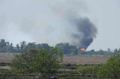 စစ်တွေ-ပုဏ္ဏားကျွန်း နယ်စပ်တွင် ‘၄၉၂၆’ စစ်ဆင်ရေးကြောင့် ရက်ဆက် တိုက်ပွဲပြင်းထန်နေ သတင်းနှင့် မီဒီယာ ကွန်ရက်။ ၂၀၂၆ ခုနှစ်၊ စက်တင်ဘာလ ၉ ရက်။ ရခိုင်ပြည်၊ စစ်တွေမြို့နှင့် ပုဏ္ဏားကျွန်းမြို့နယ် နယ်စပ်တွင် စစ်အုပ်စုတပ်၏ “၄၉၂၆ စစ်ဆင်ရေး” ကြောင့် အာရက္ခတပ်တော် (AA) နှင့် ရက်ဆက် တိုက်ပွဲပြင်းထန်နေပြီး စစ်အုပ်စုတပ်က လေကြောင်း၊ ရေကြောင်း လက် နက်ကြီး ပစ်ကူများ ပေးနေကြောင်း ဒေသခံ စစ်ရေးသတင်းအရင်းအမြစ်များက ပြောသည်။ အာရက္ခတပ်တော် (AA) ထိန်းချုပ်ထားသော ပုဏ္ဏားကျွန်းမြို့နယ်အတွင်းသို့ စစ်အုပ်စုတပ်က ပြန်လည်ခြေ ကုတ်ယူ ထိန်းချုပ်ရန် ကြိုးပမ်းနေခြင်းဖြစ်ပြီး စစ်တွေမြို့နယ်ဘက်ရှိ မင်းချောင်းတံတားကို ဖြတ်ကျော်ကာ ဝင်ရောက်လာသည့် စစ်အုပ်စုတပ်နှင့် တိုက်ပွဲဖြစ်ပွားနေသည်မှာ ရက်သတ္တပတ်ရှိပြီ ဖြစ်သည်။ ဖြစ်စဉ်နှင့် ပတ်သက်၍ စစ်တွေဒေသခံ စစ်ရေးသတင်းအရင်းအမြစ် အမျိုးသားတစ်ဦးက “စစ်တွေမြို့နယ် မင်းချောင်းတံတားအနီးနဲ့ ပုဏ္ဏားကျွန်းမြို့နယ် ကွမ်းတောင်ကျေးရွာအနီး တိုက်ပွဲတွေ ဖြစ်ပွားနေတယ်။ စစ်သားအလောင်းတွေကို မြင်ခဲ့တဲ့သူတွေရှိတယ်။ တချို့လယ်ကွင်းတွေကို ဘယ်ဘက်ကမှ မဆင်းပဲတောတန်း တွေမှာ ဖြစ်နေတာပါ။ စစ်တပ်က အခုရက်ပိုင်းပြန်ဆုတ်သွားပေမယ့် ထပ်တက်လာလို့ အေအေနဲ့ ရက်ဆက် ဖြစ်နေတာပါ။ ဖြစ်နေတာ ခြောက်ရက်ကျော်လာပြီ၊ နှစ်ဘက်လုံး ကျတယ်ကြားတယ်၊ စစ်တပ်က ထိုးစစ် ဆိုတော့ ပိုထိတယ်” ဟု ပြောသည်။ အာရက္ခတပ်တော် ထိန်းချုပ်ထားသည့် ပုဏ္ဏားကျွန်းမြို့နယ်ရှိ ကွမ်းတောင်၊ စပါးထားနှင့် အောင်မြေကုန်း စသည့် ကျေးရွာများအနီးသို့ စစ်အုပ်စုတပ်က “၄၉၂၆ စစ်ဆင်ရေး” ဖြင့် စစ်ကြောင်းထိုး ဝင်ရောက်လာသောကြောင့် နှစ်ဖက်စလုံး ရှေ့မတိုးနိုင်ဘဲ မျက်နှာချင်းဆိုင် စစ်ဆိုင်ထားရာမှ လက်ရှိတိုက်ပွဲများ ပြင်းထန်နေခြင်းဖြစ်သည်။ အဆိုပါ ကျေးရွာများသည် ပုဏ္ဏားကျွန်းမြို့နယ်နှင့် စစ်တွေမြို့နယ် နယ်နိမိတ်ချင်း ထိစပ်နေသည့် ပုဏ္ဏားကျွန်း -စစ်တွေ ကားလမ်းမကြီး တစ်လျှောက်တွင် တည်ရှိပြီး စစ်တွေမြို့မှ ၁၅ မိုင်မှ မိုင် ၃၀ အတွင်း ကွာဝေးကာ စစ်အုပ်စုတပ်က ယခုရက်ပိုင်းအတွင်း အင်အားဖြည့်တင်း၍ စစ်ကြောင်းထိုးလာခြင်း ဖြစ်သည်။ ပြီးခဲ့သည့် ရက်ပိုင်းက စစ်တွေမြို့နယ်၊ မင်းချောင်းတံတားအနီးနှင့် ပုဏ္ဏားကျွန်းမြို့နယ်၊ ကွမ်းတောင်ကျေးရွာ အနီးတို့တွင် တိုက်ပွဲများ ဖြစ်ပွားခဲ့ပြီးနောက် စစ်အုပ်စုတပ်သည် စစ်တွေမြို့နယ် အမြင့်ကျွန်းတံတားဘက်သို့ နောက်ဆုတ်ခဲ့သော်လည်း လက်ရှိတွင် အင်အားပြန်လည်တိုးမြှင့်၍ စစ်ကြောင်းထိုး တက်လာနေသည်။ အခြား စစ်ရေးသတင်းအရင်းအမြစ် တစ်ဦးက “တိုက်ပွဲရှိနေတာ မြို့ထဲကတောင်ကြားရတယ်၊ လက်နက်ကြီး တွေပစ်တယ်။ စစ်သားအလောင်းတွေကို လယ်ကွင်းတွေ၊ ပုဇွန်ကန်တွေ၊ ချောင်းစပ်တွေမှာတွေ့နေရသလို အေအေဘက်ကလည်း ကျတယ်လို့ ကျနော်တို့သိထားတယ်။ အေအေလည်း ထိတယ်။ စစ်တပ်က ပုဏ္ဏားကျွန်း ကို ရအောင်လုပ်နေတာ” ဟု ပြောသည်။ စစ်အုပ်စုတပ်သည် လက်ရှိတွင် ပုဏ္ဏားကျွန်းဘက်ရှိ ကျေးရွာအချို့သို့ တက်လိုက်၊ ဆုတ်လိုက်ဖြင့် စစ်ရေးလှုပ် ရှားနေပြီး ရေကြောင်းမှ လက်နက်ကြီးများ၊ ဒရုန်းများနှင့် လေကြောင်းပစ်ကူများကို ဆက်တိုက် အသုံးပြု လျက် ရှိသည်။ ပြီးခဲ့သည့် စက်တင်ဘာလ ၄ ရက်မှ စတင်ကာ ပုဏ္ဏားကျွန်းသို့ ထိုးစစ်ဆင်လာသော စစ်အုပ်စုတပ်သည် စက် တင်ဘာလ ၄ ရက်နှင့် ၅ ရက်နေ့ တိုက်ပွဲများအတွင်း အကျအဆုံး များပြားခဲ့သော်လည်း ဆက်လက် စစ်ကြောင်း ထိုးနေခြင်း ဖြစ်သည်။ စစ်တွေ အမြင့်ကျွန်းဘက်ရှိ ရေတပ်မှ လက်နက်ကြီးပစ်ကူနှင့် လေကြောင်းမှ ဗုံးကြဲတိုက်ခိုက်မှု ပစ်ကူများရယူ ကာ မင်းချောင်းတံတားဘက်မှတစ်ဆင့် ပုဏ္ဏားကျွန်းမြို့နယ် ကွမ်းတောင်ဘက်သို့ ဆက်လက် စစ်ကြောင်းထိုး လျက်ရှိသည်။ ဓာတ်ပုံ – (စစ်တွေမြို့ရှိ စစ်တပ်မှ ပစ်ခတ်သည့် လက်နက်ကြီးကျည်များ ပုဏ္ဏားကျွန်းမြို့နယ်အတွင်း ကျရောက် ပေါက်ကွဲခဲ့စဉ် / APM - ပုံဟောင်း) #၄၉၂၆စစ်ဆင်ရေး