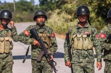 AA ထိန်းချုပ်နယ်မြေ ၅ ခုကို စစ်တပ်က ‘၄၉၂၆ စစ်ဆင်ရေး’ ဖြင့် ထိုးစစ်ဆင်နေသော်လည်း ခြေမချနိုင်သေး သတင်းနှင့် မီဒီယာ ကွန်ရက်။ ၂၀၂၆ ခုနှစ်၊ စက်တင်ဘာလ ၁၀ ရက်။ အာရက္ခတပ်တော် (AA) ထိန်းချုပ်ထားသည့် နယ်မြေ နေရာ ၅ ခုကို စစ်အုပ်စုတပ်က "၄၉၂၆ စစ်ဆင်ရေး" အမည်ဖြင့် ထိုးစစ်ဆင်နေသော်လည်း လက်ရှိအချိန်အထိ အဆိုပါ စိုးမိုးနယ်မြေများသို့ စစ်အုပ်စုတပ်မှ ခြေ မချနိုင်သေးကြောင်း စစ်ဆင်ရေးနယ်မြေရှိ သတင်းအရင်းအမြစ်များက ပြောသည်။ AA ထိန်းချုပ်နယ်မြေများနှင့် ထိစပ်နေသည့် နေရာများ၌ စစ်တပ်က ထိုးစစ်ဆင်နေခြင်းကြောင့် တိုက်ပွဲအချို့ ဖြစ်ပွားလျက်ရှိသည်။ သို့သော်လည်း AA စိုးမိုးနယ်မြေများအတွင်း တပ်စွဲခြင်းနှင့် စခန်းသိမ်းပိုက်ခြင်းများ မပြုလုပ်နိုင်သေးပေ။ စက်တင်ဘာလ ၄ ရက်နေ့တွင် စတင်ခဲ့သည်ဆိုသော အဆိုပါ စစ်ဆင်ရေးအတွင်း စစ်တပ်သည် စစ်တွေ မြို့နှင့် ပုဏ္ဏားကျွန်း အစပ်နယ်မြေများ၊ ကျောက်ဖြူ-စနဲ လမ်းပိုင်း၊ ဧရာဝတီတိုင်းနှင့် ရခိုင်ပြည်အစပ် (ဂွမြို့နယ် အစပ်)၊ မကွေးတိုင်းနှင့် ရခိုင်ပြည်အစပ်၊ ပဲခူးတိုင်းနှင့် ရခိုင်ပြည်အစပ် နေရာများ၌ တိုက်ပွဲများ ဖြစ်ပွားနေခြင်း ဖြစ်သည်။ ဧရာဝတီ-ရခိုင် နယ်စပ်တွင် နေထိုင်သည့် စစ်ရေးသတင်းအရင်းအမြစ် တစ်ဦးက “၄၉၂၆ စစ်ဆင်ရေးဆိုတာက အခုမှသိလာတာပေါ့။ ကျနော်တို့ ဧရာဝတီဘက်မှာက ရိုးမပေါ်ကို စစ်တပ်စစ်ကြောင်းထိုးနေတာက ပုံမှန်လိုဆို ပေမယ့် ထူးခြားလာတာက ဩဂုတ်လ ဒုတိယအပတ်ကစပြီး ဧရာဝတီ ရခိုင်အစပ်ကိုရောက်လာတဲ့ စစ်ကြောင်း တွေ များလာတယ်၊ နောက် စစ်မှုထမ်းသစ်တွေကို ရိုးမအစပ်နေရာတွေမှာ ထွက်ပြေးတာ ဒဏ်ရာရတာတွေကို တွေ့လာရတယ်။ နောက်ပြီး ရခိုင်ရိုးမပေါ်ကို အတင်းစစ်ကြောင်းထိုးတာ ပေါ်တာဆွဲတာတွေများလာတာတွေကို တွေ့ရတယ်၊ ရေကြည်မြို့နယ် သာပေါင်းမြို့နယ်တွေ ရေကြောင်းမှာဆို ရွှေသောင်ယံဘက်ကထိုးလာတာတွေ ဒါတွေဟာ သူတို့စစ်ဆင်ရေးကို ပေါလွင်စေတာပါ” ဟု ပြောသည်။ စစ်အုပ်စုတပ်သည် အဆိုပါ စစ်ဆင်ရေးကို ဖော်ဆောင်ရန်အတွက် ဩဂုတ်လကတည်းက ဧရာဝတီ၊ မကွေးနှင့် ပဲခူးတိုင်းတို့သို့ စစ်ကြောင်းများ စေလွှတ်၍ အင်အားဖြည့်တင်းခဲ့သည်။ ထို့ပြင် စစ်အုပ်စုတပ် လက်ရှိ ထိန်းချုပ်ထားဆဲဖြစ်သည့် ကျောက်ဖြူနှင့် စစ်တွေမြို့နယ်များအတွင်း AA စိုးမိုး နယ်မြေများနှင့် ထိစပ်နေသည့် နေရာများသို့လည်း အင်အားဖြည့်တင်းကာ စစ်ကြောင်းထိုးခဲ့သည်။ လက်ရှိတွင် ကျောက်ဖြူမြို့နယ်၊ တောင်မော်ဦး ရေတပ်စခန်းမှ အဝတောင်စခန်းသို့ အင်အားဖြည့်တင်း၍ ကျောက်ဖြူ-စနဲဘက်သို့ အင်အားအများအပြားဖြင့် ထိုးစစ်ဆင်နေသကဲ့သို့ စစ်တွေမြို့နယ်မှလည်း ပုဏ္ဏားကျွန်း မြို့နယ်ဘက်သို့ အင်အားဖြည့်ကာ စစ်ကြောင်းထိုးနေသဖြင့် တိုက်ပွဲများ ပြင်းထန်နေပြီး လေကြောင်းနှင့် လက်နက်ကြီး ပစ်ကူများ ပေးလျက်ရှိသည်။ စစ်တွေမြို့နယ် စစ်ရေးသတင်းအရင်းအမြစ် အမျိုးသားတစ်ဦးက “လက်ရှိ ကျနော်တို့ စစ်တွေ ဝါဘိုဘက်တွေ၊ ပုဏ္ဏားကျွန်းအစပ်တွေမှာ တိုက်ပွဲဖြစ်နေပြီး စစ်တွေမြို့ထဲအထိ လက်နက်ကြီးကျလာတာပါ။ တဆက်တည်း ကျောက်ဖြူဘက်မှာလည်း တိုက်ပွဲရှိတယ်လေ။ အခုတစ်ခေါက် စစ်တွေနဲ့ ကျောက်ဖြူနယ်စပ်ကို ထိုးလာတဲ့ စစ်ကြောင်းတွေဟာ သတိထားစရာပါ။ အခု နှစ်ဘက် အကျအဆုံးနဲ့ တိုက်ပွဲပြင်းထန်နေပါတယ်” ဟု ပြော သည်။ ထို့ပြင် မကွေးတိုင်း မင်းတုန်းမြို့နယ်၊ ပဲခူးတိုင်း ပန်းတောင်မြို့နယ်နှင့် ပြည်မြို့နယ် ပဒါန်းရိုးမပေါ်တို့တွင်လည်း တိုက်ပွဲများ ဖြစ်ပွားလျက်ရှိရာ ညောင်ကျိုးနှင့် ပွိုင့် ၆၆၆ ကုန်း အနီးဝန်းကျင်၌ တိုက်ပွဲများ ဖြစ်ပွားနေသကဲ့သို့ မကွေးတိုင်း ပဒါန်းမြို့နယ် နတ်ရေကန် ဗျူဟာကုန်းအနီးနှင့် ပဇီကျေးရွာ ဝန်းကျင်တို့တွင်လည်း တိုက်ပွဲများ ရှိနေသည်။ အဆိုပါ "၄၉၂၆ စစ်ဆင်ရေး" နှင့် ပတ်သက်၍ စစ်အုပ်စုဘက်က တရားဝင် ထုတ်ပြန်ကြေညာခြင်း မရှိသေး သော်လည်း စစ်အုပ်စု ထောက်ခံသည့် ဝါဒဖြန့် လော်ဘီချန်နယ်များတွင် ကျယ်ကျယ်ပြန့်ပြန့် ရေးသားဖော်ပြနေ ကြပြီး ရခိုင်ပြည်အတွင်းသို့ ထိုးစစ်ဆင်ရန် ကြိုးပမ်းလျက်ရှိသည်။ ဓါတ်ပုံ - (အေအေတပ်ဖွဲ့အချို့ / ပုံဟောင်း - Crd) #၄၉၂၆စစ်ဆင်ရေး