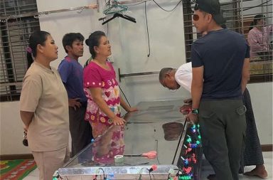 တနင်္သာရီတိုင်း မောတောင်၌ လူတဦး သေဆုံးခဲ့သော လူနာတင်ကား ပစ်ခတ်မှု လက်သည် မပေါ်သေး သတင်းနှင့် မီဒီယာ ကွန်ရက်။ ၂၀၂၆ ခုနှစ်၊ စက်တင်ဘာလ ၁၀ ရက်။ တနင်္သာရီတိုင်း၊ မြိတ်ခရိုင်၊ မောတောင်မြို့တွင် "သင်္ဂဟမိတ္တ" နာရေးကူညီမှုအသင်းပိုင် လူနာတင်ကားတစ်စီး ပစ်ခတ်ခံရပြီးနောက် လက်ရှိအချိန်အထိ မည်သည့်အဖွဲ့က ကျူးလွန်သည်ဆိုသည်ကို နှစ်ဖက် လက်နက်ကိုင် တပ်များဘက်က တစ်စုံတစ်ရာ ထုတ်ပြန်ထားခြင်း မရှိသေးကြောင်း ကူညီဆောင်ရွက်ပေးနေသူများက ပြောသည်။ မောတောင်မြို့ အနီးတစ်ဝိုက်တွင် စစ်အုပ်စုတပ်နှင့် ကရင်အမျိုးသား လွတ်မြောက်ရေးတပ်မတော် (KNLA)၊ အခြားတော်လှန်ရေးတပ်ဖွဲ့ တို့ စစ်ရေးလှုပ်ရှားနေကြပြီး ယခု ပစ်ခတ်ခံရသည့် တနင်္သာရီ-မောတောင်လမ်း (သိန်ခွန်းကျေးရွာ လမ်းပိုင်း) မှာ စစ်အုပ်စုတပ်က ၂၀၂၄ ခုနှစ်မှစ၍ ပြန်လည်ထိန်းချုပ်ထားသည့် နယ်မြေ ဖြစ် သည်။ မွန်ပြည် လူ့အခွင့်အရေး ဖောင်ဒေးရှင်း ပရိုဂရမ်ဒါရိုက်တာ နိုင်အဲမွန်က “အခုအထိတော့ ဘယ်အဖွဲ့ကရယ်လို့ အတည်မပြုနိုင်သေးပါဘူး။ စစ်ကော်မရှင်က ရာခိုင်နှုန်းတော့ များပါတယ်။ ဒီလို ရာဇဝတ်မှုကို ကျူးလွန်ရဲ တယ်ဆိုရင်” ဟု ပြောသည်။ စက်တင်ဘာလ ၇ ရက် နေ့လယ်ပိုင်းခန့်တွင် အသက် ၃၃ နှစ်အရွယ် ကိုသားကြီး (ခ) ဇော်မင်းထွန်း ဆိုသူသည် သူငယ်ချင်း ၃ ဦးနှင့်အတူ မောတောင်မြို့သို့ အဆိုပါ လူနာတင်ကားဖြင့် ကားကြုံလိုက်ပါလာစဉ် မောတောင်မြို့ ၏ အနောက်တောင်ဘက် ၅၁ မိုင်ခန့်အကွာ၌ ပစ်ခတ်ခံခဲ့ရခြင်း ဖြစ်သည်။ အဆိုပါ ပစ်ခတ်မှုကြောင့် ကိုသားကြီးမှာ နဖူးတည့်တည့်၌ ကျည်ထိမှန်ခဲ့ပြီး မောတောင်မြို့သို့ မရောက်မီ နာရီ ဝက်ခန့်အလိုတွင် ပွဲချင်းပြီး သေဆုံးခဲ့ရသည်။ သေနတ်ထိမှန်ပြီးနောက် ယာဉ်တိမ်းမှောက်မှု ဖြစ်ပွားခဲ့သော်လည်း ကားပေါ်တွင် ပါလာသည့် ကျန် ၂ ဦးမှာ အသက်ဘေးမှ လွတ်မြောက်ခဲ့ပြီး ထိခိုက်ဒဏ်ရာ ရရှိခြင်း မရှိပေ။ “မြိတ်ကနေ မောတောင်ကို ပြန်လာတာ ဟိုင်းဝေးလမ်းပါ။ အဲဒီလမ်းပေါ်က ရေဖြူရွာ အရောက်မှာ စပစ်တာ ပါ။ အဲဒီနေ့ စောစောပိုင်းမှာ တိုက်ပွဲဖြစ်ခဲ့တာ ရှိတယ်၊ သို့သော် ကားကို ပစ်တဲ့အချိန် တိုက်ပွဲမဖြစ်ဘူးလို့ ပြော တယ်။ ကားကို ဦးတည်ပစ်တာလို့ ကောက်ချက်ချလို့ ရပါတယ်” ဟု နိုင်အဲမွန်က ဆက် ပြောသည်။ ပြီးခဲ့သည့် စက်တင်ဘာလ ၅ ရက်နေ့ကလည်း အဆိုပါလမ်းပိုင်း၌ တနင်္သာရီမြို့နယ်ရှိ ရေဘေးသင့်ပြည်သူများ ထံ သွားရောက်ကူညီသည့် ကူညီရေးယာဉ်များ ပစ်ခတ်ခံခဲ့ရသဖြင့် ကြက်ခြေနီ တပ်ဖွဲ့ဝင်တစ်ဦး ဒဏ်ရာရရှိခဲ့ သည်။ စစ်အာဏာသိမ်းပြီးနောက်ပိုင်း တနင်္သာရီတိုင်းနှင့် ကရင်ပြည်သို့ သွားရောက်သည့် မော်တော်ယာဉ်များမှာ မကြာ ခဏ ပစ်ခတ်မှုနှင့် လုယက်မှုများ ရင်ဆိုင်နေရပြီး ဖြစ်စဉ်အများစုမှာ လက်သည်မပေါ်ဘဲ ကျန်ရစ်လေ့ရှိကြောင်း ဒေသခံများက ပြောသည်။ ဓါတ်ပုံ - Crd #မောတောင်