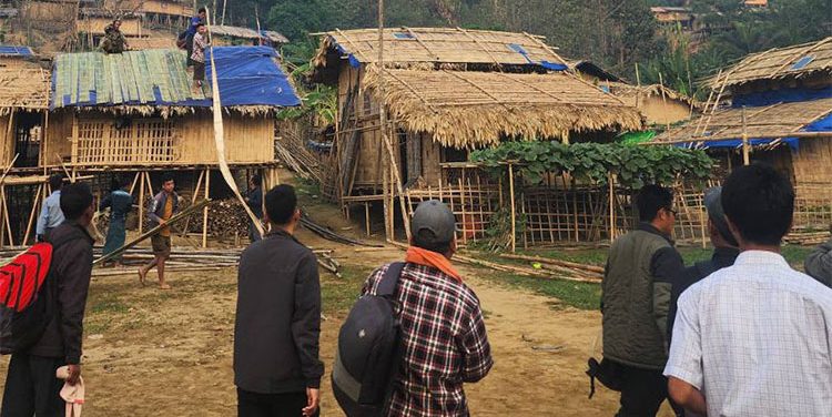 စစ်ဘေးရှောင် ၁ သိန်း ၈ သောင်းကျော်အတွက် ချင်းပြည်တွင် အရေးပေါ် အကူအညီ လိုအပ် သတင်းနှင့် မီဒီယာ ကွန်ရက်။ ၂၀၂၆ ခုနှစ်၊ စက်တင်ဘာလ ၁၀ ရက်။ ချင်းပြည်အတွင်း စစ်ရေးပဋိပက္ခများကြောင့် ထွက်ပြေးတိမ်းရှောင်နေရသည့် စစ်ဘေးရှောင် ဦးရေမှာ ၁ သိန်း ၈ သောင်းဝန်းကျင်အထိ ရှိနေပြီး ထိုစစ်ရှောင်များအတွက် အခြေခံ စားနပ်ရိက္ခာ၊ ဆေးဝါးနှင့် အမိုးအကာများ အရေးပေါ် လိုအပ်နေကြသည်။ အဆိုပါ စစ်ဘေးရှောင်များသည် ချင်းပြည်နယ်အတွင်း စစ်ရေးပဋိပက္ခ စတင်ခဲ့သည့် ၂၀၂၁ ခုနှစ်မှစ၍ လက်ရှိ အချိန်အထိ ထွက်ပြေးတိမ်းရှောင်နေကြရသူများဖြစ်ပြီး အဖက်ဖက်မှ အကူအညီများ လိုအပ်နေဆဲဖြစ်ကြောင်း ချင်းလဲန်းကောင်စီ/ ချင်းပြည်အစိုးရ လူမှုဖွံ့ဖြိုးရေးဝန်ကြီးဌာန ဝန်ကြီး ဆလိုင်းဇထောင်း က ပြောသည်။ ဆလိုင်းဇထောင်း က “ပထမ စားဝတ် နေရေး လိုအပ်ချက်ရှိတယ်။ ဒုတိယလိုအပ်ချက်က ဘာလဲဆိုတော့ မိုးကာတွေ အခု ကျန်းမာရေး ဝန်ကြီးကို လည်း သူတို့တောင်းထားတာ ရှိတယ်။ သူတို့က မိုးကာနဲ့ ခြင်ထောင် ကျန်းမာရေး လိုအပ်ချက်အတွက် စောင့် ရှောက်မှု ပြီးလို့ရှိရင် အရေးပေါ် ဒီ ကျန်းမာရေး ဆေးတွေ ဘာတွေ လိုအပ်တာပေါ့နော်။ ကျနော်တို့လည်း အတတ်နိုင်ဆုံး ရှောက်စောင့် ကူညီထားပါတယ်။ သို့ပေမဲ့ ဒီဟာက ကျနော်တို့ လုံလောက်မှု မရှိပါဘူး” ဟု ပြောသည်။ ချင်းပြည်အတွင်းရှိ ဒေသခံများသည် စစ်ရေးပဋိပက္ခများကြောင့် အိန္ဒိယ-မြန်မာ နယ်စပ်ဘက်သို့လည်းကောင်း၊ မကွေးတိုင်းနှင့် စစ်ကိုင်းတိုင်းဘက်သို့လည်းကောင်း ထွက်ပြေးတိမ်းရှောင်ခဲ့ကြရသကဲ့သို့ အချို့မှာလည်း ချင်းပြည်နယ်အတွင်းရှိ တောတောင်များနှင့် နီးစပ်ရာ ကျေးရွာများသို့ ထွက်ပြေးတိမ်းရှောင်ခဲ့ကြရသည်။ ထိုစစ်ဘေးရှောင် ၁ သိန်း ၈ သောင်းဝန်းကျင်အနက် ပြည်တွင်းနေရပ်စွန့်ခွာသူ (IDP) ၄ သောင်းကျော်ကို ချင်းလဲန်းကောင်စီ/ ချင်းပြည်အစိုးရအနေဖြင့် တိုက်ရိုက်ချိတ်ဆက်၍ အကူအညီများ ပေးအပ်နိုင်သော်လည်း စစ်ဘေးရှောင် အားလုံးအတွက်မူ အကူအညီများ ထပ်မံလိုအပ်နေသေးကြောင်း ဆိုသည်။ ချင်းလဲန်းကောင်စီ/ ချင်းပြည်အစိုးရမှ လုပ်ဆောင်နေသည့် လူသားချင်းစာနာထောက်ထားမှု အကူအညီပေးရေး များနှင့် ပတ်သက်၍ ကျန်းမာရေးဝန်ကြီးဌာန ဝန်ကြီး ဒေါက်တာရှာရွန်ပါရ်က ယခုကဲ့သို့ ပြောသည်။ “Man made disasters တွေသာ မကဘူးပေါ့နော် Natural disasters သဘာဝဘေးအန္တရာယ် တွေကိုလည်း တုန့်ပြန်ဆောင်ရွက်နေတဲ့ အခု ဒီကာလမှာ ဆိုရင် လေကြောင်းတိုက်ခိုက်မှုကြောင့် ကျမတို့ ပျက်စီးသွားတဲ့ အိမ် တွေ မိသားစုတွေကိုလည်း ဆက်ပြီးတော့ ထောက်ပံ့နေပါတယ်။ ပြီးတော့ စစ်ရှောင်တွေကိုလည်း ထောက်ပံ့ နေတာ ရှိတယ်။ ပြီးတော့ မုန်တိုင်းတွေ ရေကြီးတာတွေကြောင့် ကျမတို့ ကြုံနေရတဲ့ အခက်အခဲတွေကိုလည်း ဒီဝန်ကြီးဌာနကနေပဲ ဖြေရှင်းပေးနေပါတယ်။ အခု ၂၀၂၁ ကနေပြီးတော့ အခုအထိဆိုရင် စစ်ရှောင်တွေက ကျမတို့ နှစ်သိန်းနီးပါးရှိနေပါပြီ။” စစ်ဘေးရှောင် အကူအညီပေးရေး လုပ်ငန်းများကို ဆောင်ရွက်ရာတွင် ချင်းလဲန်းကောင်စီ/ ချင်းပြည်အစိုးရ အနေဖြင့် အမျိုးသားညီညွတ်ရေးအစိုးရ (NUG) နှင့် ချိတ်ဆက်၍ လုပ်ဆောင်နိုင်ခဲ့ကြောင်း ပြောသည်။ အခြားတစ်ဖက်တွင်လည်း စစ်ဘေးလွတ်ရာ နေရာအသီးသီးသို့ ထွက်ပြေးတိမ်းရှောင်နေရသည့် စစ်ဘေးရှောင် များအနေဖြင့် နေရပ်ရင်းသို့ ပြန်လာပါက ချင်းလဲန်းကောင်စီ/ ချင်းပြည်အစိုးရက အကူအညီပေးသွားမည် ဖြစ်သော်လည်း လက်ရှိ နယ်မြေလုံခြုံရေး အခြေအနေများကြောင့် နေရပ်ပြန်ရန် ခက်ခဲနေဆဲဖြစ်ကြောင်း ဝန်ကြီး ဆလိုင်းဇထောင်း က ဆက်ပြောသည်။ “နည်းနည်း ပြန်ဝင်ဖို့ ရှိပေမယ့် အဲဒါလေးတွေ မဝင်နိုင်တာ အကြောင်းအမျိုးမျိုးပေါ့နော်။ ဒါတွေလည်း ရှိပါ တယ်။ တစ်ချို့က မီဇိုရမ်မှာ စစ်ရှောင်တွေကတော့ အားလုံးသိတဲ့အတိုင်း ချက်ချင်း ပြန်လာလို့ရှိရင်လည်း တော်တော်လေး ခက်ခဲတယ်။ စားဝတ်နေရေးအတွက်လည်း တော်တော်ခက်ခဲတယ်။ ကျနော်တို့ ချင်းပြည်က သိတဲ့အတိုင်းပေါ့နော်။ လမ်းပန်း ဆက်သွယ်ရေး ရာသီဥတု ပြီးလို့ရှိရင် ငွေရေးကြေးရေးအခက်အခဲကြောင့် ပြန်လာဖို့ကတော့ နည်းနည်း ခက်ခဲပါတယ်။” စစ်အာဏာသိမ်းပြီးနောက် ချင်းပြည်အတွင်းရှိ နယ်စပ်ဒေသများနှင့် မြို့အများအပြားကို ချင်းတော်လှန်ရေး အဖွဲ့အစည်းများက တိုက်ခိုက်သိမ်းပိုက်နိုင်ခဲ့ပြီး စာသင်ကျောင်း၊ ဆေးရုံနှင့် အုပ်ချုပ်ရေး ယန္တရားများကို အကောင်အထည်ဖော် လုပ်ဆောင်လာခဲ့ကြသည်။ လက်ရှိတွင် စစ်အုပ်စုတပ်က ၎င်းတို့ ဆုံးရှုံးသွားသည့် နယ်မြေများနှင့် စစ်ရေးဗျူဟာအရ အရေးပါသည့် ဒေသ များကို ပြန်လည်ရရှိရန် လေကြောင်းတိုက်ခိုက်မှု၊ လက်နက်ကြီး ပစ်ခတ်မှုများအပြင် မြေပြင်ထိုးစစ်များကို အရှိန်မြှင့် ဆောင်ရွက်လာသောကြောင့် ချင်းပြည်နယ်အတွင်း တိုက်ပွဲများ ပြင်းထန်လျက်ရှိသည်။ အဆိုပါ တိုက်ပွဲများကြောင့် ဒေသအသီးသီးသို့ ထွက်ပြေးတိမ်းရှောင်နေရသည့် ချင်းပြည်မှ စစ်ဘေးရှောင်များ သည် နေရပ်ရင်းသို့ ပြန်လည်နေထိုင်ရန် ခက်ခဲနေသည့်အပြင် နေထိုင်စားသောက်ရေး၊ ပညာရေးနှင့် ကျန်းမာရေးအတွက် ကူညီထောက်ပံ့မှုများ အရေးပေါ် လိုအပ်နေဆဲ ဖြစ်သည်။ ပုံစာ – ချင်းပြည်၊ အိန္ဒိယနယ်စပ်အနီးရှိ စစ်ဘေးရှောင်စခန်းတစ်ခုကို တွေ့ရစဉ်။ / (Photo: Chinland Council) #ChinlandCouncil #IDPs
