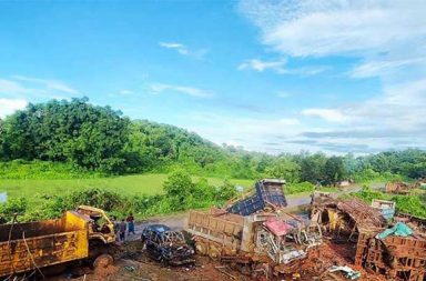 ရခိုင်-မကွေးအစပ် ရခိုင်ရိုးမတွင် စစ်တပ်နှင့် AA တို့ တိုက်ပွဲပြင်းထန်၊ လေကြောင်းမှပါ ဗုံးကြဲနေ သတင်းနှင့် မီဒီယာ ကွန်ရက်။ ၂၀၂၆ ခုနှစ်၊ စက်တင်ဘာလ ၂ ရက်။ ရခိုင်ပြည်၊ အမ်းမြို့နယ်နှင့် မကွေးတိုင်းဒေသကြီး၊ မင်းတုန်းမြို့နယ်အစပ် ရခိုင်ရိုးမပေါ်ရှိ သဖန်းရောင်ကျေး ရွာနှင့် တလိုင်းတောင်ကျေးရွာ အနီးဝန်းကျင်တွင် စစ်အုပ်စုတပ်နှင့် အာရက္ခတပ်တော် (AA) တို့အကြား တိုက်ပွဲ များ ပြင်းထန်လျက်ရှိပြီး စစ်တပ်ဘက်မှ လေကြောင်းပစ်ကူများ ပေးနေကြောင်း ဒေသတွင်း စစ်ရေးသတင်း ရင်းမြစ်များက ပြောသည်။ မကွေးတိုင်း၊ မင်းတုန်းမြို့နယ်အတွင်း ရခိုင်ရိုးမခြေရင်း၌ တည်ရှိသည့် သဖန်းရောင်ကျေးရွာတွင် စစ်အုပ်စုတပ် က အထိုင်ချ၍ ရိုးမပေါ်သို့ စစ်ကြောင်းထိုးလျက်ရှိရာ AA ထိန်းချုပ်ထားသော တလိုင်းတောင်ကျေးရွာ မရောက် မီတွင် နှစ်ဖက် ထိတွေ့တိုက်ပွဲများ စတင်ဖြစ်ပွားခဲ့ခြင်း ဖြစ်သည်။ ဒေသတွင်း စစ်ရေးသတင်းရင်းမြစ်တစ်ဦးက “သရက်ခရိုင်ကို စစ်အင်အားတွေ ဖြည့်ထားတာ။ တလိုင်းရွာ မရောက်ခင် AA တပ်တွေနဲ့ စဖြစ်တာ။ တိုက်ပွဲဖြစ်နေတာ ၄ ရက်လောက်ရှိပြီ” ဟု ပြောသည်။ လက်လွှတ်လိုက်ရသည့် အမ်းမြို့နယ်အတွင်း စစ်အုပ်စုတပ်သည် မကွေးတိုင်း မင်းတုန်းဘက်မှတစ်ဆင့် ရိုးမလမ်းအတိုင်း အင်အားအမြောက်အမြားဖြင့် ထိုးစစ်ဆင်ကာ ဆုံးရှုံးသွားသော နယ်မြေများနှင့် စစ်ရေးဗျူဟာ မြောက် စခန်းများကို ပြန်လည်ရယူနိုင်ရန် မင်းတုန်း-အမ်း လမ်းကြောင်းအတိုင်း ထိုးစစ်ဆင်လျက်ရှိသည်။ တစ်ဖက်တွင်လည်း မင်းတုန်းဘက်မှ တက်လာမည့် စစ်အုပ်စု စစ်ကြောင်းများ အမ်းမြို့နယ်အတွင်းသို့ ပြန်လည် ဝင်ရောက်မလာနိုင်စေရေးနှင့် လက်ရှိ စိုးမိုးထားပြီးဖြစ်သည့် ရခိုင်ဒေသ စစ်ရေးအသာစီးရမှုကို ဆက်လက်ထိန်း ချုပ်ထားနိုင်ရန် အတွက် အဆိုပါ ရိုးမဝင်ပေါက် လမ်းကြောင်းကို AA က စိုးမိုးပိတ်ဆို့ ဖြတ်တိုက်နေခြင်း ဖြစ် သည်။ တိုက်ပွဲဖြစ်ပွားစဉ် AA ဘက်က စနိုက်ပါများဖြင့် ဖြတ်တိုက်သဖြင့် စစ်အုပ်စုတပ်ဘက်မှ အထိနာနေပြီး လေ ကြောင်းမှ တစ်ဆင့် ဗုံးကြဲ ပစ်ကူပေးနေရကြောင်း မြေပြင်စစ်ရေးသတင်းရင်းမြစ်က ပြောသည်။ မင်းတုန်းမြို့နယ် စစ်ရေးသတင်းရင်းမြစ် ဒေသခံတစ်ဦးက “နေပြည်တော်ဘက်အထိ သရက်ခရိုင်ကို စစ်အင် အားတွေ ဖြည့်ထားတာက လေးရာလောက် ရိုးမပေါ် တက်သွားပြီ။ သဖန်းရောင်ရွာမှာ စစ်တပ်အထိုင်ချပြီး ရိုးပေါ် တက်တော့ တလိုင်းရွာမရောက်ခင် AA တပ်စိတ်တွေနဲ့ စဖြစ်တာ။ AA က စနိုက်ပါအားနဲ့ဆိုတော့ စစ်တပ်က လေကြောင်းကူတယ်။ နှစ်ဖက်လုံး အကျအဆုံးရှိတယ်လို့ ကြားတယ်။ အခု ပေါ်တာဆွဲသွားတဲ့ ဒေသခံတွေ တောင် ထိတယ်တဲ့” ဟု ပြောသည်။ စစ်ရေးအရ အရေးပါသည့် အဆိုပါ အမ်း-မင်းတုန်း ရိုးတောင်ကျော်လမ်းပိုင်းတွင် စစ်အုပ်စုတပ်က လေကြောင်း မှ ဗုံးကြဲတိုက်ခိုက်မှုများ ဆက်လက်ပြုလုပ်နေသဖြင့် AA ဘက်မှ ခရီးသွားပြည်သူများ မကွေးဘက်သို့ ဆင်း လာခြင်း မပြုရန် သတိပေးထားသလို မင်းတုန်းဘက်အခြမ်းတွင်လည်း စစ်အုပ်စုတပ်က လမ်းပိုင်းကို ပိတ်ဆို့ ထားသည်။ အဆိုပါ ရိုးတောင်ကျော်လမ်းပိုင်းရှိ တလိုင်းတောင်ကျေးရွာကို စစ်အုပ်စုတပ်က ပြီးခဲ့သည့် ဩဂုတ်လအတွင်း ကလည်း လေကြောင်းမှ ဗုံးကြဲတိုက်ခိုက်ခဲ့သေးသည်။ ဓာတ်ပုံ - (တလိုင်းတောင်ကျေးရွာ ဩဂုတ်လ (၈) ရက်က လေကြောင်းမှ တိုက်ခိုက်ခံထားရသည့်ပုံ / AA)