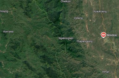 မကွေးတိုင်း ရခိုင်ရိုးမတောင်ခြေရှိ ဆင်လုပ်သားများနေသည့် ရွာကို စစ်အုပ်စု ပါရာမော်တာဖြင့် ဗုံးကြဲ သတင်းနှင့် မီဒီယာ ကွန်ရက်။ ၂၀၂၆ ခုနှစ်၊ စက်တင်ဘာလ ၁၄ ရက်။ မကွေးတိုင်း၊ သရက်ခရိုင်၊ မင်းတုန်းမြို့နယ်ရှိ ရခိုင်ရိုးမ တောင်ခြေအနီး ဆင်လုပ်သားများ နေထိုင်သည့် ဇွန်းကျ ကျေးရွာကို ပြည်သူ့ကာကွယ်ရေးတပ်ဖွဲ့ (PDF) များ ခိုအောင်းနေသည်ဟု ဆိုကာ စစ်အုပ်စုက စက်တင်ဘာလ ၁၃ ရက်နေ့ ညနေပိုင်းတွင် ပါရာမော်တာ ၃ စီးဖြင့် ဗုံးကြဲတိုက်ခိုက်ခဲ့ကြောင်း မြို့ခံများက ပြောသည်။ အဆိုပါ ဇွန်းကျကျေးရွာသည် ရွှေတောင်မောင်နှမဟု ခေါ်ဆိုသည့် ရွှေတောင်ကြီး၊ ရွှေတောင်လေး၏ အရှေ့ ဘက် တောင်ခြေအနီးတွင် တည်ရှိပြီး အိမ်ခြေ ၂၅ အိမ်ခန့်သာရှိကာ မှန်ကျေးရွာအုပ်စုအတွင်း ပါဝင်သည့် ရိုးမတောင်ခြေ ရွာတစ်ရွာဖြစ်သည်။ အသက် ၄၀ အရွယ် မဲဇလီကျေးရွာသားတစ်ဦးက “အဲ့ရွာက ဆင်လုပ်သားတွေ သီးသန့်နေတဲ့ ရွာပါ။ NLD ခေတ်မှာ ပြည်ထဲရေး အမည်ပေါက်ခဲ့တယ်။ ရိုးအခြေရွာပေါ့ မှန်ကျေးရွာအုပ်စုထဲ ပါတယ်။ ဖုန်းလိုင်း ရတစတ်ချက် မရတစ်ချက်ဆိုတော့ ဘာတွေထိခိုက်လဲ ဆိုတာ စုံစမ်းနေတုန်း” ဟု ပြောသည်။ မင်းတုန်းမြို့နယ် အနောက်ခြမ်း ရခိုင်ရိုးမပေါ်ရှိ ကျော်ဖြတ်လမ်းများတွင် နေ့စဉ် တိုက်ပွဲများ ပြင်းထန်လျက် ရှိပြီး စစ်အုပ်စုတပ်ဘက်မှ အထိအခိုက် အကျအဆုံး များပြားပါက ရိုးမတောင်ခြေရှိ ကျေးရွာများကို PDF များ ရှိသည်ဟု စွပ်စွဲကာ လေကြောင်းမှ ဗုံးကြဲလေ့ရှိကြောင်း ဒေသခံများက ဆိုသည်။ တိုက်ပွဲပြင်းထန်ပြီး စစ်တပ်ဘက်က အထိအခိုက် အကျအဆုံးများပါက ရိုးမတောင်ခြေရှိ ကျေးရွာများကို PDF များရှိသည်ဟုဆိုကာ ဗုံးကြဲလေ့ရှိကြောင်း မင်းတုန်းမြို့မှ အသက် ၆၀ အရွယ် အမျိုးသားတစ်ဦးက ပြောသည်။ ထို့ပြင် ပြီးခဲ့သည့် စက်တင်ဘာလ ၆ ရက်နေ့ကလည်း ပုသိမ်-မုံရွာ လမ်းပေါ်ရှိ မဲဇလီနှင့် သရက်အုပ်ကျေးရွာ ဘက်သို့ ဗုံးကြဲခဲ့သဖြင့် စစ်ဘေးရှောင် အမျိုးသမီးတစ်ဦး သေဆုံးခဲ့ဖူးကြောင်း ထပ်မံ ပြောကြားသည်။ တစ်ဖက်တွင်လည်း မင်းတုန်းမြို့ပေါ်၌ စစ်အုပ်စုက စစ်မှုထမ်းရန် ပေါ်တာဆွဲ ဖမ်းဆီးမှုများ တင်းကျပ်စွာ ပြုလုပ် နေသဖြင့် လူငယ်အများအပြား ကျေးရွာများဘက်သို့ တိမ်းရှောင်နေကြရသည်။ ပြည်-မင်းတုန်း လိုင်းယာဉ်မောင်းတစ်ဦးက “မင်းတုန်းမြို့ပေါ် ကွက်ကွက်လေးပဲ သူတို့ စိုးမိုးတာ။ အနီးက ရွာတွေက တော်လှန်ရေးဘက်က စိုးမိုးတာ။ မြို့ပေါ်မှာ အောင်စစ်ခိုင် ကားစပယ်ရာ အဆွဲခံရတော့ ကြောက်ပြီး ရွာကအမျိုးတွေဆီ ပြေးကုန်ကြပြီ” ဟု ပြောသည်။ လက်ရှိတွင် မြေပဲ၊ ကုလားပဲ၊ စတော်ပဲနှင့် နေကြာ စသည့် ဆောင်းသီးနှံများ စိုက်ပျိုးရန် တောင်သူများ စိုက်ပျိုး ရေးအတွက် ထွန်ယက်နေချိန်ဖြစ်သော်လည်း စစ်အုပ်စု၏ ပေါ်တာဆွဲမှုနှင့် လေကြောင်းမှ ဗုံးကြဲ တိုက်ခိုက်မှုများ ကြောင့် တောင်ယာ သွားလာရေး အခက်အခဲများနှင့် ကြုံတွေ့နေရသဖြင့် ဒေသခံ တောင်သူများ စိုးရိမ်ပူပန် လျက်ရှိသည်။ ဓာတ်ပုံ - Crd #မကွေးတိုင်း