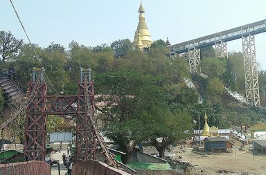 ရခိုင်ပြည် ပုဏ္ဏားကျွန်း သမိုင်းဝင်စေတီအနီး စစ်အုပ်စု ဗုံးကြဲ၍ အရပ်သား ၂ ဦး သေဆုံး သတင်းနှင့် မီဒီယာ ကွန်ရက်။ ၂၀၂၆ ခုနှစ်၊ စက်တင်ဘာလ ၁၄ ရက်။ ရခိုင်ပြည်၊ ပုဏ္ဏားကျွန်းမြို့ရှိ သမိုင်းဝင် ဦးရာဇ်တောင်စေတီတော်အနီးသို့ စစ်အုပ်စုက လေကြောင်းမှ ဗုံး ၂ လုံး ကြဲချတိုက်ခိုက်ခဲ့သဖြင့် အပြစ်မဲ့ အရပ်သားပြည်သူ ဦး ရေ ၂ ဦး သေဆုံးပြီး ၃ ဦး ထိခိုက်ဒဏ်ရာ ရရှိခဲ့သည်ဟု ဒေသခံများက ပြောသည်။ စက်တင်ဘာလ ၁၃ ရက်နေ့၊ မွန်းတည့် ၁၂ နာရီခန့်တွင် စစ်အုပ်စုက ကြဲချခဲ့သည့် ဗုံးသီးများသည် စေတီရင်း ကျေးရွာဘက်ကမ်းရှိ ဦးရာဇ်တောင်တံတား ချောင်းကမ်းစပ်နှင့် ချောင်းအတွင်းသို့ ကျရောက်ပေါက်ကွဲခဲ့ခြင်း ဖြစ်ပြီး သမိုင်းဝင် ဦးရာဇ်တောင် စေတီတော်ကြီးကိုမူ ထိမှန်ပျက်စီးခဲ့ခြင်း မရှိပေ။ ဒေသခံ ပရဟိတသမားတစ်ဦးက “ဦးရာဇ်တောင်တံတား ချောင်းကမ်းစပ်အနား ဗုံးကျတာလို့ သိရပါတယ်။ အစကတော့ စေတီတော်ထိတယ်လို့ ကြားပေမယ့် နောက်တော့မထိဘူးလို့ သိရတယ်။ စေတီရင်းကျေးရွာ အမျိုးသမီး တစ်ယောက်နဲ့ ရသေ့တောင်က အမျိုးသား တစ်ယောက်သေတယ်။ ပုဏ္ဏားကျွန်းကို စစ်တပ်က ပြန်လိုချင်နေတော့ ဗုံးကြဲတာတွေလည်း လုပ်နေပါတယ်။ မြေပြင်မှာလည်း တိုက်ပွဲ ရက်ဆက်ရှိနေတယ်” ဟု ပြောသည်။ အဆိုပါ လေကြောင်းတိုက်ခိုက်မှုကြောင့် ပုဏ္ဏားကျွန်းမြို့နယ်၊ စေတီရင်းကျေးရွာမှ အသက် ၃၇ နှစ်အရွယ် ဒေါ်စိုးစိုး နှင့် ရသေ့တောင်မြို့နယ်၊ လေးကန်ကျေးရွာမှ ဦးစိုးစိုး တို့မှာ ဗုံးစထိမှန်ကာ နေရာတွင်ပင် သေဆုံးခဲ့ကြ သည်။ ထို့ပြင် စေတီရင်းကျေးရွာမှ အသက် ၇၁ နှစ်အရွယ် ဒေါ်ဦးကျော့စိန်၊ အသက် ၉ နှစ်အရွယ် မဖြူထွေးနှင့် ရသေ့ တောင်မြို့၊ အရှေ့မြောက်ရပ်ကွက်မှ ဦးအောင်ဝင်းမောင် တို့တွင်လည်း ဗုံးစထိမှန်၍ ဒဏ်ရာများ ရရှိခဲ့ကြသည်။ ထိုနေ့ ည ၁၂ နာရီကျော်တွင်လည်း ပုဏ္ဏားကျွန်း-ကျောက်တော် မြို့နယ်အစပ် နေရာအချို့ကို စစ်အုပ်စုက လေကြောင်းမှ ထပ်မံ ဗုံးကြဲခဲ့သဖြင့် ဒေသခံအချို့မှာ ဘေးလွတ်ရာသို့ တိမ်းရှောင်ခဲ့ကြရသည်။ ပြီးခဲ့သည့် စက်တင်ဘာလ ၄ ရက် ည ၁၀ နာရီဝန်းကျင်ကလည်း ပုဏ္ဏားကျွန်းမြို့နယ်ရှိ သမိုင်းဝင် ဂူဝဘုရားကို စစ်အုပ်စုက ဗုံးကြဲတိုက်ခိုက်ခဲ့သဖြင့် ဘုရားဝင်းအတွင်းရှိ အဆောက်အအုံများ၊ ဂူဝဘုရားပေါ်ရှိ ရဟန္တာ ၅၀၀ ရုပ်ဆင်းတုတော်များနှင့် ရှေးဟောင်းလက်ရာအချို့ ထိခိုက်ပျက်စီးခဲ့သေးသည်။ လက်ရှိတွင် စစ်အုပ်စုတပ်နှင့် အာရက္ခတပ်တော် (AA) တို့အကြား စစ်တွေ-ပုဏ္ဏားကျွန်း နယ်စပ်တစ်လျှောက် တွင် တိုက်ပွဲများ ပြင်းထန်စွာ ဖြစ်ပွားလျက်ရှိပြီး စစ်အုပ်စုဘက်မှ အကျအဆုံး များပြားနေချိန်၌ အရပ်သား ပြည်သူများ နေထိုင်ရာ ဒေသများကိုပါ လေကြောင်းမှ အဆက်မပြတ် ဗုံးကြဲတိုက်ခိုက်လျက်ရှိသည်။ ဓာတ်ပုံ - (ပုဏ္ဏားကျွန်းမြို့နယ်ရှိ သမိုင်းဝင် ဦးရာဇ်တောင်စေတီတော် မြင်ကွင်း / Crd) #ပုဏ္ဏားကျွန်းမြို့နယ်