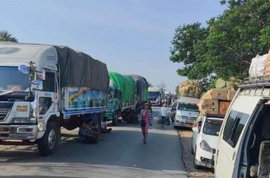စစ်ကိုင်းတိုင်း အင်းတော်အနီး ဂိတ်သစ်ဖွင့်၍ လမ်းကြေးကောက်ခံသဖြင့် ယာဉ်မောင်းများ အခက်ကြုံနေရ သတင်းနှင့် မီဒီယာ ကွန်ရက်။ ၂၀၂၆ ခုနှစ်၊ စက်တင်ဘာလ ၁၄ ရက်။ မြစ်ကြီးနား-မန္တလေး လမ်းပိုင်း၊ ကွင်းလမ်းတစ်နေရာတွင် ကချင်လွတ်လပ်ရေး တပ်မတော် (KIA) နှင့် KPDF ပူးပေါင်းအဖွဲ့တို့က ဂိတ်အသစ်ဖွင့်လှစ်ပြီး လမ်းကြေး ကောက်ခံနေသဖြင့် ဂိတ်ကြေး အများအပြား ပေးဆောင် နေရကြောင်း ဒေသတွင်း ယာဉ်မောင်းအချို့က ပြောသည်။ စစ်ကိုင်းတိုင်း၊ အင်းတော်မြို့နယ်၊ မဲဇာကျေးရွာအနီးရှိ ကျောက်တန်း ကွင်းလမ်းပိုင်းမှ ဖြတ်သန်းသွားလာနေ သည့် ယာဉ်များကို စက်တင်ဘာလ ၁၄ ရက်နေ့မှစ၍ ဂိတ်ကြေး စတင်ကောက်ခံနေခြင်း ဖြစ်သည်။ ဒေသတွင်း ယာဉ်မောင်းတစ်ဦးက “ကားတိုင်း ပေးရတယ်။ ကိုယ်ပိုင်ကားလည်း မရဘူးဗျာ။ တောင်းတာတော့ ကုန်ပေါ်မူတည်တယ်။ တစ်ခါနဲ့ တစ်ခါ မတူဘူးပေါ့နော်။ အိမ်စီးကားကတော့ တိတိကျကျ သတ်မှတ်ထား တယ်။ ကျန်တာက အခြေအနေအရပဲ။ ကွင်းလမ်းက ခက်ခက်ခဲခဲ သွားနေရတဲ့ ကားသမားတွေ သူတို့မို့ တောင်း ရက်တာ” ဟု ပြောသည်။ ဂိတ်ကြေး ကောက်ခံရာတွင် ကုန်ကားနှင့် တွဲကားများအနေဖြင့် ကုန်ပစ္စည်း မပါပါက ငွေကျပ် ၂ သိန်း၊ ကုန်ပါ ပါက ပစ္စည်းအမျိုးအစားပေါ် မူတည်၍ အများဆုံး ငွေကျပ် ၇ သိန်းအထိ ပေးဆောင်ရပြီး ခရီးသည်တင်ကား ငွေကျပ် ၁ သိန်းနှင့် အိမ်စီးကား ငွေကျပ် ၁ သောင်းနှုန်းဖြင့် အသီးသီး ကောက်ခံနေကြသည်ဟု ဆိုသည်။ မြစ်ကြီးနား-မန္တလေး လမ်းပိုင်းမှာ ရာနှုန်းပြည့် သွားလာခွင့် မရသေးသဖြင့် ယာဉ်များမှာ ကွင်းလမ်းမှ ခက်ခက် ခဲခဲ ဖြတ်သန်းကာ ဇက်ဆိပ်မှတစ်ဆင့် ကမ်းကူးနေရချိန် ယခုကဲ့သို့ ဂိတ်အသစ် တိုးလာသဖြင့် ကုန်ကျစရိတ်များ ပိုမိုများပြားလာသည်။ မန္တလေး-မြစ်ကြီးနား လမ်းပိုင်းတစ်လျှောက်တွင် စစ်အုပ်စုတပ်နှင့် တော်လှန်ရေးတပ်ဖွဲ့များ၏ စစ်ဆေးရေးဂိတ် အများအပြား ရှိနေပြီး အိမ်စီးကားများအနေဖြင့် ငွေကျပ် သိန်းဆယ်ချီ၊ ကုန်ကားများအနေဖြင့် ငွေကျပ် သိန်းရာ ချီအထိ ပေးဆောင်နေရကြောင်းလည်း ဆိုကြသည်။ အဆိုပါ လမ်းပိုင်းတွင် သွားလာခဲ့ဖူးသူ ခရီးသည်တစ်ဦးက “ကုန်ကားတွေဆို ကူးလို့မရဘူး။ ကြာပြီ။ လချီပြီ လမ်းမှာ အိပ်နေရတာ။ လမ်းပေါ်မှာ ဝယ်စား၊ ဝယ်သောက်ကြတာလည်း မနည်းဘူး။ ကုန်တယ်။ ဈေးကြီး တယ်လေ။ ဖြတ်မရတဲ့ကြားထဲ လမ်းကြေးပါ ပေးနေရတာ” ဟု ပြောသည်။ မန္တလေး-မြစ်ကြီးနား လမ်းပိုင်း နေရာအများစုကို စစ်အုပ်စုက ထိန်းချုပ်ထားသော်လည်း အချို့နေရာများတွင် နှစ်ဖက်တပ်များ နေရာယူထားသဖြင့် မြေပြင်အခြေအနေ တင်းမာနေဆဲဖြစ်သည်။ ထို့ကြောင့် ယာဉ်များမှာ ကွင်းလမ်းများမှ သွားလာနေရပြီး ကမ်းမကူးနိုင်သေးသည့် ကုန်တင်ယာဉ်များမှာ လမ်း တွင် ပိတ်မိနေသည်မှာ ၅ ပတ်ထက်မနည်း ကြာမြင့်နေပြီဖြစ်သည်။ ယာဉ်မောင်းများအနေဖြင့် လမ်းကြေး ပေးဆောင်ရသည့် အခက်အခဲများအပြင် မိုးရာသီ လမ်းပျက်စီးမှုကြောင့် အချို့လမ်းပိုင်းများ၌ ဆင်များဖြင့် ကားများကို ဆွဲယူနေရသဖြင့် သေရေးရှင်ရေး ကိစ္စမှလွဲ၍ ခရီးသွားလာခြင်း မပြုကြရန် သတိပေးထားသည်။ ဓာတ်ပုံ - (မန္တလေး-မြစ်ကြီးနား လမ်းပိုင်း တစ်နေရာ၌ တွေ့ရသည့် မော်တော်ယာဉ်များ / Crd) #စစ်ကိုင်းတိုင်း