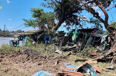 ရခိုင်၌ စစ်တပ်၏ လေကြောင်းတိုက်ခိုက်မှုကြောင့် ၅ ရက်အတွင်း အရပ်သား ၇ ဦး သေဆုံး သတင်းနှင့် မီဒီယာ ကွန်ရက်။ ၂၀၂၆ ခုနှစ်၊ စက်တင်ဘာလ ၁၄ ရက်။ ရခိုင်ပြည်အတွင်း စစ်ရေးပစ်မှတ် မဟုတ်သည့် အရပ်သားပြည်သူများ နေထိုင်ရာ မြို့၊ ကျေးရွာများနှင့် သမိုင်း ဝင် ဘုန်းကြီးကျောင်းများကို စစ်အုပ်စုတပ်က လေကြောင်းမှ ဗုံးကြဲတိုက်ခိုက်ခဲ့ရာ ၅ ရက်အတွင်း အပြစ်မဲ့ အရပ်သား ၇ ဦး သေဆုံးသွားကြောင်း အာရက္ခတပ်တော် (AA) က စက်တင်ဘာလ ၁၄ ရက်နေ့တွင် သတင်း ထုတ်ပြန်သည်။ စစ်အုပ်စုတပ်သည် စက်တင်ဘာလ ၁၀ ရက်မှ ၁၃ ရက်အထိ ဂျက်တိုက်လေယာဉ်များနှင့် အသေခံဒရုန်းများ (Suicide Drones) အသုံးပြုကာ ဆက်တိုက် ဗုံးကြဲတိုက်ခိုက်ခဲ့ခြင်းဖြစ်သည်။ အဆိုပါ တိုက်ခိုက်မှုများကြောင့် အရပ်သားပြည်သူများ သေဆုံး၊ ဒဏ်ရာရရှိခဲ့သည့်အပြင် နေအိမ်၊ ဈေးဆိုင်များ နှင့် ဘာသာရေး အဆောက်အအုံများပါ ပျက်စီးဆုံးရှုံးခဲ့ရသည်။ ရခိုင်ပြည်မြောက်ပိုင်း ဒေသခံတစ်ဦးက “ရခိုင်ပြည်ကို မြောက်ပိုင်း၊ တောင်ပိုင်းအပြင် ပလက်ဝကိုပါ ဗုံးကြဲနေ တာပါ။ ပြည်သူတွေ ဘယ်လိုနေရမလဲ ဗုံးခိုကျင်းထဲက မထွက်ရပါဘူး။ ဘုရားပုထိုးတွေ ပျက်စီးတယ်။ စား ဝတ်နေရေး အဆင်မပြေဖြစ်တယ်။ ဆေးကုသတာမှာ ဆေးဝါးလိုအပ်ချက်တွေရှိတယ်။ ဒီလိုအခက်အခဲတွေ ကြားမှာ ရခိုင်လူထု အသက်ရှင်ဖို့ပါ ခက်ခဲလာတယ်၊ မိသားစုတွေ တကွဲတပြားနဲ့ ဒုက္ခတွေလည်း များပါတယ်” ဟု ပြောသည်။ စက်တင်ဘာလ ၁၃ ရက်နေ့ မွန်းလွဲ ၁၂ နာရီ ၅၆ မိနစ်ခန့်တွင် ပုဏ္ဏားကျွန်းမြို့၊ သမိုင်းဝင် ဦးရာဇ်တော်ဘုရား တည်ရှိရာ တောင်ခြေရင်း ကြိုးတံတားအနီး ဝန်းကျင်ကို စစ်အုပ်စုတပ်က ဂျက်တိုက်လေယာဉ်ဖြင့် ၃ ကြိမ်တိုင် ဗုံးကြဲခဲ့သည့်အပြင် စက်သေနတ်ဖြင့်ပါ ပစ်ခတ်တိုက်ခိုက်ခဲ့သည်။ အဆိုပါ ဖြစ်စဉ်ကြောင့် ပုဏ္ဏားကျွန်းမြို့နယ် စေတီရင်းကျေးရွာမှ ဒေါ်စိုးစိုး မှာ မျက်နှာတွင် ဗုံးစထိမှန်ကာ သေဆုံးခဲ့ပြီး မဖြူဖွေး (၉ နှစ်) နှင့် ဒေါ်ကျော့စိန် (၇၁ နှစ်) တို့ ထိခိုက်ဒဏ်ရာ ရရှိခဲ့သည်။ ထို့ပြင် ပုဏ္ဏားကျွန်းမြို့သို့ အလည်ရောက်ရှိနေသည့် ရသေ့တောင်မြို့မှ ဦးမိုးမိုး နှင့် ဦးအောင်ဝင်းမောင်တို့လည်း ဒဏ်ရာရရှိခဲ့ကာ ဦးမိုးမိုးမှာ ပြင်းထန်ဒဏ်ရာဖြင့် သေဆုံးသွားခဲ့သည်။ ပြီးခဲ့သည့် စက်တင်ဘာလ ၄ ရက်နေ့ကလည်း ပုဏ္ဏားကျွန်းမြို့နယ်ရှိ သမိုင်းဝင် ဂူဝဘုရားကို စစ်အုပ်စုတပ်က လေကြောင်းမှ ဗုံးကြဲခဲ့သဖြင့် ဘုရားဆင်းတုတော်များ ပျက်စီးခဲ့ရသေးသည်။ စက်တင်ဘာလ ၁၁ ရက်နေ့ ညသန်းခေါင် ၁၂ နာရီ ၃၆ မိနစ်ခန့်တွင် ပုဏ္ဏားကျွန်းမြို့နယ် ကျောက်ဆိပ်ကျေးရွာ ဘုန်းကြီးကျောင်းကို စစ်အုပ်စုတပ်က အသေခံဒရုန်းဖြင့် ဗုံးခွဲတိုက်ခိုက်ခဲ့ရာ စစ်ဘေးရှောင် သားအမိနှစ်ဦး ဖြစ်သည့် ဒေါ်လှသန်းယဉ်နှင့် သမီးဖြစ်သူ ဦးသန်းခင်တို့ ဗုံးစထိမှန်ခဲ့ပြီး ဒေါ်လှသန်းယဉ်မှာ ဒဏ်ရာပြင်းထန် သဖြင့် ဆေးကုသမှု ခံယူနေစဉ် သေဆုံးသွားခဲ့သည်။ ထို့ပြင် စက်တင်ဘာလ ၁၁ ရက်နေ့ ညနေ ၄ နာရီခန့်တွင် တောင်ကုတ်မြို့နယ် ရွာသစ်ကေကျေးရွာကို လေယာဉ် ၂ စီးဖြင့် ဗုံးကြဲခဲ့ရာ ဦးတင်မောင် (၅၉ နှစ်) မှာ ဦးခေါင်းကို ဗုံးစထိမှန်၍ နေရာတွင်ပင် ပွဲချင်းပြီး သေဆုံးခဲ့ပြီး ဦးမြင့်ရွှေ (၆၇ နှစ်) ဒဏ်ရာရရှိကာ နေအိမ် ၂ လုံးလည်း ပျက်စီးသွားသည်။ စက်တင်ဘာလ ၁၀ ရက်နေ့ ည ၉ နာရီ ၄၅ မိနစ်ခန့်ကလည်း ဂွမြို့နယ်၊ ကျိန္တလီမြို့ အမှတ် (၁) နှင့် (၂) ရပ်ကွက်သို့ ဂျက်တိုက်လေယာဉ်ဖြင့် ဗုံးသီး ၂ လုံး ကြဲချခဲ့သဖြင့် အမှတ် (၁) ရပ်ကွက်မှ ဦးကျော်ခင် (၈၅ နှစ်) မှာ နေရာတွင် ပွဲချင်းပြီး သေဆုံးခဲ့ကာ အမှတ် (၂) ရပ်ကွက်မှ ဦးချစ်ဆန်းမောင် (၅၅ နှစ်) ဒဏ်ရာရရှိခဲ့ပြီး နေအိမ် ၉ လုံး ပျက်စီးခဲ့ရသည်။ စက်တင်ဘာလ ၁၂ ရက်နေ့ ညနေ ၄ နာရီ ၁၅ မိနစ်ခန့်တွင်လည်း ချင်းပြည် (ရခိုင်ဒေသစပ်) ဆမီးမြို့နယ်၊ ဘွေလီ ကျေးရွာအနီးကို ဂျက်တိုက်လေယာဉ်ဖြင့် ဗုံးကြဲခဲ့သဖြင့် အရပ်သားများ၏ နေအိမ်၊ ဈေးဆိုင်များနှင့် မော်တော် ယာဉ် ၁ စီး ထိခိုက်ပျက်စီးခဲ့ရသည်။ စစ်အုပ်စုတပ်သည် အာရက္ခဒေသအတွင်း စစ်ရေးပစ်မှတ် မဟုတ်သော အပြစ်မဲ့ အရပ်သားပြည်သူများ နေထိုင် ရာ နေရာများကို နေ့စဉ်နှင့်အမျှ ဗုံးကြဲတိုက်ခိုက်နေသဖြင့် အရပ်သား ထိခိုက်သေဆုံးမှုနှင့် အဆောက်အအုံ ပျက်စီးဆုံးရှုံးမှုများ မြင့်တက်လျက်ရှိသည်။ ဓာတ်ပုံ - (လေကြောင်းဗုံးကြဲမှုကြောင့် ထိခိုက်ပျက်စီးမှုများ / AA) #AA #ရခိုင်