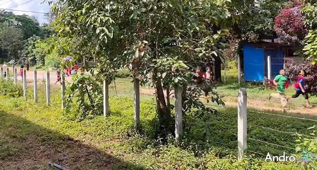 ရှမ်း-ကရင်နီအစပ်တွင် စစ်အုပ်စု လေကြောင်းမှ ဆက်တိုက်ဗုံးကြဲ၍ ပြည်သူများ စိုးရိမ်ထိတ်လန့်နေ သတင်းနှင့် မီဒီယာ ကွန်ရက်။ ၂၀၂၆ ခုနှစ်၊ စက်တင်ဘာလ ၁၆ ရက်။ ရှမ်း-ကရင်နီနယ်စပ် မိုးဗြဲ-နန်းမယ်ခုံ-ဒီးမော့ဆို လမ်းကြောင်းတစ်လျှောက် စစ်အုပ်စုတပ်က စစ်ကြောင်းထိုး လာပြီးနောက် အရပ်သားများနေထိုင်ရာ ကျေးရွာများအထိ လေကြောင်းနှင့် ဒရုန်းများအသုံးပြုကာ ဆက်တိုက် ဗုံးကြဲ တိုက်ခိုက်နေသဖြင့် ဒေသခံပြည်သူများနှင့် စစ်ဘေးရှောင်များမှာ လုံခြုံရေးအတွက် စိုးရိမ်နေကြသည်။ ထိုသို့ လေကြောင်းရန် စိုးရိမ်ရသည့် အခြေအနေများကြောင့် ဒီးမော့ဆိုမြို့နယ် အနောက်ဘက်ခြမ်းရှိ စာသင် ကျောင်းများကို အရေးပေါ် ပိတ်ထားလိုက်ရသည်။ စက်တင်ဘာလ ၁၅ ရက်နေ့ နံနက် ၉ နာရီခွဲဝန်းကျင်တွင်လည်း ဒီးမော့ဆိုမြို့နယ် ပဆေးလာကျေးရွာဘက်သို့ တိုက်ပွဲဖြစ်ပွားခြင်းမရှိဘဲ စစ်အုပ်စုတပ်က ဂျက်ဖိုက်တာ (၂) စီးဖြင့် ဗုံး (၈) လုံးခန့် ကြဲချခဲ့သလို၊ ခလရ (၁၀၂) တပ်ရင်းကလည်း လက်နက်ကြီးများဖြင့် (၅) ကြိမ်ထက်မနည်း ပစ်ခတ်တိုက်ခိုက်ခဲ့သည်။ ထိုသို့ ရုတ်တရက် လေကြောင်းမှ ဝင်ရောက်တိုက်ခိုက်မှုကြောင့် စာမေးပွဲဖြေဆိုနေသည့် စစ်ဘေးရှောင် ကလေး ငယ်များနှင့် ဆရာ၊ ဆရာမများမှာ ဗုံးခိုကျင်းများထဲသို့ ဝင်ရောက်ပုန်းအောင်းခဲ့ကြရသည်။ “လေယာဉ်လာတဲ့အချိန်က ကျောင်းချိန်ဆိုတော့ အသံကြားတာနဲ့ ချက်ချင်း ကလေးတွေကို ဗုံးခိုကျင်းထဲ အရင် ပြေးခိုင်းရတယ်။ ပြီးမှ ခဏပြန်စောင့်ကြ။ လေယာဉ်ကလည်း ပျံတာ အရမ်းနိမ့်နိမ့်လေးပေါ့နော် အရမ်းနီး နီးကပ် ကပ်လေး ပျံတော့ အားလုံး အရမ်းကြောက်ကြတာ။ လေယာဉ်သံ ငြိမ်သွားတာနဲ့ ကလေးတွေ ပြန်ခိုင်း ပြီး ကျောင်းပိတ်ထားလိုက်ရတယ်” ဟု ဒီးမော့ဆို အနောက်ခြမ်းမှ ကျောင်းဆရာမတစ်ဦးက ပြောသည်။ လတ်တလောတွင် စစ်အုပ်စုတပ်သည် မိုးဗြဲမှတစ်ဆင့် နန်းမယ်ခုံမြို့ဘက်သို့ စစ်ကြောင်းထိုးလာနေပြီး ရှေ့ဆက် မတိုးနိုင်သည့်အဆုံး တိုက်ပွဲနှင့်မသက်ဆိုင်သည့် အရပ်သားပစ်မှတ်များကို ရည်ရွယ်ချက်ရှိရှိ တိုက်ခိုက်နေ ကြောင်း ဒေသခံများက ဆိုသည်။ ပြီးခဲ့သည့် စက်တင်ဘာလ ၁၄ ရက်နေ့ ညနေပိုင်းကလည်း နန်းမယ်ခုံမြို့နယ်အတွင်းရှိ ကျေးရွာတစ်ရွာကို အသေခံဒရုန်းဖြင့် တိုက်ခိုက်ခဲ့ရာ အရပ်သားထိခိုက်သေဆုံးမှု ရှိခဲ့သည်။ “ဒီရက်ပိုင်း လေကြောင်းရော၊ ဒရုန်းပါ တော်တော်စိပ်လာတယ်။ အမြဲတမ်းသတိထားနေရတယ်။ ကလေးတွေ အတွက်လည်း စိုးရိမ်ရသလို လူကြီးတွေလည်း တောင်ယာတို့လည်း သွားလို့မရဘူး။ ဘာမှ လုပ်ကိုင် စား သောက်လို့ရမဘူး။ နေ့ရော ညရော အမြဲသတိနဲ့ပဲနေနေရတယ်” ဟု စစ်ရှောင်တစ်ဦးက ပြောသည်။ ဒီးမော့ဆို အနောက်ဘက်ခြမ်းတွင် စစ်အုပ်စုတပ်၏ လက်နက်ကြီးနှင့် လေကြောင်းရန်ကြောင့် ကျောင်းများ မည်သည့်အချိန်တွင် ပြန်လည်ဖွင့်လှစ်နိုင်မည်ကို အတိအကျ မသိရသေးဘဲ စစ်ဘေးရှောင် ပြည်သူများအနေဖြင့် ဗုံးခိုကျင်းများ၌သာ သတိထားနေထိုင်ကြရန် ကူညီရေးအဖွဲ့များက တိုက်တွန်းထားသည်။ ယခု စက်တင်ဘာလအတွင်း စစ်အုပ်စုတပ်၏ လေကြောင်း၊ ဒရုန်းနှင့် လက်နက်ကြီး ပစ်ခတ်မှုများကြောင့် ဒီးမော့ဆို၊ လွိုင်ကော်နှင့် မော်ချီးဒေသ တစ်ကြောတွင် ကလေးငယ်များ အပါအဝင် အရပ်သားပြည်သူ အယောက် (၂၀) နီးပါးခန့် ထိခိုက်သေဆုံးခဲ့ရပြီး ဖြစ်ကြောင်း မြေပြင်သတင်းရင်းမြစ်များက ပြောသည်။ ဓါတ်ပုံ - (ဒီးမော့ဆို အနောက်ဘက်ခြမ်းတွင် စစ်အုပ်စု၏ လေကြောင်းရန်ကြောင့် ဘေးလွတ်ရာသို့ ထွက်ပြေးနေကြရသည့် စစ်ဘေးရှောင် ကလေးငယ်များ။ / Crd) #နန်းမယ်ခုံ #ဒီးမော့ဆို #မိုးဗြဲ