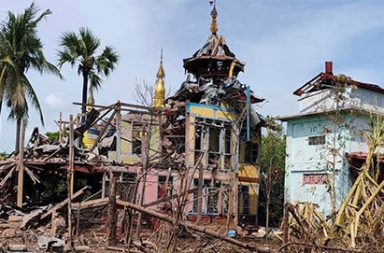 ဘုန်းကြီးကျောင်း ရေသန့်စက်ဖွင့်ပွဲကို စစ်တပ် ဗုံးကြဲ၊ ဆရာတော် အပါအဝင် ၃ ဦး သေဆုံး သတင်းနှင့် မီဒီယာ ကွန်ရက်။ ၂၀၂၆ ခုနှစ်၊ စက်တင်ဘာလ ၁၇ ရက်။ စစ်ကိုင်းတိုင်း၊ ရွှေဘိုမြို့နယ်အနောက်ခြမ်းရှိ နှမစားရစ်ကျေးရွာ ဘုန်းကြီးကျောင်းတွင် ကျေးရွာသူ ရွာသားများ အတွက် ရေသန့်စက်ဖွင့်ပွဲ အလှူပြုလုပ်နေစဉ် စစ်အုပ်စုတပ်က လေကြောင်းမှ ဗုံးကြဲတိုက်ခိုက်ခဲ့သဖြင့် ကျောင်း ထိုင်ဆရာတော် ပျံလွန်တော်မူပြီး ရွာခံ ၂ ဦး သေဆုံးကာ ၈ ဦး ဒဏ်ရာရရှိခဲ့သည်။ ပြီးခဲ့သည့် စက်တင်ဘာ ၁၆ ရက်နေ့၊ မွန်းလွဲ ၁၂ နာရီခွဲခန့်တွင် တစ်ရွာလုံး သုံးစွဲနိုင်ရန် ဆရာတော် ဦးစီး၍ ဆောက်လုပ်ထားသည့် ရေသန့်စက်ရုံ အလှူပွဲ ကျင်းပနေစဉ် မိတ္ထီလာလေတပ်မှ တက်လာသည့် ဂျက်ဖိုက်တာ ဖြင့် ဗုံး ၃ လုံး ကြဲချတိုက်ခိုက်ခဲ့ခြင်း ဖြစ်သည်။ လေကြောင်းမှ ဗုံးထိမှန်မှုကြောင့် သက်တော် ၄၃ နှစ်ရှိ ကျောင်းထိုင်ဆရာတော် ပျံလွန်တော်မူခဲ့ ရသလို အလှူပွဲသို့ ရောက်ရှိနေသည့် အသက် ၆၀ ကျော်အရွယ် ရပ်မိရပ်ဖ အမျိုးသား ၂ ဦးလည်း ပွဲချင်းပြီး သေဆုံးခဲ့ရ သည်။ “ရွာက လူတွေ ရေသန့်သန့် သောက်ရအောင် ဘုန်းဘုန်းကိုယ်တိုင် ဦးစီးပြီး ဆောက်ပေးထားတာပါ။ အဲဒါလေး ဖွင့်ပွဲလုပ်ပြီး လူတွေ စုနေကြတဲ့အချိန်မှာ လေယာဉ်နဲ့ တမင် လာကြဲတာ။ ဆရာတော်လည်း ပျံလွန်တော်မူသွား သလို အဘိုး နှစ်ယောက်လည်း ပွဲချင်းပြီး ဆုံးသွားရတယ်” ဟု ဒေသခံတစ်ဦးက ပြောသည်။ ထို့ပြင် ဗုံးထိမှန်၍ သေဆုံးသူများနှင့် ဒဏ်ရာရရှိသူများကို မြေပြင်ကယ်ဆယ်ရေး ဆောင်ရွက်နေချိန်တွင်လည်း ရွှေဘိုမြို့အခြေစိုက် ခလရ (၄၂) တပ်ရင်းက ၁၂၀ မမ လက်နက်ကြီးများဖြင့် ၃ ကြိမ်ထက်မနည်း ထပ်မံ ပစ်ခတ် တိုက်ခိုက်ခဲ့ကြောင်း ရွှေဘိုမြို့နယ် ပကဖ ပြန်ကြားရေးတာဝန်ခံက ပြောသည်။ အဆိုပါ နှမစားရစ်ကျေးရွာ ပတ်ဝန်းကျင်တွင် စစ်ရေးလှုပ်ရှားမှုနှင့် ထိတွေ့တိုက်ပွဲဖြစ်ပွားခြင်း မရှိဘဲ အရပ်သား ပြည်သူများ အေးချမ်းစွာ စုဝေးနေသည့် သာသနိက အဆောက်အအုံကို စစ်အုပ်စုတပ်က ပစ်မှတ်ထား၍ တမင်ရည်ရွယ် တိုက်ခိုက်ခဲ့ခြင်း ဖြစ်သည်ဟုလည်း ဆိုသည်။ လက်ရှိတွင် စစ်အုပ်စုတပ်သည် ရွှေဘိုနယ်အတွင်းရှိ ပျူစောထီးရွာများကို စစ်သင်တန်းပေး၊ လက်နက်တပ်ဆင် ပေးကာ ကျေးရွာများကို စီးနင်းလုယက်ခိုင်းနေသည်ဟုလည်း ဒေသခံ တော်လှန်ရေးအဖွဲ့များကပြောသည်။ ထို့ပြင် စစ်အုပ်စုသည် အရပ်သားပြည်သူများနှင့် စာသင်ကျောင်း၊ ဘုန်းကြီးကျောင်း၊ ဆေးရုံများကို အချိန်မရွေး ပစ်မှတ်ထား တိုက်ခိုက်နေသဖြင့် ပြည်သူများအနေဖြင့် လေကြောင်းနှင့် လက်နက်ကြီး အန္တရာယ်ကို သတိပြု ရန်၊ လေယာဉ်သံနှင့် ပစ်ခတ်သံကြားပါက လုံခြုံသည့်နေရာသို့ အမြန်ဆုံး ရွှေ့ပြောင်းရန်နှင့် မလိုအပ်ဘဲ လူစု လူဝေး ပြုလုပ်ခြင်း မပြုကြရန် ရွှေဘိုမြို့နယ် ပြည်သူ့ကာကွယ်ရေးအဖွဲ့ကလည်း သတိပေးထားသည်။ ဓါတ်ပုံ - (ပကဖ၊ ရွှေဘိုမြို့နယ်၊ NUG) #ရွှေဘိုမြို့နယ်