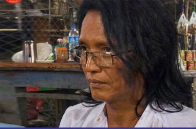 အရေးပေါ် ဆေးကုသခွင့် ကြန့်ကြာသဖြင့် ၈၈ မျိုးဆက် နိုင်ကျဉ်းတစ်ဦး သေဆုံး သတင်းနှင့် မီဒီယာ ကွန်ရက်။ ၂၀၂၆ ခုနှစ်၊ စက်တင်ဘာလ ၁၇ ရက်။ မန္တလေးတိုင်း၊ မြင်းခြံမြို့ရှိ အကျဉ်းထောင်တွင် အရေးပေါ် ဆေးကုသခွင့်တောင်းဆိုမှုကို ထောင်အာဏာပိုင်များ ထံ အဆင့်ဆင့် တင်ပြနေရသဖြင့် အချိန်ကြန့်ကြာခဲ့ရာမှ နှလုံးရောဂါအခံရှိသည့် ၈၈ မျိုးဆက် နိုင်ငံရေးအကျဉ်း သားတစ်သီး ကျဆုံးသွားခဲ့သည်။ အရေးပေါ် ဆေးကုသခွင့် ကြန့်ကြာနေသဖြင့် ကျဆုံးသွညးသည့် နိုင်ငံရေး အကျဉ်းသားမှာ ဦးစိုးမိုးနိုင် (ခ) စိုးနိုင် (ခ) ဒိန်းဒေါင် ဖြစ်သည်ဟု မြန်မာနိုင်ငံလုံးဆိုင်ရာ နိုင်ငံရေးအကျဉ်းသားများကွန်ရက် (PPNM) က ဆိုသည်။ နှလုံးသွေးကြောကျဉ်ရောဂါအခံ ရှိသူ ဦးစိုးမိုးနိုင်သည် စက်တင်ဘာလ ၁၅ ရက်နေ့၊ ည ၁၀ နာရီ အချိန်ခန့်တွင် ရုတ်တရက် အမောဖောက်လာသဖြင့် ဆေးကုသခွင့် တောင်းဆိုခဲ့သော်လည်း ထောင်အာဏာပိုင်များက အဆင့် ဆင့် စိစစ်တင်ပြနေ၍ ပြင်ပဆေးရုံသို့ အချိန်မီ ပို့ဆောင်နိုင်ခဲ့ခြင်း မရှိကြောင်း ဆိုသည်။ PPNM ပြောရေးဆိုခွင့်ရှိသူ မရောင်နီလင်းက “ဆေးကုသခွင့် မရတာတော့ မဟုတ်ဘူး၊ ဆေးကုသခွင့် ရတယ်။ အရင်ကတည်းကကိုက နှလုံးဆေး သောက်နေရတဲ့သူ ဖြစ်ပါတယ်။ ရုတ်တရက် ဒီနှလုံးဖောက်လာတဲ့ အချိန်မှာ ချက်ချင်းပေါ့နော် အပြင်ဆေးရုံကို ပို့ရမယ်ပေါ့လေ။ အဲဒီအချိန်မှာ ချက်ချင်းပို့တာမျိုး မရှိဘဲနဲ့ အချိန်ကြန့် ကြာ သွားတာကြောင့်မို့လို့ ဒီလိုမျိုးပေါ့နော် မသေဆုံးသင့်ဘဲနဲ့ သေဆုံးရတာ ဖြစ်ပါတယ်” ဟု ပြောသည်။ မြင်းခြံဆေးရုံ မှတ်တမ်းများအရ ၎င်းသည် စက်တင်ဘာလ ၁၅ ရက်နေ့၊ ည ၁၁ နာရီခွဲ အချိန်ခန့်တွင် ဆေးရုံ၌ ကျဆုံးခဲ့ရခြင်း ဖြစ်သည်။ အဆိုပါ ဖြစ်စဉ်နှင့် ပတ်သက်၍ မရောင်နီလင်းက “လုပ်ငန်းအဆင့်ဆင့်ကို ပြောရမယ်ဆိုရင် ထောင်တွင်း ဆေး ကုသမှုမှာ ဆိုရင်လည်း သက်ဆိုင်ရာ ဝန်ထမ်း၊ ဝန်ထမ်းကနေမှ အဆောင်မှူး၊ အဆောင်မှူးကနေမှ ထောင်ပိုင်ဆို ပြီး တင်ပြရတယ်။ ဒါဟာ ထောင်တွင်း ဆေးကုသမှုပဲ ရှိသေးတယ်။ ပြင်ပဆေးရုံကို တင်ပြရတယ် ဆိုရင်တော့ အဲဒီထက်ပိုတဲ့ အဆင့်ဆင့် ရှိလာလိမ့်မယ်။ ဒါကြောင့်မလို့ အရေးပေါ်လူနာတွေအတွက် တင်ပြရတဲ့ အချိန်ကြာ မြင့်မှုအပေါ်မှာ မူတည်ပြီးတော့ အသက်အန္တရာယ် စိုးရိမ်ရပါတယ်” ဟု ဆက်ပြောသည်။ ထို့သို့ သေဆုံးခဲ့ပြီးနောက် နောက်တစ်နေ့ စက်တင်ဘာ ၁၆ ရက် နံနက်ပိုင်းတွင် ထောင်အာဏာပိုင်များက မိသားစုထံ အကြောင်းကြားခဲ့သော်လည်း ရုပ်အလောင်းအား လိုက်ပါပို့ဆောင်ခွင့် မပြုဘဲ ထောင်လုပ်ထုံး လုပ်နည်းအရ ထိုနေ့ မွန်းလွဲ ၂ နာရီခွဲခန့်တွင် မြင်းခြံသုသာန်၌ မြေမြှုပ်သင်္ဂြိုဟ်ခဲ့ကြသည်။ ကျဆုံးသွားသူ ဦးစိုးမိုးနိုင်သည် ၈၈ မျိုးဆက် နိုင်ငံရေးအကျဉ်းသားတစ်ဦး ဖြစ်သည့်အပြင် ၂၀၀၇ ရွှေဝါရောင် အရေးအခင်းနှင့် ၂၀၂၁ အာဏာသိမ်းမှု ဆန့်ကျင်ရေးတို့တွင် လှုပ်ရှားခဲ့သူ ဖြစ်သည်။ ၎င်းကို ၂၀၂၁ ခုနှစ်၊ ဒီဇင်ဘာလ ၈ ရက်နေ့တွင် စစ်အုပ်စုတပ်က ဖမ်းဆီးခဲ့ပြီး အကြမ်းဖက်မှုတိုက်ဖျက်ရေး ဥပဒေပုဒ်မ ၅၂ - က၊ ပေါက်ကွဲစေတတ်သော ဝတ္ထုပစ္စည်းများ အက်ဥပဒေ ၁၉ - က တို့ဖြင့် ထောင်ဒဏ် ၂၄ နှစ် ချမှတ်ထားခြင်းဖြစ်သည်ဟု PPNM က ထုတ်ပြန်သည်။ ဓါတ်ပုံ - PPNM #မြင်းခြံမြို့