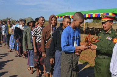 ရေဦး၌ စစ်တပ်ဖမ်းထားသည့် လူငယ်များ အချုပ်ခန်းဖောက်ထွက်ပြေး သတင်းနှင့် မီဒီယာ ကွန်ရက်။ ၂၀၂၆ ခုနှစ်၊ စက်တင်ဘာလ ၁၇ ရက်။ စစ်ကိုင်းတိုင်း၊ ရေဦးမြို့နယ်၌ စစ်အုပ်စုတပ်က အဓမ္မစစ်မှုထမ်းခိုင်းရန် ပေါ်တာဆွဲ ဖမ်းဆီးချုပ်နှောင်ထားသည့် အသက် ၂၀ မှ ၃၀ အကြားရှိ လူငယ် ၂၀ နီးပါးသည် အချုပ်ခန်းကို ဖောက်၍ ထွက်ပြေးလွတ်မြောက်လာခဲ့ ကြောင်း အမျိုးသားညီညွတ်ရေးအစိုးရ (NUG)၊ ရေဦးမြို့နယ် ပြည်သူ့ကာကွယ်ရေးအဖွဲ့ (ပကဖ) နှင့် ဒေသခံများ က ပြောသည်။ ပြီးခဲ့သည့် စက်တင်ဘာ ၁၆ ရက်နေ့၊ နေ့လယ်ပိုင်းတွင် ရေဦးမြို့ ဗိုလ်အောင်ဇေယျရပ်ကွက်ရှိ အမှတ် (၂) အခြေခံပညာအထက်တန်းကျောင်း အတွင်း အချုပ်ခန်းအဖြစ် အသုံးပြုထားသည့် စာသင်ဆောင်မှ အချုပ်စောင့် များ မူးယစ်နေချိန်တွင် ထွက်ပြေးခဲ့ကြခြင်း ဖြစ်သည်။ အဆိုပါကျောင်း၌ စုစုပေါင်း လူငယ် ၂၆ ဦး ချုပ်နှောင်ခံထားရပြီး ကျန်းမာရေးမကောင်းသူ ၆ ဦးမှလွဲ၍ ကျန်လူ ငယ် ၂၀ ခန့်မှာ ထွက်ပြေးခဲ့ကြခြင်းဖြစ်ကာ ၎င်းတို့အနက် ၁၂ ဦးကို ရေဦးမြို့နယ် ပကဖက လွတ်မြောက်နယ်မြေ တစ်ခု၌ ဘေးကင်းစွာ လက်ခံစောင့်ရှောက်ထားနိုင်ခဲ့သည်။ ရေဦးမြို့နယ် ပကဖ တာဝန်ရှိသူတစ်ဦးက “ပြောရမယ်ဆိုရင်တော့ (စခ) စစ်အုပ်စု တပ်သားနဲ့ ရဲ၊ ပျူစောထီး အချုပ်စောင့်တွေ အရက်မူးနေကြတုန်း ဖောက်ထွက်လာကြတာပါ။ သွပ်ပြားတွေနဲ့ ကာထားတဲ့ ဝင်းထရံကို ကျော်ပြီး ထွက်ပြေးလာကြတာ ဖြစ်ပါတယ်။ အခု ကျနော်တို့ကတော့ လွတ်လာတဲ့ လူငယ်တွေကို စားသောက်နေထိုင်ရေးနဲ့ ကျန်းမာရေးစောင့်ရှောက်မှုတွေ ဆောင်ရွက်ပေးထားပါတယ်” ဟု ပြောသည်။ ကျန်ရှိသည့် ထွက်ပြေးလွတ်မြောက်လာသူ အချို့မှာမူ စစ်အုပ်စုတပ်၏ လိုက်လံပစ်ခတ်မှုများကြောင့် လမ်းခု လတ်တွင် အဆက်အသွယ် ပြတ်တောက်နေဆဲ ဖြစ်သည်။ လွတ်မြောက်လာသူများမှာ လွန်ခဲ့သည့် ၃ လ၊ ၄ လဝန်းကျင်က ရေဦးမြို့ပေါ်ရှိ လမ်းများ၊ စားသောက်ဆိုင်များ နှင့် နေအိမ်များအထိ စစ်အုပ်စုတပ်က ဝင်ရောက်ပေါ်တာဆွဲ ဖမ်းဆီးသွားခဲ့သည့် လူငယ်များ ဖြစ်ကြသည်။ ရေဦးမြို့ခံတစ်ဦးက “စာသင်ဆောင်တွေကို စစ်မှုထမ်းဖို့ ဖမ်းထားတဲ့သူတွေကို ချုပ်ထားတာ။ အရင်က အထက (၁) မှာ၊ အခု အထက (၂) ကို ပြောင်းထားတာပါ။ ပြောရမယ်ဆိုရင်တော့ ကျောင်းကို အချုပ်ခန်းလုပ်ပြီး အဲ့ဒီမှာ ထည့်ထားတာလို့ ပြောလို့ရတယ်။ ဒီမှာကတော့ မြို့ပေါ်ဆိုရင်လည်း အိမ်တွေထဲအထိပါ ဝင်ဖမ်းနေတော့ လူငယ်တွေလည်း မြို့မှာ မနေရဲကြတော့ဘဲ ဘေးလွတ်ရာကို ရှောင်နေကြရတယ်” ဟု ပြောသည်။ ရေဦးမြို့နယ်ရှိ ကျေးရွာ ၁၉၁ ရွာတွင် တော်လှန်ရေးအင်အားစုများက နယ်မြေစိုးမိုးထားပြီး စစ်အုပ်စုတပ်မှာ မြို့ပေါ်၌သာ ခြေကုပ်ယူထားနိုင်သဖြင့် ဖမ်းဆီးထားသည့် လူငယ်များကို တပ်သားသစ်သင်တန်းကျောင်းများသို့ ပို့ဆောင်ရာတွင် မြေပြင်လမ်းကြောင်းမှ မပို့နိုင်ဘဲ ရဟတ်ယာဉ်ဖြင့်သာ ပို့ဆောင်နေရသည်။ ရေဦးမြို့၌ စစ်အုပ်စုတပ်က အဓမ္မ ဖမ်းဆီးထားသူများ ထွက်ပြေးလွတ်မြောက်မှုမှာ ယခုအကြိမ်သည် ဒုတိယ အကြိမ် ဖြစ်ပြီး၊ လွန်ခဲ့သည့် ဇွန်လအတွင်းကလည်း အမှတ် (၂) အထက်တန်းကျောင်း၌ပင် ဖမ်းဆီးခံထားရသည့် လူငယ် ၇ ဦးသည် အစောင့်များကို တုံ့ပြန်ရိုက်နှက်၍ ထွက်ပြေးလွတ်မြောက်ခဲ့ဖူးသည်။ စစ်အုပ်စုတပ်သည် ယခု စက်တင်ဘာလအတွင်း စစ်မှုထမ်း အပတ်စဉ် (၂၈) ကို စတင်ဖွင့်လှစ်နေပြီ ဖြစ်သော် လည်း ရန်ကုန်နှင့် မန္တလေး မြို့ကြီးများအပါအဝင် ကျောက်ပန်းတောင်း၊ မြင်းခြံ၊ ညောင်ဦးနှင့် ဝမ်းတွင်း အစရှိ သည့် ဒေသများတွင်ပါ စစ်မှုထမ်းရန် ဆင့်ခေါ်ခြင်း၊ အဓမ္မ စစ်သားသစ် စုဆောင်းနေခြင်းနှင့် ပေါ်တာဆွဲ ဖမ်းဆီး ခြင်းများကို ဆက်တိုက် ပြုလုပ်နေဆဲ ဖြစ်သည်။ လက်ရှိ မြေပြင်အခြေအနေတွင် စစ်အုပ်စုတပ်၏ အဓမ္မ ပေါ်တာဆွဲမှုများသည် ပိုမိုရက်စက် ကြမ်းကြုတ်လာပြီး မြို့ပေါ်မှ လူငယ်များမှာ နေအိမ်များ၌ပင် လုံခြုံမှုမရှိတော့ဘဲ ထွက်ပြေးတိမ်းရှောင်နေကြရသည်။ ဓါတ်ပုံ - (စစ်မှုထမ်းတပ်သားသစ်များ / စစ်အုပ်စုတပ်) #ရေဦးမြို့နယ်