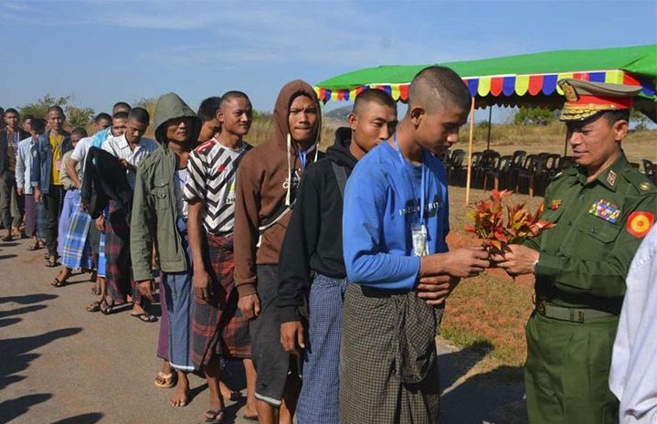 ရေဦး၌ စစ်တပ်ဖမ်းထားသည့် လူငယ်များ အချုပ်ခန်းဖောက်ထွက်ပြေး သတင်းနှင့် မီဒီယာ ကွန်ရက်။ ၂၀၂၆ ခုနှစ်၊ စက်တင်ဘာလ ၁၇ ရက်။ စစ်ကိုင်းတိုင်း၊ ရေဦးမြို့နယ်၌ စစ်အုပ်စုတပ်က အဓမ္မစစ်မှုထမ်းခိုင်းရန် ပေါ်တာဆွဲ ဖမ်းဆီးချုပ်နှောင်ထားသည့် အသက် ၂၀ မှ ၃၀ အကြားရှိ လူငယ် ၂၀ နီးပါးသည် အချုပ်ခန်းကို ဖောက်၍ ထွက်ပြေးလွတ်မြောက်လာခဲ့ ကြောင်း အမျိုးသားညီညွတ်ရေးအစိုးရ (NUG)၊ ရေဦးမြို့နယ် ပြည်သူ့ကာကွယ်ရေးအဖွဲ့ (ပကဖ) နှင့် ဒေသခံများ က ပြောသည်။ ပြီးခဲ့သည့် စက်တင်ဘာ ၁၆ ရက်နေ့၊ နေ့လယ်ပိုင်းတွင် ရေဦးမြို့ ဗိုလ်အောင်ဇေယျရပ်ကွက်ရှိ အမှတ် (၂) အခြေခံပညာအထက်တန်းကျောင်း အတွင်း အချုပ်ခန်းအဖြစ် အသုံးပြုထားသည့် စာသင်ဆောင်မှ အချုပ်စောင့် များ မူးယစ်နေချိန်တွင် ထွက်ပြေးခဲ့ကြခြင်း ဖြစ်သည်။ အဆိုပါကျောင်း၌ စုစုပေါင်း လူငယ် ၂၆ ဦး ချုပ်နှောင်ခံထားရပြီး ကျန်းမာရေးမကောင်းသူ ၆ ဦးမှလွဲ၍ ကျန်လူ ငယ် ၂၀ ခန့်မှာ ထွက်ပြေးခဲ့ကြခြင်းဖြစ်ကာ ၎င်းတို့အနက် ၁၂ ဦးကို ရေဦးမြို့နယ် ပကဖက လွတ်မြောက်နယ်မြေ တစ်ခု၌ ဘေးကင်းစွာ လက်ခံစောင့်ရှောက်ထားနိုင်ခဲ့သည်။ ရေဦးမြို့နယ် ပကဖ တာဝန်ရှိသူတစ်ဦးက “ပြောရမယ်ဆိုရင်တော့ (စခ) စစ်အုပ်စု တပ်သားနဲ့ ရဲ၊ ပျူစောထီး အချုပ်စောင့်တွေ အရက်မူးနေကြတုန်း ဖောက်ထွက်လာကြတာပါ။ သွပ်ပြားတွေနဲ့ ကာထားတဲ့ ဝင်းထရံကို ကျော်ပြီး ထွက်ပြေးလာကြတာ ဖြစ်ပါတယ်။ အခု ကျနော်တို့ကတော့ လွတ်လာတဲ့ လူငယ်တွေကို စားသောက်နေထိုင်ရေးနဲ့ ကျန်းမာရေးစောင့်ရှောက်မှုတွေ ဆောင်ရွက်ပေးထားပါတယ်” ဟု ပြောသည်။ ကျန်ရှိသည့် ထွက်ပြေးလွတ်မြောက်လာသူ အချို့မှာမူ စစ်အုပ်စုတပ်၏ လိုက်လံပစ်ခတ်မှုများကြောင့် လမ်းခု လတ်တွင် အဆက်အသွယ် ပြတ်တောက်နေဆဲ ဖြစ်သည်။ လွတ်မြောက်လာသူများမှာ လွန်ခဲ့သည့် ၃ လ၊ ၄ လဝန်းကျင်က ရေဦးမြို့ပေါ်ရှိ လမ်းများ၊ စားသောက်ဆိုင်များ နှင့် နေအိမ်များအထိ စစ်အုပ်စုတပ်က ဝင်ရောက်ပေါ်တာဆွဲ ဖမ်းဆီးသွားခဲ့သည့် လူငယ်များ ဖြစ်ကြသည်။ ရေဦးမြို့ခံတစ်ဦးက “စာသင်ဆောင်တွေကို စစ်မှုထမ်းဖို့ ဖမ်းထားတဲ့သူတွေကို ချုပ်ထားတာ။ အရင်က အထက (၁) မှာ၊ အခု အထက (၂) ကို ပြောင်းထားတာပါ။ ပြောရမယ်ဆိုရင်တော့ ကျောင်းကို အချုပ်ခန်းလုပ်ပြီး အဲ့ဒီမှာ ထည့်ထားတာလို့ ပြောလို့ရတယ်။ ဒီမှာကတော့ မြို့ပေါ်ဆိုရင်လည်း အိမ်တွေထဲအထိပါ ဝင်ဖမ်းနေတော့ လူငယ်တွေလည်း မြို့မှာ မနေရဲကြတော့ဘဲ ဘေးလွတ်ရာကို ရှောင်နေကြရတယ်” ဟု ပြောသည်။ ရေဦးမြို့နယ်ရှိ ကျေးရွာ ၁၉၁ ရွာတွင် တော်လှန်ရေးအင်အားစုများက နယ်မြေစိုးမိုးထားပြီး စစ်အုပ်စုတပ်မှာ မြို့ပေါ်၌သာ ခြေကုပ်ယူထားနိုင်သဖြင့် ဖမ်းဆီးထားသည့် လူငယ်များကို တပ်သားသစ်သင်တန်းကျောင်းများသို့ ပို့ဆောင်ရာတွင် မြေပြင်လမ်းကြောင်းမှ မပို့နိုင်ဘဲ ရဟတ်ယာဉ်ဖြင့်သာ ပို့ဆောင်နေရသည်။ ရေဦးမြို့၌ စစ်အုပ်စုတပ်က အဓမ္မ ဖမ်းဆီးထားသူများ ထွက်ပြေးလွတ်မြောက်မှုမှာ ယခုအကြိမ်သည် ဒုတိယ အကြိမ် ဖြစ်ပြီး၊ လွန်ခဲ့သည့် ဇွန်လအတွင်းကလည်း အမှတ် (၂) အထက်တန်းကျောင်း၌ပင် ဖမ်းဆီးခံထားရသည့် လူငယ် ၇ ဦးသည် အစောင့်များကို တုံ့ပြန်ရိုက်နှက်၍ ထွက်ပြေးလွတ်မြောက်ခဲ့ဖူးသည်။ စစ်အုပ်စုတပ်သည် ယခု စက်တင်ဘာလအတွင်း စစ်မှုထမ်း အပတ်စဉ် (၂၈) ကို စတင်ဖွင့်လှစ်နေပြီ ဖြစ်သော် လည်း ရန်ကုန်နှင့် မန္တလေး မြို့ကြီးများအပါအဝင် ကျောက်ပန်းတောင်း၊ မြင်းခြံ၊ ညောင်ဦးနှင့် ဝမ်းတွင်း အစရှိ သည့် ဒေသများတွင်ပါ စစ်မှုထမ်းရန် ဆင့်ခေါ်ခြင်း၊ အဓမ္မ စစ်သားသစ် စုဆောင်းနေခြင်းနှင့် ပေါ်တာဆွဲ ဖမ်းဆီး ခြင်းများကို ဆက်တိုက် ပြုလုပ်နေဆဲ ဖြစ်သည်။ လက်ရှိ မြေပြင်အခြေအနေတွင် စစ်အုပ်စုတပ်၏ အဓမ္မ ပေါ်တာဆွဲမှုများသည် ပိုမိုရက်စက် ကြမ်းကြုတ်လာပြီး မြို့ပေါ်မှ လူငယ်များမှာ နေအိမ်များ၌ပင် လုံခြုံမှုမရှိတော့ဘဲ ထွက်ပြေးတိမ်းရှောင်နေကြရသည်။ ဓါတ်ပုံ - (စစ်မှုထမ်းတပ်သားသစ်များ / စစ်အုပ်စုတပ်) #ရေဦးမြို့နယ်
