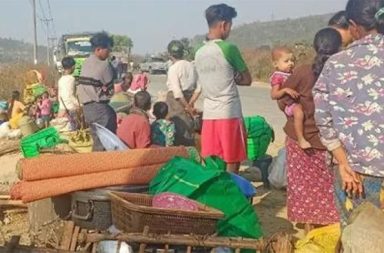 စစ်ရှိန်မြင့်လာ၍ စစ်တွေ- ပုဏ္ဏားကျွန်း အစပ်ရှိ ဒေသခံထောင်ပေါင်းများစွာ ဘေးလွတ်ရာသို့ ရွှေ့ပြောင်းနေရ သတင်းနှင့် မီဒီယာ ကွန်ရက်။ ၂၀၂၆ ခုနှစ်၊ စက်တင်ဘာလ ၂၁ ရက်။ ရခိုင်ပြည်၊ စစ်တွေနှင့် ပုဏ္ဏားကျွန်းမြို့နယ် အစပ်တွင် စစ်အုပ်စုတပ်နှင့် အာရက္ခတပ်တော် (AA) တို့အကြား တိုက်ပွဲများ အပြင်းအထန် ဖြစ်ပွားနေပြီး စစ်အုပ်စု၏ လေကြောင်းနှင့် လက်နက်ကြီး တိုက်ခိုက်မှုများကြောင့် ဒေသခံထောင်ပေါင်းများစွာ ဘေးလွတ်ရာသို့ ထွက်ပြေး ရွှေ့ပြောင်းနေကြရသည်။ တိုက်ပွဲများ ပိုမိုပြင်းထန်လာနေသည့်အတွက် ပုဏ္ဏားကျွန်းမြို့နယ် တောင်ပိုင်းရှိ ကျေးရွာ ၁၅ ရွာထက်မနည်းမှ ဒေသခံများကို ဘေးလွတ်ရာသို့ အမြန်ဆုံး ရွှေ့ပြောင်းကြရန် အာရက္ခတပ်တော် (AA) က အိမ်တိုင်ရာရောက် ကွင်းဆင်းကာ သတိပေးနိုးဆော်ထားသည်။ ပြီးခဲ့သည့် စက်တင်ဘာ ဒုတိယအပတ်မှစ၍ စစ်တွေ-ပုဏ္ဏားကျွန်း နယ်စပ်ရှိ စပါးထား၊ ဆားကုန်းပို့၊ ခမောင်း တော ကာကင်းစခန်းနှင့် အမြင့်ကျွန်း တံတားဂိတ်များကို စစ်အုပ်စုတပ်က စစ်ကြောင်းထိုး ထိန်းချုပ်ရန် ကြိုး ပမ်းခဲ့သော်လည်း AA က ပြန်လည် တိုက်ခိုက် သိမ်းပိုက်ခဲ့သည့်အတွက် စစ်အုပ်စုတပ်ဘက်က လက်နက်ကြီးနှင့် လေကြောင်း ပစ်ကူများ သုံးကာ နယ်မြေ ပြန်လည်ရရှိရေး အပြင်းအထန် ထိုးစစ်ဆင်နေခြင်း ဖြစ်သည်။ အဆိုပါ စစ်ရေးအခြေအနေကြောင့် စစ်တွေနှင့် ပုဏ္ဏားကျွန်း အစပ်ရှိ ငှက်ကြီးကျွန်း၊ အလယ်ကျွန်း၊ ပဒေသာ၊ မက္ကာလာကျ၊ ကျွန်းချေ၊ ဆားပြင်ကြီးနှင့် တောင်ပေါက် စသည့် ကျေးရွာများမှ သက်ကြီးရွယ်အိုများနှင့် အပြစ်မဲ့ ပြည်သူများ ပိတ်မိမနေစေရန် အာရက္ခတပ်တော် တာဝန်ရှိသူများက အသိပေး ရွှေ့ပြောင်းခိုင်းနေခြင်း ဖြစ်သည်။ ဒေသခံ စစ်ရေးသတင်းအရင်းအမြစ် အမျိုးသားတစ်ဦးက “စစ်တွေနဲ့ ပုဏ္ဏားကျွန်း အစပ်က ရွာတွေကို စစ်တပ် က လေယာဉ်တွေရော၊ ဒရုန်းတွေပါ သုံးပြီး အုပ်စုလိုက် ဗုံးကြဲနေတာ။ တိုက်ပွဲက ၂ ပတ်ကျော် ပြင်းထန်လာ တာပါ။ ရွာတွေထဲ သက်ကြီးရွယ်အိုတွေနဲ့ ကလေးတွေ ကျန်ခဲ့မှာစိုးလို့ AA က အိမ်တိုင်ရာရောက် လာပြီး ဘေးလွှတ်ရာ ရွှေ့ကြဖို့ အသိပေးနေတာ ဖြစ်ပါတယ်” ဟု ပြောသည်။ လက်ရှိတွင် ငှက်ကြီးကျွန်း၊ အလယ်ကျွန်း၊ မက္ကာလာကျ၊ ကွန်းတောင်၊ ညောင်ရည်ချောင်း၊ ရဲရိုးပြင်နှင့် ဝါဘို အပါအဝင် ကျေးရွာ ၂၀ နီးပါး၏ ကောင်းကင်ယံတွင် စစ်အုပ်စု၏ တိုက်လေယာဉ်များ အဆက်မပြတ် ပျံဝဲနေ သည့်အပြင် ရဟတ်ယာဉ်များ၊ စစ်ရေယာဉ်များနှင့် ဒရုန်းများပါ အသုံးပြု၍ ရွာများအတွင်းသို့ လက်နက်ကြီး များဖြင့် ပစ်ခတ်နေသည့်အတွက် ပြည်သူများမှာ အိုးအိမ်များကို စွန့်ခွာ၍ ဘေးလွှတ်ရာသို့ ရွှေ့ပြောင်းနေ ကြရသည်။ သို့သော်လည်း ဒေသတွင်း၌ သမားရိုးကျ လမ်းကြောင်းအများစု ပိတ်ဆို့ခံထားရခြင်း၊ စစ်အုပ်စုတပ်က မြစ် ကြောင်းနှင့် ကုန်းလမ်း အထွက်ပေါက်များကို လက်နက်ကြီးနှင့် လေကြောင်းမှ စောင့်ကြည့် ပစ်ခတ်နေခြင်း တို့ကြောင့် စစ်ဘေးရှောင်များအတွက် ခရီးလမ်း အန္တရာယ်ကြီးမားလှသည့်အပြင် သယ်ယူပို့ဆောင်ရေး ယာဉ် စရိတ်များ မြင့်တက်နေခြင်း၊ သက်ကြီးရွယ်အိုများနှင့် နာတာရှည်လူနာများကို ရွှေ့ပြောင်းရန် ခက်ခဲခြင်းတို့ ကြောင့် ထွက်ပြေးတိမ်းရှောင်ရာတွင် ကြီးမားသည့် အခက်အခဲများနှင့် ရင်ဆိုင်နေကြရသည်။ ဒေသခံ အမျိုးသမီးတစ်ဦးက “လက်နက်ကြီးသံတွေ၊ လေယာဉ်သံတွေ ကြားရတော့ ဘာမှမယူနိုင်ဘဲ ဗုံးခိုကျင်း ထဲကို ပြေးရတာပါ။ သက်ကြီးရွယ်အိုတွေကို ထမ်းပြေးရတာရော၊ ကလေးတွေနဲ့မို့ လမ်းမှာ စစ်တပ်က လေယာဉ်နဲ့ ဗုံးကြဲမှာရော အရမ်းကြောက်ရတာ။ လမ်းစရိတ်တွေကလည်း အရင်ထက် နှစ်ဆ၊ သုံးဆလောက် ပေးနေရတော့ တော်တော်လေး ဒုက္ခရောက်နေကြရတယ်” ဟု ပြောသည်။ လက်ရှိတွင် စစ်အုပ်စုတပ်သည် ပုဏ္ဏားကျွန်းနှင့် စစ်တွေ နယ်စပ်တစ်လျှောက် စစ်အင်အားနှင့် လက်နက်ကြီး ပစ်အားများကို ဆက်တိုက် ဖြည့်တင်းနေပြီး အရပ်သားပစ်မှတ်များကိုပါ ဦးတည် တိုက်ခိုက်နေသည့်အတွက် ဒေသတွင်း တိုက်ပွဲများ ပိုမိုပြင်းထန်လာနိုင်ဖွယ်ရှိကြောင်း ဒေသခံများနှင့် စစ်ရေးလေ့လာသူများက သုံးသပ် ထားကြသည်။ ဓါတ်ပုံ - (ပုံဟောင်း / ရခိုင်စစ်ရှောင်ပြည်သူများ - Crd) #စစ်တွေ #ပုဏ္ဏားကျွန်း #AA