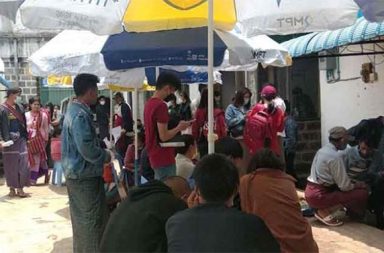 တောင်ကြီး ပတ်စ်ပို့ရုံးတွင် ပွဲစားများအား ရုံးလုပ်ငန်းများ လုပ်ပိုင်ခွင့် ပေးထား သတင်းနှင့် မီဒီယာ ကွန်ရက်။ ၂၀၂၆ ခုနှစ်၊ စက်တင်ဘာလ ၂၁ ရက်။ ရှမ်းပြည် တောင်ပိုင်း၊ တောင်ကြီးမြို့ရှိ နိုင်ငံကူးလက်မှတ်ထုတ်ပေးရေးရုံးတွင် ရုံးတာဝန်ခံကိုယ်တိုင် ပွဲစားများ ကို ရုံးအတွင်းနေရာပေးကာ ရုံးဝန်ထမ်းများကဲ့သို့ လုပ်ပိုင်ခွင့်ပေးထားသည့်အပြင် ပြည်သူများထံမှ ငွေကြေးများ ကိုပါ ကောက်ခံခိုင်းနေကြောင်း ပတ်စ်ပို့ သွားရောက်ပြုလုပ်သူများက ပြောသည်။ တောင်ကြီးမြို့ ပတ်စ်ပို့ရုံးတာဝန်ခံ (OC) ဒေါ်ဥမ္မာဆိုသူက ပြီးခဲ့သည့် ဩဂုတ်လအတွင်း ဝန်ထမ်းမလုံလောက်ဟု အကြောင်းပြကာ ပွဲစား ၃၀ ထက်မနည်းကို ရုံးလုပ်ငန်းများ စေခိုင်းထားပြီး ရုံးတာဝန်ခံအခန်း၊ ဓာတ်ပုံရိုက်ခန်း နှင့် စာအုပ်ထုတ်ခန်းတို့တွင် နေရာချထားပေးထားခြင်း ဖြစ်သည်။ ယခုရက်ပိုင်းအတွင်း ပတ်စ်ပို့ရုံးသို့ သွားရောက်ခဲ့သူတစ်ဦးက “တောင်ကြီးရုံးက ပွဲစားလား၊ ဝန်ထမ်းလား တောင် ခွဲမရတော့ဘူး။ အခန်းထဲမှာ လုပ်ပေးနေတာလည်း ပွဲစားတွေ။ အပြင်မှာ လုပ်မလား လိုက်မေးနေတာ လည်း ပွဲစားလို့ ပြောလို့ရတယ်။ ပွဲစားက လုပ်တဲ့သူတွေထက်တောင် များနေတာ။ တိုကင်နဲ့ဆိုတော့ သူတို့ လုပ်ကွက် ဖြစ်နေတာပေါ့” ဟု ပြောသည်။ ထိုသို့ ရုံးအတွင်း နေရာယူထားသည့် ပွဲစားများက ဖောင်ကြေးအဖြစ် ရှမ်းပြည်မြောက်ပိုင်းမှ လာရောက် လျှောက်ထားသူများကို ကျပ် ၇ သောင်းနှင့် ရှမ်းပြည်တောင်ပိုင်း ဒေသခံများကို ကျပ် ၅ သောင်းအသီးသီး ကောက်ခံနေကြကြောင်း ဆိုသည်။ လက်ရှိ စနစ်အရ ပတ်စ်ပို့ (နိုင်ငံကူးလက်မှတ်/စာအုပ်) ပြုလုပ်ရန်အတွက် တိုကင်စနစ်ဖြင့် သတ်မှတ်ထားပြီး တောင် ကြီးရုံးတွင် တစ်ရက်လျှင် လူဦးရေ ၁၅၀ ဝန်းကျင်သာ ပေးဆောင်ရာ၌ အဆိုပါ တိုကင်များကိုလည်း တောင်ကြီးရုံးတွင် တစ်ခုလျှင် ၄ သောင်းခွဲကျပ်နှုန်းဖြင့် ပတ်စ်ပို့ ပြုလုပ်သူများက ဝယ်ယူနေကြရသည်။ အွန်လိုင်းမှ QR စနစ်ဖြင့် တိုကင်ရယူသည့် စနစ်ကို စစ်အုပ်စုက ဖော်ဆောင်ထားသော်လည်း မြေပြင်တွင် ပွဲစားများ၏ စေခိုင်းမှုဖြင့်သာ အဆင်ပြေနေသည့်အတွက် ပွဲစားကြေး အနည်းငယ် ကျဆင်းသွားသည်မှအပ ထူးခြားသည့် ပြောင်းလဲမှု မရှိသေးကြောင်း ပြည်ပသို့ ထွက်ခွာရန် စောင့်ဆိုင်းနေသူများက ဝေဖန်နေကြသည်။ ပတ်စ်ပို့ လျှောက်ထားရာတွင် ကိုယ်တိုင် ပြုလုပ်သူများမှာ အနည်းဆုံး ၃ ရက်ခန့် တန်းစီစောင့်ဆိုင်းရသော် လည်း ပွဲစားနှင့် အပ်သူများမှာမူ တစ်ရက်တည်းဖြင့် ကိစ္စပြီးပြတ်ကြောင်း ဆိုကြသည်။ ပြည်ပသို့ ထွက်ခွာရန် စောင့်ဆိုင်းနေသူတစ်ဦးက “တိုကင်က QR ပေးတယ်။ အဲဒါက ပွဲစားရော၊ ဒီတိုင်း လုပ် တဲ့သူရော တန်းစီရတာ။ ဒါပေမဲ့ ပွဲစားက တန်းစီပြီးတာနဲ့ နောက်ရက် ချိန်းသွားပြီးရင် ကိစ္စပြတ်ပြီ။ ကိုယ် တိုင်လုပ်ရင် လက်ဗွေနှိပ်တာနဲ့ မျက်စိ Scan ဖတ်တာ ထပ်ပြီး သွားရတယ်။ အဲဒါလည်း တော်တော် စောင့်ရ တယ်” ဟု ပြောသည်။ တောင်ကြီး ပတ်စ်ပို့ရုံးတွင် အစအဆုံး ကိုယ်တိုင် လုပ်ဆောင်ပါက ကျပ် ၁ သိန်းဝန်းကျင် ကုန်ကျပြီး ပွဲစားနှင့် အပ်ပါက ကျပ် ၃ သိန်းခွဲခန့် ကုန်ကျသည့်အပြင် စာအုပ်ထုတ်ယူသည့် အခါတွင်လည်း ကျပ် ၁ သောင်း ထပ်မံ ပေးဆောင်ရကြောင်း ပတ်စ်ပို့ ပြုလုပ်ခဲ့သူများက ပြောသည်။ ဓါတ်ပုံ - (ပုံဟောင်း / Crd) #တောင်ကြီး #ပတ်စ်ပို့
