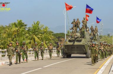 ပဲခူး-ရခိုင် အစပ် ရိုးကျော်လမ်း တိုက်ပွဲ၌ တပ်ရင်းမှူး အပါအဝင် စစ်သား အများအပြား သေဆုံး သတင်းနှင့် မီဒီယာ ကွန်ရက်။ ၂၀၂၆ ခုနှစ်၊ စက်တင်ဘာလ ၂၁ ရက်။ ရခိုင်ပြည်၊ တောင်ကုတ်မြို့နယ်နှင့် ပဲခူးတိုင်း၊ ပန်းတောင်းမြို့နယ်တို့ကို ဆက်သွယ်ထားသည့် ရိုးကျော်လမ်း တိုက်ပွဲတွင် စစ်အုပ်စုတပ်ဘက်က တပ်ရင်းမှူးအဆင့်ရှိ ဗိုလ်မှူးတစ်ဦး အပါအဝင် စစ်တပ်ဘက်မှ အရာရှိနှင့် တပ်ဖွဲ့ဝင် အများအပြားသေဆုံးခဲ့သည်။ စက်တင်ဘာလ ပထမအပတ်မှစ၍ ၁၉ ရက်နေ့အထိ စစ်အုပ်စုတပ်နှင့် အာရက္ခတပ်တော် (AA) တို့အကြား ရိုးကျော်လမ်းတွင် တိုက်ပွဲများ အပြင်းအထန် ဖြစ်ပွားခဲ့ပြီး ဗိုလ်မှူးတစ်ဦး အပါအဝင် စစ်အုပ်စုတပ်ဘက်မှ အရာရှိနှင့် တပ်ဖွဲ့ဝင်အများအပြား သေဆုံးခဲ့ကြောင်း ဒေသခံ စစ်ရေးသတင်းအရင်းအမြစ်များက ပြောသည်။ ပန်းတောင်းမြို့နယ်ရှိ အမှတ် (၁၆) ကာကွယ်ရေးပစ္စည်းစက်ရုံ (ကပစ ၁၆) ၏ အဓိက ကာကင်းပွိုင့်တစ်ခု ဖြစ် သည့် ၆၆၆ ကုန်းနှင့် ညောင်ကျိုးစခန်းတို့ကို ပြန်လည်ရရှိရေးအတွက် စစ်အုပ်စုတပ်က စက်တင်ဘာလ ပထမ အပတ်မှစ၍ အင်အား ၂၀၀ ကျော်ဖြင့် စစ်ကြောင်းခွဲကာ ထိုးစစ်ဆင်ခဲ့သော်လည်း AA ရဲ့ တန်ပြန်ထိုးစစ်ကြောင့် အထိနာကာ တပ်ပြန်ဆုတ်ခဲ့ရခြင်း ဖြစ်သည်။ အဆိုပါ တိုက်ပွဲအတွင်း ပန်းတောင်းအခြေစိုက် ခလရ (၉၂) မှ တပ်မတော်ကာကွယ်ရေးဦးစီးချုပ်၏ ဂုဏ်ပြု လက်မှတ် ရရှိထားသူ၊ စစ်တက္ကသိုလ် အပတ်စဉ် (၅၂) ဆင်း ဗိုလ်မှူး ဝေကမ္ဘာစိုး သေဆုံးခဲ့သည့်အပြင် ၆၆၆ ကုန်းအနီးရှိ စစ်အုပ်စု၏ ယာယီထောက်ပို့စခန်းတစ်ခုကိုပါ အာရက္ခတပ်တော် (AA) က ထပ်မံ သိမ်းပိုက်ရရှိခဲ့ သည်။ ပဲခူးဒေသခံ စစ်ရေးသတင်းအရင်းအမြစ် အမျိုးသားတစ်ဦးက “၆၆၆ ကုန်းနဲ့ ညောင်ကျိုးစခန်းကို AA ဆီက ပြန်ယူဖို့ စက်တင်ဘာလ အစကတည်းက စစ်တပ်က အင်အား ၂၀၀ လောက်နဲ့ စစ်ကြောင်းခွဲပြီး ထိုးတာ။ ပထမ တော့ စစ်ကြောင်းအားနဲ့ ထိုးနေတာ အခြေအနေကောင်းတယ်ဆိုပေမဲ့ ရက်တာရှည်လာတော့ AA ရဲ့ တန်ပြန် ထိုးစစ်မှာ ဗိုလ်မှူးဝေကမ္ဘာစိုး ကျသွားတယ်။ ညောင်ကျိုးရွာနား တိုက်ပွဲမှာ ကျသွားတာ။ အဲဒါကြောင့် စစ်တပ် က တပ်ဆုတ်လိုက်ရတော့ ၆၆၆ ကုန်းအနီး စစ်တပ် ထောက်ပို့စခန်းကိုပါ AA က ထပ်ရလိုက်တယ်” ဟု ပြော သည်။ ထို့ပြင် အဆိုပါ တိုက်ပွဲများတွင် စစ်အုပ်စုတပ်က စစ်ရေးအတွေ့အကြုံ မရှိသည့် စစ်မှုထမ်းသင်တန်းဆင်း ပြည်သူ့စစ်သစ်များကို ရှေ့တန်းတင်ကာ တိုက်ခိုင်းခဲ့သည့်အတွက် အာရက္ခတပ်တော်၏ ကြိုတင်ပြင်ဆင်ထား သည့် တန်ပြန်တိုက်ခိုက်မှုများကြောင့် စစ်အုပ်စုတပ်ဘက်မှ အကျအဆုံး ပိုမိုများပြားခဲ့ရခြင်း ဖြစ်သည်။ လက်ရှိတွင် ညောင်ကျိုးဘက်သို့ ထိုးစစ်ဆင်လာသည့် စစ်အုပ်စုတပ်သည် လေလာတောင်နှင့် ညောင်ကျိုး ကျေးရွာအကြားတွင် ကြားဖြတ်တိုက်ခိုက်ခံရပြီး တိုက်ပွဲများ ဆက်လက် ဖြစ်ပွားနေသည့်အတွက် ဆင်လန် ကျေးရွာ အထိုင်စခန်းမှ လက်နက်ကြီးနှင့် ဒရုန်းများဖြင့် ပစ်ကူပေးနေရသည်။ တိုက်ပွဲအတွင်း အထိနာသွားသည့် စစ်အုပ်စုတပ်သည် ကပစ (၁၆) ဘက်သို့ တပ်ဆုတ်သွားခဲ့ရပြီး လက်ရှိတွင် အင်အား ပြန်လည်ဖြည့်တင်းကာ တောင်ကုတ်-ပန်းတောင်း လမ်းပေါ်သို့ ထပ်မံတက်ရောက်ရန် ပြင်ဆင်လျက် ရှိကြောင်း မြေပြင်သတင်းရင်းမြစ်က ပြောသည်။ တောင်ကုတ်-ပန်းတောင်း ရိုးကျော်လမ်းပေါ်ရှိ ညောင်ကျိုး ဗျူဟာစခန်းကုန်းကို ၂၀၂၅ ခုနှစ် ဧပြီလ ၂ ရက်တွင် လည်းကောင်း၊ ၆၆၆ ပွိုင့်ကုန်းကို ၂၀၂၅ ခုနှစ် အောက်တိုဘာလ ၁၄ ရက်တွင်လည်းကောင်း အာရက္ခတပ်တော် (AA) က တိုက်ခိုက်သိမ်းပိုက် ထိန်းချုပ်ထားခဲ့ခြင်း ဖြစ်သည်။ ဓါတ်ပုံ - (ပုံဟောင်း / AA) #ပန်းတောင်းမြို့နယ်
