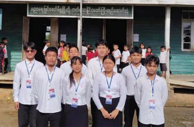 ချင်းတော်လှန်ရေး အစိုးရက အခြေခံကျောင်း ၃၇၀ ကျော်နှင့် တက္ကသိုလ်၊ ဆေးကျောင်းများပါ တိုးချဲ့ဖွင့်လှစ် သတင်းနှင့် မီဒီယာ ကွန်ရက်။ ၂၀၂၆ ခုနှစ်၊ စက်တင်ဘာလ ၂၁ ရက်။ ချင်းလဲန်းကောင်စီ/ ချင်းပြည်အစိုးရသည် စစ်ရေးပဋိပက္ခများ ကြားထဲမှပင် ဒေသတွင်း ပညာရေးနှင့် ကျန်းမာရေးကဏ္ဍများကို အရှိန်အဟုန်မြှင့် တိုးချဲ့ဆောင်ရွက်လျက်ရှိသည်။ အခြေခံပညာကျောင်းများနှင့် တက္ကသိုလ်များကို ကိုယ်တိုင်ဖွင့်လှစ်ထားရုံမက အိမ်နီးချင်းနိုင်ငံများတွင် အဆင့် မြင့်ပညာ ဆက်လက်သင်ကြားနိုင်ရန်ပါ သက်ဆိုင်ရာ အာဏာပိုင်များ၊ တက္ကသိုလ်များနှင့် ညှိနှိုင်းနေ ကြောင်း ချင်းပြည်အစိုးရ၏ ၂ နှစ်ခွဲကာလ အုပ်ချုပ်ရေးဖော်ဆောင်မှု အစီရင်ခံစာတွင် ဖော်ပြထားသည်။ အဆိုပါ လုပ်ငန်းစဉ်များနှင့် ပတ်သက်၍ ကျန်းမာရေးဝန်ကြီး ဒေါက်တာ ရှာရွန်ပါရ် က ယခုကဲ့သို့ ပြောသည်။ ၎င်းက “ကျမတို့ ဒီလို ခက်ခဲနေတဲ့ ကာလအတွင်းမှာပင်လျှင် အခြေခံ ကျောင်းပေါင်း ၃၇၃ ကျောင်း ဖွင့်လှစ်နိုင် ခဲ့တယ်။ အခုလည်း လက်ရှိ ဖွင့်လှစ်နေပါတယ်။ ပြီးတော့ ကျောင်းသား ကျောင်းသူ အနေနဲ့ကတော့ သုံးသောင်းခွဲကျော် ရှိပါတယ်။ ပြီးတော့ ဆရာ/မ တွေ ၃၀၀၀ ကျော်နဲ့ ဒီကျောင်းများကို သင်ကြားရေး လုပ် ငန်းဆောင်ရွက်နေတာ ဖြစ်တယ်။ အခု လက်ရှိမှာ ကျမတို့က chin national university ဆိုပြီးတော့ အဆင့် မြင့် ပညာအတွက်လည်း စပြီးတော့ သင်ကြားရေးတွေ စနေပါပြီ။ ၂၀၂၅ ကနေ စပါတယ်။ အခုဆိုရင် အဓိက မေဂျာ ၄ ခုနဲ့ စပြီးတော့ သင်ကြားနေပြီ ဖြစ်ပါတယ်လို့” ဟု ပြောသည်။ ၂၀၂၄ ခုနှစ်မှ စတင်၍ ချင်းပြည်အနှံ့ ကျေးရွာပေါင်း ၆၆၁ ရွာတွင် အခြေခံပညာကျောင်းပေါင်း ၃၇၃ ကျောင်း၌ ကျောင်းသား၊ ကျောင်းသူ ၃၅,၀၀၀ ကျော်ကို ဆရာ/ဆရာမ ၃,၀၀၀ ကျော်ဖြင့် ပုံမှန်ဖွင့်လှစ် သင်ကြားပေးနေ ခြင်း ဖြစ်သည်ဟု ဆိုသည်။ ထို့ပြင် မြို့နယ်နှင့် ဒေသ ၅ ခုတွင် တက္ကသိုလ်အကြိုသင်တန်းကျောင်းများအပြင် ချင်းအမျိုးသားတက္ကသိုလ် (CNU) ၌လည်း ပညာရေး၊ ဥပဒေ၊ နည်းပညာနှင့် အသက်မွေးဝမ်းကျောင်း ဌာန ၃ ခုဖွင့်လှစ်၍ ကျောင်းသား ၄၀၀ ကျော်ကို သင်ကြားပေးလျက်ရှိသည်။ တစ်ဖက်တွင်လည်း ကျန်းမာရေးဝန်ထမ်းများနှင့် လူငယ်များ အဆင့်မြင့်ပညာရေး သင်ယူနိုင်ရန် အမျိုးသား ညီညွတ်ရေးအစိုးရ (NUG) နှင့် ပူးပေါင်းကာ ဆေးကျောင်းနှင့် သူနာပြုကျောင်းများကိုပါ ဖွင့်လှစ်ထားရှိသည်။ ဒေါက်တာ ရှာရွန်ပါရ် က “ဒီ NUG နဲ့ ပေါင်းပြီး ကျမတို့ medical school nursing school တွေ ကျမတို့ ဆောင်ရွက်နေတာ ဖြစ်ပါတယ်။ ကျမတို့ ကျန်းမာရေးစနစ်တည်ထောင်ဖို့ဆိုရင် အဓိက အရေးကြီးဆုံးက လူ တွေပဲ ဖြစ်တယ်။ အဲဒါကြောင့် ကျမတို့က ကျန်းမာရေး လူ့စွမ်းအားအရင်းအမြစ်ကိုလည်း အဓိကထားပြီး တော့ မွေးထုတ်တယ်။ သူတို့ရဲ့ အရည်အချင်းတွေ တိုးတက်အောင် ကျမတို့ ဆောင်ရွက်နေတာ ဖြစ်ပါတယ်။ အခုဆိုရင် ကျမတို့ nursing and midwifery school ၂၀၂၄ ကနေစထည့်တာ second Batch ဖြစ်သွားပါပြီ အခုဆိုရင် ၁၁၂ ယောက်ပေါ့နော်။ သင်ကြားနေပါတယ်။ ပြီးတော့ medical school ကို ကျမတို့ မနှစ်ကတည်း က စပြီးတော့ ပြင်ဆင်နေတာ ဒီနှစ်မှာ ကျမတို့စပြီးတော့ First Batch ဖွင့်နိုင်ပါပြီ။ ၃၇ ယောက် စာသင်ကြား နေပါတယ် ဆိုတာလေးကို တင်ပြချင်ပါတယ်” ဟု ဆက် ပြောသည်။ ချင်းပြည်အစိုးရ ပညာရေးဝန်ကြီးဌာနအနေဖြင့် (Chinland) ဖက်ဒရယ် ဒီမိုကရေစီ ပညာရေးမူဝါဒနှင့် ပညာရေး မဟာဗျူဟာ လုပ်ငန်းစဉ် (၂၀၂၅-၂၀၃၀) တို့ကို ရေးဆွဲထားပြီးဖြစ်ကြောင်း ဖော်ပြထားသည်။ ရှေ့ဆက်၍ အဆင့်မြင့်ပညာရေး မူဝါဒ ရေးဆွဲရေး၊ နိုင်ငံတကာ အဖွဲ့အစည်းများနှင့် ချိတ်ဆက်ရေး၊ ဆရာ/မများ အရည်အသွေး မြှင့်တင်ရေးနှင့် ပညာသင်ဆုများ တိုးချဲ့ပေးနိုင်ရေးတို့ကို ဦးစားပေး ဆောင် ရွက်သွားမည်ဖြစ်၍ ပြည်တွင်း/ပြည်ပရှိ ချင်းလူမျိုးများနှင့် နိုင်ငံတကာ အဖွဲ့အစည်းများအနေဖြင့် ဘက်ပေါင်းစုံမှ ပါဝင်ကူညီကြရန် ဖိတ်ခေါ်ထားသည်။ ဓါတ်ပုံ - ပုံဟောင်း #Chinlandcouncil