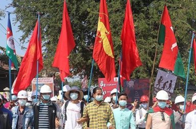 ဒီမိုကရေစီနှင့် ဖက်ဒရယ်စနစ် တပြိုင်တည်း ဖော်ဆောင်ရန် တော်လှန်ရေးခေါင်းဆောင်များ တိုက်တွန်း သတင်းနှင့် မီဒီယာ ကွန်ရက်။ ၂၀၂၆ ခုနှစ်၊ စက်တင်ဘာလ ၂၁ ရက်။ ဒီမိုကရေစီနှင့် ဖက်ဒရယ်စနစ်ကို တစ်ပြိုင်နက်တည်း အကောင်အထည်ဖော်မှသာ ရေရှည်ငြိမ်းချမ်းသည့် ပြည်ထောင်စုသစ်ကို တည်ဆောက်နိုင်မည်ဟု တော်လှန်ရေးခေါင်းဆောင်များက တိုက်တွန်းပြောဆိုလိုက်သည်။ ပြည်ထောင်စုလွှတ်တော် ကိုယ်စားပြုကော်မတီ (CRPH) က ကြီးမှူးကျင်းပသည့် စက်တင်ဘာလ ၁၅ ရက်နေ့ တွင် ကျရောက်သော နိုင်ငံတကာ ဒီမိုကရေစီနေ့ အခမ်းအနားသို့ ပေးပို့သည့် သဝဏ်လွှာနှင့် မိန့်ခွန်းများ၌ ဖက်ဒရယ်ဒီမိုကရေစီ ပြည်ထောင်စု ပေါ်ထွန်းရေး ဦးဆောင်ကောင်စီ (SCEF) နှင့် အမျိုးသားညီညွတ်ရေးအစိုးရ (NUG) တို့မှ ခေါင်းဆောင်များက ထိုသို့ ထည့်သွင်းပြောဆိုခဲ့ကြခြင်းဖြစ်သည်။ SCEF အလှည့်ကျသဘာပတိ ခူဦးရယ် က “ဖက်ဒရယ်စနစ် မပါဝင်သော ဒီမိုကရေစီသည် မြန်မာနိုင်ငံအတွက် ရေရှည်တည်တံ့သော ငြိမ်းချမ်းရေးကို ဆောင်ကြဉ်းပေးနိုင်မည် မဟုတ်သကဲ့သို့ ဒီမိုကရေစီစံနှုန်းများ ကင်းမဲ့ သည့် ဖက်ဒရယ်စနစ်သည်လည်း စစ်မှန်သော လွတ်လပ်မှုကို ပေးနိုင်မည် မဟုတ်ပါ။ ထို့ကြောင့် SCEF အနေ ဖြင့် တိုင်းရင်းသားအဖွဲ့အစည်းများ၊ ဒီမိုကရေစီအင်အားစုများနှင့် ပူးပေါင်း၍ စစ်မှန်သော ဖက်ဒရယ် ဒီမိုက ရေစီ ပြည်ထောင်စုကြီး ပေါ်ထွန်းလာရေးအတွက် ခိုင်မာသော မူဝါဒလမ်းကြောင်းများဖြင့် အစွမ်းကုန် စုစည်း ဆောင်ရွက်လျက်ရှိနေသည်ကို တိုင်းရင်းသားပြည်သူလူထုနှင့် နိုင်ငံတကာအသိုက်အဝန်းကို ယနေ့တွင် ထပ်လောင်း အသိပေးအပ်ပါသည်” ဟု ပြောသည်။ လက်ရှိ စစ်အုပ်စုက ဖန်တီးထားသော ရွေးတုလွှတ်တော်နှင့် အစိုးရအမည်ခံ အဖွဲ့အစည်းသည် တိုင်းပြည်ကို ဆက်လက်ထိန်းချုပ်ထားနိုင်ရန်နှင့် စစ်အုပ်ချုပ်ရေးကို တရားဝင်မှု ရစေရန် စီစဉ်ထားသော လှည့်ကွက်တစ်ခု သာ ဖြစ်ပြီး ဒီမိုကရေစီ လမ်းကြောင်းနှင့် ငြိမ်းချမ်းရေး လမ်းကြောင်းကို ဦးတည်နေခြင်း မဟုတ်ကြောင်းလည်း ခူဦးရယ်က ထောက်ပြထားသည်။ ထို့အတူ NUG ယာယီသမ္မတ ဒူဝါလရှီးလ ကလည်း နွေဦးတော်လှန်ရေးသည် ဒီမိုကရေစီစနစ် တစ်ခုတည်းတွင် လမ်းမဆုံးဘဲ ဖက်ဒရယ် ပြည်ထောင်စု တည်ဆောက်နိုင်သည့်အထိ မျဉ်းပြိုင် ဖော်ထုတ်သွားရမည်ဟု တိုက်တွန်းထားသည်။ NUG ယာယီသမ္မတ ဒူဝါလရှီးလ က “ကျနော်တို့ နိုင်ငံဟာ လူမျိုးစု အမှတ်သရုပ်ပေါင်းစုံ များပြားစုံလင်တဲ့ တိုင်းပြည်တစ်ခုလည်း ဖြစ်ပါတယ်။ ဒါ့ကြောင့် ဒီမိုကရေစီစနစ် တစ်ခုတည်းနဲ့ မပြည့်စုံနိုင်တဲ့ အနေအထားမှာ ရှိပါတယ်။ ဖက်ဒရယ်စနစ်ကိုပါ ထည့်သွင်း တည်ဆောက်ဖို့ လုပ်ကြရတယ်လို့ ကျနော် ယုံကြည်ပါတယ်။ ဒီနေ့ ကျနော်တို့ အားလုံး ဖြတ်သန်းချီတက်နေတဲ့ ‘နွေဦးတော်လှန်ရေး’ ဟာ၊ ‘ဖက်ဒရယ်ဒီမိုကရေစီစနစ်’ နဲ့ တိုင်း သစ်ပြည်သစ် တည်ထောင်ဖို့အတွက် ကြိုးစားနေကြတဲ့ ရုန်းကန်မှုကြီးပဲ ဖြစ်ပါတယ်။ တိုင်းရင်းသား ပြည်သူ တစ်ရပ်လုံးဟာ ဒီမိုကရေစီစနစ်ကို လိုလားသလို၊ ဖက်ဒရယ်စနစ်ကို တောင့်တမျှော်လင့်နေကြပါတယ်။ ကျနော်တို့ အနေနဲ့ ဒီမိုကရေစီလှုပ်ရှားမှုမှာတင် လမ်းမဆုံးစေဘဲနဲ့ ဖက်ဒရယ်လှုပ်ရှားမှုတွေကိုပါ မျဉ်းပြိုင် သဖွယ် တွန်းတင်ဖော်ထုတ်ကြဖို့ လိုပါတယ်” ဟု ပြောသည်။ ဆက်လက်၍ အားလုံး၏ ဘုံရည်မှန်းချက် ဖြစ်သော ဖက်ဒရယ်ဒီမိုကရေစီ ပြည်ထောင်စုသစ် ထူထောင်နိုင်ရန် အတွက် တပ်ပေါင်းစုံ သဏ္ဍာန်ဆောင်သည့် SCEF ကို ဖွဲ့စည်းကာ စစ်အာဏာရှင်စနစ် အမြစ်ပြတ်ရေး လုပ်ဆောင်နေပြီဟု ယာယီသမ္မတက ဖြည့်စွက်ပြောဆိုသည်။ ၎င်းက “အခုဆိုရင် ကျနော်တို့ နွေဦးတော်လှန်ရေးအင်အားစုအားလုံးဟာ SCEF လို့ ခေါ်တဲ့ ‘တပ်ပေါင်းစုံ သဏ္ဍာန်’ တော်လှန်ရေးတပ်ဦးတစ်ခုကို အတူတကွ ဖော်ဆောင်နေကြပါတယ်။ ဒါဟာ ဘာအတွက်လဲ ဆိုရင်၊ ဖက်ဒရယ် ဒီမိုကရေစီနိုင်ငံသစ် ထူထောင်ရေးအတွက်ပဲ ဖြစ်ပါတယ်။ ဖက်ဒရယ်ဒီမိုကရေစီ နိုင်ငံသစ်ထူထောင် ဖို့ အတွက် စစ်အာဏာရှင်စနစ်ကို အမြစ်ကနေ လှန်ထုတ်တိုက်ဖျက်ပစ်ဖို့ လိုပါတယ်။ ကျနော်တို့အနေနဲ့ တစ် ဖက်မှာ တော်လှန်ရေးတာဝန်တွေကို လုပ်ဆောင်နေသလို၊ တစ်ဖက်မှာလည်း တည်ဆောက်ရေး တာဝန်တွေကို ထမ်းရွက်နေပါတယ်။ ဒါဟာ အမာနဲ့ အနုလို သဘောတရားမျိုး ရှိပါတယ်” ဟု ပြောဆိုသည်။ ထို့ပြင် NUG ပြည်ထောင်စုဝန်ကြီးချုပ် မန်းဝင်းခိုင်သန်း ကလည်း အခမ်းအနား အဖွင့်မိန့်ခွန်းတွင် စစ်အာဏာ ရှင် စနစ်ဆိုးကို အမြစ်ဖြတ်နိုင်ရန် ဘုံရည်မှန်းချက်နှင့် တာဝန်ယူမှုများအပေါ် အခြေခံသည့် စည်းလုံးညီညွတ်မှု ကို တည်ဆောက်ရမည်ဟု ပြောသည်။ NUG ပြည်ထောင်စုဝန်ကြီးချုပ် မန်းဝင်းခိုင်သန်း က “ကျနော်တို့အားလုံးဟာ ဘုံရန်သူဖြစ်တဲ့ စစ်အာဏာရှင် စနစ်ကို တိုက်ဖျက်နေကြတာ ဖြစ်တဲ့အတွက် တစ်သံတည်း၊ တစ်မိန့်တည်းနဲ့ စနစ်တကျ စုစည်းညီညွတ်စွာ ချီတက်နိုင်မှသာ ကျနော်တို့ လိုလားတဲ့ ပန်းတိုင်ကို ပိုမိုမြန်ဆန်စွာ ရောက်ရှိနိုင်မှာ ဖြစ်ပါတယ်” ဟု ပြောသည်။ လက်ရှိ နွေဦးတော်လှန်ရေးသည် လူမျိုးရေး၊ ဘာသာရေး ခွဲခြားမှုမရှိဘဲ အားလုံးတန်းတူ ပါဝင်ခွင့်ရှိသည့် ဖက်ဒရယ်ဒီမိုကရေစီ ပြည်ထောင်စု တည်ဆောက်ရေး လမ်းကြောင်းပေါ်တွင် တိုင်းရင်းသား တော်လှန်ရေး အင်အားစုများနှင့် နွေဦးတော်လှန်ရေး အင်အားစုများအကြား ပိုမိုခိုင်မာသည့် နိုင်ငံရေး သဘောတူညီချက်များ ရရှိကာ ဆက်လက် ချီတက်လျက်ရှိသည်ဟု ဆိုကြသည်။ ဓာတ်ပုံ - (NMG / ပုံဟောင်း) #Federal