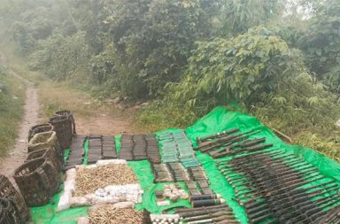 မကွေး - ရခိုင်အစပ်တိုက်ပွဲ စစ်တပ်က တပ်ရင်းမှူး ၂ ဦး သေဆုံး သတင်းနှင့် မီဒီယာ ကွန်ရက်။ ၂၀၂၆ ခုနှစ်၊ စက်တင်ဘာလ ၂၃ ရက်။ မကွေးတိုင်း၊ မင်းတုန်းမြို့နယ်နှင့် ရခိုင်ပြည်အစပ်တွင် အာရက္ခတပ်တော် (AA) နှင့် ဖြစ်ပွားသည့် တိုက်ပွဲအတွင်း စစ်အုပ်စုတပ်ဘက်မှ တပ်ရင်းမှူး နှစ်ဦး အပါအဝင် အကျအဆုံး များပြားနေ ကြောင်း ဒေသတွင်း စစ်ရေးသတင်းအရင်းအမြစ်များက ပြောသည်။ စစ်အုပ်စုတပ်သည် ရခိုင်ပြည်၊ အမ်းမြို့နယ်အတွင်းသို့ ပြန်လည် ထိုးဖောက်ဝင်ရောက်နိုင်ရန် အတွက် မင်းတုန်း မြို့နယ် သဖန်ရောင်၊ ဝက်ကော်၊ ပြောင်းကျေးရွာများနှင့် ပွိုင့် (၉၄၈) တောင်ကုန်းဝန်းကျင်သို့ ဩဂုတ်လ ကတည်းက စစ်အင်အားဖြည့်တင်းကာ တကျော့ပြန် ထိုးစစ်ဆင်လာခြင်းဖြစ်သည်။ အဆိုပါ ထိုးစစ်အတွင်း ဖြစ်ပွားခဲ့သော တိုက်ပွဲများ၌ စစ်အုပ်စုတပ် မကွေးအခြေစိုက် တပ်မ (၅၅) လက်အောက် ခံ တပ်ရင်းများမှ တပ်ရင်းမှူး နှစ်ဦးဖြစ်သည့် ဒုတိယဗိုလ်မှူးကြီး တင်မျိုးထွဋ် နှင့် ဒုတိယဗိုလ်မှူးကြီး မြတ်သင်း ကျော် တို့ ကျဆုံးသွားကြောင်း ဒေသတွင်း သတင်းများက ဆိုသော်လည်း သီးခြား အတည်မပြုနိုင်သေးပေ။ မကွေးဒေသခံ စစ်ရေးသတင်းအရင်းအမြစ်တစ်ဦးက “မင်းတုန်းမြို့နယ် သဖန်ရောင်- တလိုင်းတောင်း ရိုးမ ကျော် လမ်းမှာ တိုက်ပွဲဖြစ်လိုက် ပြန်ငြိမ်သွားလိုက်နဲ့ဖြစ်နေတာပါ။ အခုရက်ပိုင်း တိုက်ပွဲပြင်းထန်တယ်၊ စစ်တပ် အင်အားဖြည့်နေတာ ဩဂုတ်လကတည်းကပါ။ အခုတော့ ပြောင်းရွာ၊ ဝက်ကော်ရွာ၊ သဖန်းရောင်၊ ပွိုင့် ၉၄၈ အဲ့နေရာတွေမှာ စစ်ကြောင်းထိုးတဲ့ စစ်တပ်နဲ့ အေအေ တိုက်ပွဲပြင်းထန်နေတာပါ။ လက်ရှိ တိုက်ပွဲတွေ ဆက်ရှိနေတယ်၊ စစ်တပ် အထိအခိုက်များတယ်၊ အရာရှိတွေတောင် ကျတယ်” ဟု ပြောသည်။ ထို့ပြင် မင်းတုန်းမြို့နယ်၊ ကံကြိုးကျေးရွာအနီးနှင့် ပွိုင့် (၉၄၈) တောင်ကုန်းအနီး၌ စက်တင်ဘာလ ၂၀ ရက်နှင့် ၂၁ ရက်နေ့များတွင် တိုက်ပွဲများ ပြင်းထန်စွာ ဖြစ်ပွားခဲ့ပြီး စက်တင်ဘာလ ၂၃ ရက် နံနက်ပိုင်းအထိ နှစ်ဖက်ကြား ထိတွေ့တိုက်ပွဲများ ဆက်လက်ရှိနေသည်။ အဆိုပါ တိုက်ပွဲများအတွင်း စစ်အုပ်စုတပ် စစ်ကြောင်းများထံမှ သိမ်းဆည်းရမိခဲ့သော လက်နက်ခဲယမ်းများ၊ စစ်အသုံးအဆောင်ပစ္စည်းများနှင့် စစ်အုပ်စုတပ်ဖွဲ့ဝင် ရုပ်အလောင်းအချို့၏ ဓာတ်ပုံများကို အာရက္ခတပ်တော် (AA) က စက်တင်ဘာလ ၂၂ ရက် ညပိုင်းတွင် သတင်းထုတ်ပြန်ခဲ့သည်။ စစ်အုပ်စုတပ်သည် ရခိုင်နှင့် မင်းတုန်း ကုန်သွယ်စီးဆင်းနေသည့် အဓိကလမ်းကြောင်းဖြစ်သော တလိုင်းတောင်း လမ်းကို ပိတ်ဆို့ထားပြီး AA ရှိနိုင်သည့် နေရာများကို ဂျက်ဖိုက်တာဖြင့် ဗုံးကြဲတိုက်ခိုက်မှုများ ဆက်တိုက်ပြု လုပ်လျက်ရှိသည်။ မြေပြင်တွင်လည်း အင်အား ၁,၀၀၀ နီးပါးဖြင့် အနီးဝန်းကျင်ကျေးရွာများသို့ စစ်ကြောင်းများခွဲ၍ ထိုးစစ်ဆင်နေ သဖြင့် နှစ်ဖက်တိုက်ပွဲများ ပြင်းထန်နေခြင်းဖြစ်သည်။ ဒေသခံ အမျိုးသမီးတစ်ဦးက “မင်းတုန်းရခိုင်အစပ်ကျေးရွာတွေက မတည်ငြိမ်တာ နှစ်ချီနေပါပြီ။ ရွာတွေထဲ ပြန်နေလိုက် ပြေးလိုက်ပါပဲ။ သဖန်ရောင်၊ ဝက်ကော်၊ ပြောင်း နဲ့ ပတ်ဝန်းကျင် ကျေးရွာတွေက လူတွေက အကုန်ထွက်ပြေးနေကြတယ်” ဟု ပြောသည်။ လက်ရှိတွင် သဖန်ရောင်၊ ဝက်ကော်နှင့် ပြောင်းကျေးရွာအပါအဝင် မင်းတုန်း-ရခိုင်နယ်စပ် ကျေးရွာများမှ ဒေသခံများမှာ အိုးအိမ်ပစ်ဘေးလွတ်ရာသို့ အရေးပေါ် ထွက်ပြေးတိမ်းရှောင်နေကြရပြီး စစ်အုပ်စုတပ်၏ လေကြောင်းတိုက်ခိုက်မှုနှင့် မြေပြင်ထိုးစစ်များကြောင့် နှစ်ဖက်တိုက်ပွဲမှာ ဆက်လက် အရှိန်မြင့်တက်နေဆဲ ဖြစ်သည်။ ဓါတ်ပုံ - ULA/AA #မင်းတုန်းမြို့နယ်