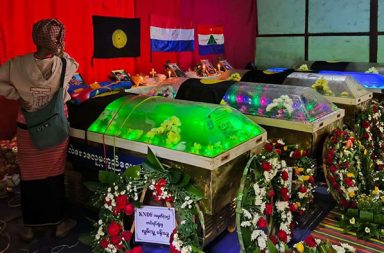 ကရင်နီတွင် စစ်တပ်က အရပ်သားများကို ဒရုန်းဖြင့် ပစ်မှတ်ထား သတင်းနှင့် မီဒီယာ ကွန်ရက်။ ၂၀၂၆ ခုနှစ်၊ စက်တင်ဘာလ ၂၃ ရက်။ ရှမ်း-ကရင်နီအစပ်နှင့် ကရင်နီပြည်တွင် စစ်အုပ်စုတပ်သည် စစ်ဘေးရှောင်စခန်းများ၊ ကျေးရွာများ၊ စာသင် ကျောင်းများနှင့် စိုက်ပျိုးရေးခင်းများကို အသေခံဒရုန်းနှင့် လေကြောင်းသုံး၍ ပစ်မှတ်ထား ဆက်တိုက် တိုက်ခိုက် နေသည်ဟု ဒေသခံများနှင့် စစ်ရှောင်များက ပြောသည်။ မိုးဗြဲ-နန်းမယ်ခုံ-ဒီးမော့ဆို လမ်းမကြီးအား ပြန်လည်ထိန်းချုပ်နိုင်ရန် ကြိုးပမ်းနေသည့် စစ်အုပ်စုတပ်သည် မြေပြင်၌ ရှေ့မတိုးနိုင်ဘဲ အထိနာနေသောကြောင့် လေကြောင်းနှင့် ဒရုန်းအသုံးပြု တိုက်ခိုက်မှုများကို ပိုမို ခပ်စိပ် စိပ် ပြုလုပ်လာခြင်းဖြစ်သည်။ စက်တင်ဘာလ ၂၂ ရက် နံနက်ပိုင်းတွင်လည်း ကရင်နီပြည်၊ ဖရူဆိုမြို့နယ် အရှေ့ဘက်ခြမ်း (ကေးလျားမြို့နယ်) ရှိ ကျေးရွာတစ်ရွာသို့ စစ်အုပ်စုတပ်က ဒရုန်းဖြင့် ဗုံးကြဲတိုက်ခိုက်ခဲ့သဖြင့် အမျိုးသားတစ်ဦး ဦးခေါင်းနှင့် နောက်ကျောတို့တွင် ဒရုန်းဗုံးစ ထိမှန်ဒဏ်ရာ ရရှိခဲ့သည်။ စစ်ရှောင်များကို အကူအညီပေးနေသူ တစ်ဦးက “စစ်အုပ်စုတပ်က နေသာတဲ့ရက်ဆို နေ့စဉ်ရက်ဆက် ဒရုန်းနဲ့ ကင်းထောက်တာတွေ၊ တောင်ယာလုပ်ငန်းခွင်တွေကို ပစ်မှတ်ထား တိုက်ခိုက်တာတွေ လုပ်နေတာပါ။ အခု ရက်က တောင်ယာပေါင်းရှင်းရမယ့် ရာသီဖြစ်ပေမဲ့ လုံခြုံရေးအရ ခင်းထဲမသွားရဲကြတော့ သီးနှံတွေ ပျက်စီး မှာ သေချာနေသလို ရှေ့ဆက် စားနပ်ရိက္ခာ အခက်အခဲတွေပါ ကြုံလာရနိုင်ပါတယ်” ပြောသည်။ ထို့ပြင် ရှမ်း-ကရင်နီနယ်စပ်၊ မိုးဗြဲမြို့ရှိ ဝါရီဆူးပလိုင်ကျေးရွာ၌ စက်တင်ဘာလ ၂၁ ရက်နေ့၊ ညနေ ၄ နာရီ အချိန်ခန့်တွင် စစ်ဘေးရှောင်စခန်းမှ ထင်းသယ်ရန် ရွာအတွင်းသို့ ခဏပြန်လာသည့် အသက် ၅၀ ဝန်းကျင် အမျိုးသမီးတစ်ဦးမှာ စစ်အုပ်စုတပ် ပစ်ခတ်လိုက်သည့် လက်နက်ကြီး ကျရောက်ပေါက်ကွဲမှုကြောင့် သေဆုံးခဲ့ ရသည်။ မိုးဗြဲဒေသခံတစ်ဦးက “ဝါရီဆူးပလိုင်ရွာနားထိ စစ်တပ်စစ်ကြောင်း မရောက်သေးပေမဲ့ လက်နက်ကြီးနဲ့ အဝေး ကနေ ခကြာခဏ လှမ်းပစ်နေတာပါ။ ဒရုန်းတွေလည်း နေ့တိုင်း ဝဲနေတော့ ရွာထဲ ခဏပြန်တာတောင် အသက် အန္တရာယ် ရှိနေတယ်” ဟု ပြောသည်။ ပြီးခဲ့သည့် စက်တင်ဘာလ ၁၆ ရက်ကလည်း ဒီးမော့ဆိုမြို့နယ် အနောက်ဘက်ခြမ်းရှိ မိဘမဲ့ကလေးကျောင်းကို စစ်အုပ်စုတပ်က အသေခံဒရုန်းဖြင့် တိုက်ခိုက်ခဲ့ရာ ကစားနေသည့် အသက် ၉ နှစ်အရွယ် ကလေးငယ်တစ်ဦး သေဆုံးခဲ့ရသည့်အပြင်၊ ဖရူဆိုမြို့နယ် မိုဆိုရွာအနီး ဒရုန်းကျရောက်မှုကြောင့် KNDF တပ်ဖွဲ့ဝင် ၅ ဦး ကျဆုံးခဲ့ ရသည်။ စက်တင်ဘာလဆန်းပိုင်းမှစ၍ ဒီးမော့ဆို၊ လွိုင်ကော်၊ မိုးဗြဲနှင့် ဖရူဆိုမြို့နယ်တို့တွင် စစ်အုပ်စုတပ်၏ ဒရုန်းနှင့် လေကြောင်းတိုက်ခိုက်မှုများကြောင့် ကလေးငယ်များ အပါအဝင် အရပ်သား ၂၀ ထက်မနည်း သေဆုံးခဲ့ပြီး ဖြစ်သည်။ စစ်ရေးတင်းမာမှုနှင့် စစ်အုပ်စုတပ်၏ လေကြောင်းတိုက်ခိုက်မှုများကြောင့် လွိုင်ကော်အရှေ့ဘက်ခြမ်းရှိ စစ်ဘေးရှောင် ပြည်သူများသည်လည်း ဘေးလွတ်ရာသို့ ထပ်မံ ထွက်ပြေးတိမ်းရှောင်နေကြရသည်။ လက်ရှိတွင် စစ်အုပ်စုတပ်၏ ကင်းထောက်ဒရုန်းနှင့် အသေခံဒရုန်းများ အသုံးပြုမှု ခပ်စိပ်စိပ် ရှိနေသဖြင့် ဒေသခံပြည်သူများနှင့် စစ်ဘေးရှောင်များအနေဖြင့် လူစုလူဝေးပွဲများ ပြုလုပ်ခြင်းကို ရှောင်ရှားကြရန်နှင့် လေကြောင်းအန္တရာယ် သတိထားကြရန် တော်လှန်ရေးအဖွဲ့အစည်းများက နှိုးဆော်ထားသည်။ ထို့ပြင် မိုးဗြဲ PDF ကလည်း လုံခြုံရေးအခြေအနေအရ မိုးဗြဲမြို့အနောက်ဘက်ခြမ်းရှိ လွယ်ဝိုင်း၊ လွယ်ယင်း တောင်ခြေ၊ ခေါင်းစံလမ်းနှင့် သွားလာခွင့် ပိတ်ပင်ထားသည့် လမ်းကြောင်းများသို့ ဖြတ်သန်းသွားလာခြင်း မပြုကြရန် အသိပေး ထုတ်ပြန်ထားသည်။ ဓါတ်ပုံ - Crd #ကရင်နီ