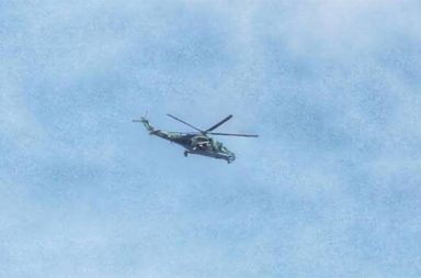 စစ်ကိုင်း၊ ရှမ်းနှင့် ကချင်တွင် စစ်အုပ်စုက လေကြောင်းမှ ဆက်တိုက် ဗုံးကြဲ သတင်းနှင့် မီဒီယာ ကွန်ရက်။ ၂၀၂၆ ခုနှစ်၊ စက်တင်ဘာလ ၂၃ ရက်။ စစ်ကိုင်းတိုင်း အင်းတော်မြို့နှင့် ရှမ်းပြည် မဘိမ်းမြို့တို့ကို စစ်အုပ်စုတပ်က လေကြောင်းမှ ဆက်တိုက် ဗုံးကြဲ တိုက်ခိုက်ခဲ့သလို KIO ထိန်းချုပ်နယ်မြေများ၌လည်း လေကြောင်းအန္တရာယ် သတိပေးချက်များ ထုတ်ပြန်ထား သည်။ စက်တင်ဘာလ ၂၃ ရက် ယနေ့နံနက် ၁၁ နာရီခွဲခန့်တွင် တိုက်ပွဲဖြစ်ပွားခြင်းမရှိဘဲ အင်းတော်မြို့နယ်ထဲက နေရာ အချို့နှင့် ကျေးရွာများကို စစ်အုပ်စုတပ်က လေကြောင်းမှ ဗုံးကြဲခဲ့သဖြင့် မီးလောင်ကျွမ်းမှုများ ဖြစ်ပွားခဲ့သည်။ ထို့ပြင် ရှမ်းပြည် မြောက်ပိုင်း မဘိမ်းမြို့နယ်အတွင်းသို့လည်း စက်တင်ဘာလ ၂၂ ရက်နေ့က ဗုံးအလုံးရေ ၄၀ ခန့် ကြဲချခဲ့သည့်အပြင် ယနေ့နံနက်ပိုင်းတွင်လည်း ထပ်မံတိုက်ခိုက်ခဲ့ကြောင်း မြေပြင်ရှိ တော်လှန်ရေးတပ်ဖွဲ့ဝင် တစ်ဦးက ပြောသည်။ “မနေ့ကလည်း အလုံး ၄၀ ကျော်လောက် လာကြဲသွားတာ။ ဒီနေ့မနက်မှာလည်း လေယာဉ်သံတွေကြားရပြီး ထပ်ကြဲသွားတယ်။ အိမ်ထဲက ဗုံးခိုကျင်းထဲမှာပဲ ပုန်းနေရတော့ အပြင်မှာ ထိခိုက်ပျက်စီးမှု အခြေအနေ ဘယ် လောက်ရှိလဲဆိုတာ သေချာ မသိရသေးဘူး” ဟု လက်ရှိအခြေအနေကို ပြောသည်။ စစ်အုပ်စုတပ်သည် စစ်ရေးအရ အထိနာရှုံးနိမ့်ချိန်တိုင်း အရပ်သားပစ်မှတ်များကို လေကြောင်းမှ ဦးတည် တိုက် ခိုက်လေ့ရှိသဖြင့် ဖားကန့်၊ မိုင်ဂျာယန်၊ လိုင်ဇာနှင့် လွယ်ဂျယ် စသည့် KIO ထိန်းချုပ်နယ်မြေများတွင် ပြည်သူ များ ဗုံးခိုကျင်းများ ပြုလုပ်ထားကြရန်နှင့် ညအချိန် မီးမထွန်းကြရန် ဒေသတွင်း အုပ်ချုပ်ရေးအဖွဲ့များက ညွှန်ကြားထားသည်။ ဖားကန့်ဒေသရှိ KIO အုပ်ချုပ်ရေးနှင့် နီးစပ်သူတစ်ဦးက “ဆိုင်းတောင်နဲ့ ယူမာဘက်တကြောမှာ ပြည်သူတွေကို ညအချိန် မီးမထွန်းကြဖို့နဲ့ ဗုံးခိုကျင်းတွေထဲမှာပဲ အိပ်ကြဖို့ သတိပေးထားတယ်။ အထူးသဖြင့် မိုးကုန် ပွင့်လင်း ရာသီကူးတော့မှာဆိုတော့ တိုက်ပွဲတွေ ပိုပြင်းထန်လာပြီး လေကြောင်းနဲ့ လက်နက်ကြီး အန္တရာယ် ပိုဆိုးလာမှာ ကို ပြည်သူတွေရော အားလုံးက စိုးရိမ်နေကြတာပါ။ မနေ့ညကလည်း သေနတ်သံတွေ လက်နက်ကြီးသံတွေ ကြားလိုက်ရသေးတယ်” ဟု ပြောသည်။ ဗန်းမော်နှင့် နန့်ဖားကျေးရွာဘက်တွင် စစ်အုပ်စုတပ်က စစ်ကြောင်းထိုးလာသဖြင့် စက်တင်ဘာလ ၁၉ ရက်နှင့် ၂၀ ရက်နေ့တို့တွင် KIO/KIA တပ်များနှင့် တိုက်ပွဲများ ပြင်းထန်ခဲ့ပြီး မိုင်ဂျာယန်မြို့ပေါ်သို့လည်း စစ်တပ်၏ လေယာဉ်များ ဝဲပျံခဲ့သည်ဟု ဒေသခံများက ပြောသည်။ ထို့ကြောင့် လက်ရှိတွင် ကချင်လွတ်လပ်ရေးအဖွဲ့ KIO က မိုင်ဂျာယန်မြို့ရှိ ကျောင်းများကို လုံခြုံရေးအရ ပိတ်ထားလိုက်ပြီဟု လွယ်ဂျယ်ဒေသခံတစ်ဦးက ပြောသည်။ စစ်ကိုင်းတိုင်း အင်းတော်မြို့နယ်တွင်လည်း ကချင်လွတ်လပ်ရေးတပ်မတော် (KIA)၊ ကျောင်းသားတပ်မတော် (ABSDF) နှင့် PDF ပူးပေါင်းတပ်များ၏ ပြန်လည်ထိုးစစ်ကြောင့် စစ်အုပ်စုတပ်များ ဆုတ်ခွာခဲ့ရသည်။ ထို့ပြင် ဧရာဝတီ မြစ်ကြောင်းအတိုင်း တက်လာသည့် စစ်အုပ်စု စစ်သင်္ဘောများကို တော်လှန်ရေးတပ်များက တိုက်ခိုက်ခဲ့သည့် မိုးမောက်၊ ရွှေကူနှင့် ဗန်းမော်ဒေသတို့တွင်လည်း စစ်အုပ်စုတပ်က ရွာများကို ပစ်မှတ်ထား၍ လေကြောင်းမှ အကြိမ်များစွာ ဗုံးကြဲတိုက်ခိုက်လျက်ရှိကြောင်း မြေပြင်သတင်းရင်းမြစ်အချို့က ပြောသည်။ #အင်းတော်မြို့ #မဘိမ်းမြို့