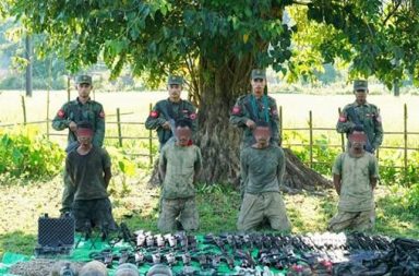 စစ်တွေ - ပုဏ္ဏားကျွန်းအစပ်တွင် တိုက်ပွဲပြင်းထန်နေပြီး စစ်တပ်က လေကြောင်းမှ ဆက်တိုက်ဗုံးကြဲ သတင်းနှင့် မီဒီယာ ကွန်ရက်။ ၂၀၂၆ ခုနှစ်၊ စက်တင်ဘာလ ၂၅ ရက်။ ရခိုင်ပြည်၊ စစ်တွေမြို့နယ်နှင့် ပုဏ္ဏားကျွန်းမြို့နယ် အစပ်နေရာများတွင် အာရက္ခတပ်တော် (AA) နှင့် စစ်အုပ်စု တို့အကြား မြေပြင်တိုက်ပွဲများ ပြင်းထန်နေပြီး စစ်အုပ်စုတပ်က ဂျက်ဖိုက်တာနှင့် Y-12 ထောက်ပို့လေယာဉ်များ ဖြင့် လေကြောင်းမှ ဆက်တိုက် ဗုံးကြဲတိုက်ခိုက်လျက်ရှိကြောင်း ဒေသတွင်း သတင်းအရင်းအမြစ်များက ပြောသည်။ စက်တင်ဘာလ ၂၃ ရက်နေ့ ညနေ ၇ နာရီခန့်မှစ၍ စစ်တွေ-ပုဏ္ဏားကျွန်း နယ်စပ်တစ်လျှောက်ကို စစ်အုပ်စုက လေကြောင်းမှ ဗုံးကြဲတိုက်ခိုက်ခဲ့ခြင်းဖြစ်ပြီး စက်တင်ဘာလ ၂၄ ရက်နေ့တွင်လည်း မြေပြင်၌လည်း ထိတွေ့ တိုက်ပွဲများ ဆက်လက်ပြင်းထန်ခဲ့သည်။ အဆိုပါ နယ်စပ်စစ်မျက်နှာတွင် စစ်အုပ်စုဘက်မှ အထိနာလျက်ရှိပြီး ကွမ်းတောင်ကျေးရွာအနီး စစ်ကြောင်းများ ဖြန့်ကျက်ထားသော်လည်း မင်းချောင်းတံတား တစ်ဘက်ကမ်းအထိ AA က ပြန်လည်နေရာယူထိန်းချုပ်ထားပြီ ဖြစ်သည်။ ထို့ပြင် စစ်တွေဘက်ခြမ်း စစ်မျက်နှာရှိ ရွှေမင်းဂံရေတပ်စခန်း၏ ကာကင်းအချို့အပါအဝင် ဝါဘို၊ စပါးထားနှင့် ကံ့ကော်ကျွန်း ကျေးရွာများအထိ AA က ထိန်းချုပ်ထားပြီး စစ်အုပ်စုကလည်း အင်အားဖြည့်တင်းကာ စစ်ကြောင်း ဖြန့်ကျက်ထားသည်။ ဒေသခံ စစ်ရေးသတင်းအရင်းအမြစ် အမျိုးသားတစ်ဦးက “လက်ရှိ စစ်တွေနဲ့ ပုဏ္ဏားကျွန်းနယ်စပ်နေရာတွေကို မနေ့ညက ဗုံးကြဲတာတွေ ရှိသလို မနက်ဘက်လည်း လေယာဉ်တွေ ကင်းထောက်တာတွေ ရှိပါတယ်။ လက်ရှိ ဒေသခံတွေလည်း စိုးရိမ်ပြီး စစ်ရှောင်နေတာတွေ ရှိပါတယ်၊ ကွမ်းတောင် အနီးတဝိုက်ကို ဗုံးကြဲခဲ့တဲ့အပြင် မြေပြင် အခြေအနေတွေလည်း တိုက်ပွဲရှိနေပါတယ်” ဟု ပြောသည်။ လက်ရှိတွင် စစ်တွေမြို့၌ ရေစကြို၊ ပခုက္ကူနှင့် စလင်းမြို့နယ်များရှိ တပ်နယ်လက်အောက်ခံ တပ်ရင်း ၁၀ ရင်း လုံး ရောက်ရှိနေသော်လည်း AA ဘက်ကလည်း ဆတ်ရိုးကျချောင်း တစ်ဖက်ကမ်းရှိ ခမောင်းတောကျေးရွာ ဘက်သို့ စစ်အင်အားဖြည့်တင်းထားသည်။ စစ်အုပ်စုသည် ပုဏ္ဏားကျွန်းမြို့နယ်အတွင်းရှိ ကျေးရွာများအပါအဝင် နေရာအနှံ့အပြားသို့ ဂျက်တိုက်လေယာဉ်၊ Y-12 စစ်ထောက်ပို့ယာဉ်၊ အထိုင်တပ်ရင်းများနှင့် စစ်သင်္ဘောများမှ လက်နက်ကြီးများဖြင့် ပစ်ခတ်တိုက်ခိုက် လျက်ရှိသည်။ “စစ်တွေ-ပုဏ္ဏားကျွန်း အစပ်မှာ အရေးနိမ့်နေတဲ့ စစ်တပ်က (AA) ထိန်းချုပ်ထားတဲ့ မြို့နယ်တွေကို လေ ကြောင်းကနေ ဆက်တိုက် ဗုံးကြဲတိုက်ခိုက်နေတာကြောင့် အရပ်သား ထိခိုက်သေဆုံးမှုတွေ နေ့စဉ် မြင့်တက်နေ ပါတယ်။ ပုဏ္ဏားကျွန်းက စစ်တွေမြို့ကနေ ထွက်ပြေးတိမ်းရှောင်လာတဲ့ စစ်ဘေးရှောင် ပြည်သူအများဆုံး ခိုလှုံတဲ့ နေရာ ဖြစ်ပြီး ပြီးခဲ့တဲ့ စက်တင်ဘာလ ၁၇ ရက်နေ့ကလည်း ဖက်ကျရွာကို စစ်တပ်က လေကြောင်း ကနေ ဗုံးကြဲခဲ့တာကြောင့် အရပ်သားတစ်ယောကf ဒဏ်ရာရရှိခဲ့သေးတယ်” မြေပြင်၌ အကူအညီပေးနေသူ တစ်ဦးက ပြောသည်။ စစ်အုပ်စု၏ လေကြောင်းနှင့် လက်နက်ကြီး တိုက်ခိုက်မှုများကြောင့် ပုဏ္ဏားကျွန်းမြို့နယ် ဖက်ကျကျေးရွာတွင် စက်တင်ဘာလ ၁၇ ရက်နှင့် ၂၃ ရက်တို့၌ အရပ်သား ၂ ဦး သေဆုံးကာ ၁ ဦး ဒဏ်ရာရရှိခဲ့ပြီး၊ ရသေ့တောင်မြို့ နယ် ဇီးကိုင်းကျေးရွာတွင် စက်တင်ဘာလ ၂၀ ရက်က မိခင်နှင့် ကလေး သေဆုံးခဲ့ရသည်။ ထို့ပြင် ဂွမြို့နယ် ဆပ်သွားကျေးရွာတွင်လည်း စက်တင်ဘာလ ၂၁ ရက်က လေကြောင်းမှ ဗုံးကြဲမှုကြောင့် ဆယ် ကျော်သက် ကျောင်းသားတစ်ဦးအပါအဝင် အရပ်သား ၂ ဦး ဒဏ်ရာရရှိခဲ့သေးသည်။ ဓါတ်ပုံ - (ယခုလအတွင်း အာရက္ခတပ်တော် AA က ဖမ်းဆီးရမိထားသော စစ်သုံ့ပန်းများ / AA) #စစ်တွေမြို့နယ် #ပုဏ္ဏားကျွန်းမြို့နယ်