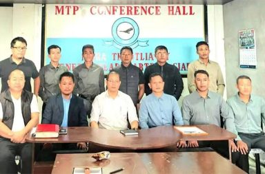 ရခိုင်-အိန္ဒိယ နယ်စပ်လမ်းကြောင်း ပြန်ဖွင့် သတင်းနှင့် မီဒီယာ ကွန်ရက်။ ၂၀၂၆ ခုနှစ်၊ စက်တင်ဘာလ ၂၅ ရက်။ အိန္ဒိယ-ရခိုင် နယ်စပ် ကုန်သွယ်ရေးလမ်းကြောင်းများကို ပြန်လည်ဖွင့်လှစ်ရန် မာရာလူငယ်အဖွဲ့ (MTP) နှင့် ရက္ခိုင်အမျိုးသားအဖွဲ့ချုပ် (ULA/AA) တို့ သဘောတူညီခဲ့ကြကြောင်း ဒေသတွင်း ကုန်သည်များက ပြောသည်။ မာရာလူငယ်အဖွဲ့ (MTP) နှင့် ရက္ခိုင်အမျိုးသားအဖွဲ့ချုပ်/အာရက္ခတပ်တော် (ULA/AA) တို့ ပူးပေါင်း အစည်း အဝေး ပြုလုပ်ခဲ့ပြီးနောက် အိန္ဒိယ-ရခိုင် နယ်စပ်ကုန်သွယ်ရေး လမ်းကြောင်းများကို ပြန်လည်ဖွင့်လှစ်ရန် စက်တင်ဘာလ ၂၄ ရက်နေ့တွင် သဘောတူညီခဲ့ကြခြင်း ဖြစ်သည်။ ပြီးခဲ့သည့် စက်တင်ဘာလ ၁၆ ရက်နေ့မှ စတင်၍ ယာယီပိတ်ထားခဲ့သည့် လိုဒေါ (Lodaw)၊ လိုမာဆူ (Lomasu) နှင့် ခယ်ခုံ/ခိုင်ခီ (Khaikhy) ကုန်သွယ်ရေး လမ်းကြောင်းများကို စက်တင်ဘာလ ၂၄ ရက်နေ့၊ နံနက်ပိုင်းတွင် MTP ဌာနချုပ် တည်ရှိရာ ဆိုင်းဟားမြို့၌ နှစ်ဖက်တာဝန်ရှိသူများ တွေ့ဆုံဆွေးနွေးအပြီး ပြန်လည်ဖွင့်လှစ်ခဲ့ခြင်း ဖြစ်သည်။ ဒေသခံ ကုန်သည်တစ်ဦးက “စက်တင်ဘာ ၂၄ ရက် မနက် ၆ နာရီခွဲလောက်မှာ MTP ဌာနချုပ် ဆိုင်းဟားမှာ တွေ့ဆုံကြပါတယ်။ ULA/AA ဘက်က နယ်စပ်ဆက်ဆံရေးအရာရှိ (Border Relation Officer) နဲ့ မြို့နယ် အုပ်ချုပ်ရေးမှူး (County Administrator) တို့ တက်ရောက်ပါတယ်။ MTP ဘက်က တာဝန်ရှိသူတွေ တက် ရောက်ကြပြီး နှစ်ဖက်တွေ့ဆုံမှုကနေ ရခိုင်နဲ့ မရာကြား ချစ်ကြည်ရေး ပိုမိုတိုးမြှင့်ဖို့နဲ့ ပူးပေါင်းလက်တွဲဖို့ သဘောတူကြပါတယ်။ အဓိကအရေးကြီးတဲ့ နယ်စပ်ကုန်သွယ်ရေးကို ယာယီရပ်ဆိုင်းရာကနေ ပြန်လည် ဖွင့် လှစ်ဖို့ သဘောတူလိုက်ပါပြီ” ဟု ပြောသည်။ အဆိုပါ နယ်စပ်ကုန်သွယ်ရေးလမ်းကြောင်းသည် မီဇိုရမ်ပြည်နယ်တောင်ပိုင်း ခယ်ခုံ/ခိုင်ခီကျေးရွာ ကုန်သွယ် ရေးဂိတ်၌ စက်တင်ဘာလ ၁၄ ရက်နေ့က ကုန်တင်စက်လှေ ဦးစားပေး အလှည့်ကျစနစ်နှင့် ပတ်သက်၍ အငြင်း ပွားမှု ဖြစ်ပွားကာ ဂိတ်ရုံး မီးရှို့ခံရသည့် ဖြစ်စဉ်ကြောင့် စက်တင်ဘာလ ၁၆ ရက်နေ့မှ စတင်၍ MTP ဘက်က ယာယီ ပိတ်ထားခဲ့ခြင်း ဖြစ်သည်။ အဆိုပါ မီးရှို့ဖျက်ဆီးမှုဖြစ်စဉ်တွင် ပါဝင်သူများကို ULA/AA ၏ တရားဥပဒေစိုးမိုးရေးနှင့် တရားစီရင်ရေးဌာန (ဒီလပ်) က ဖမ်းဆီးထိန်းသိမ်းထားပြီး ဥပဒေအတိုင်း အရေးယူဆောင်ရွက်လျက်ရှိကြောင်း ULA/AA ပြောရေး ဆိုခွင့်ရှိသူ ဦးခိုင်သုခက ဒေသတွင်း သတင်းမီဒီယာများကို ပြောဆိုထားသည်။ ရခိုင်ကုန်သည်တစ်ဦးက “အခုတော့ နယ်စပ်လမ်းကြောင်းက ပုံမှန်အတိုင်း ပြန်ဖြစ်သွားပါပြီ။ သွားလာလို့ ရသလို ကုန်ပစ္စည်းတွေလည်း ပုံမှန်ချလို့ ရနေပါပြီ။ လမ်းပိတ်သွားတဲ့ ရက်ပိုင်းအတွင်းမှာတင် ကုန်စည်စီးဆင်း မှု တော်တော်လေး နှောင့်နှေးသွားခဲ့ပါတယ်။ အခုလို နှစ်ဖက် အမြန်ဆုံး ညှိနှိုင်းပြီး လမ်းပြန်ဖွင့်ပေးလိုက်တာ ဟာ ဒေသခံ ပြည်သူအကုန်လုံးအတွက် အရမ်းကောင်းပါတယ်” ဟု ပြောသည်။ အိန္ဒိယ-အာရက္ခ နယ်စပ်ကုန်သွယ်ရေးလမ်းကြောင်းသည် စစ်အာဏာသိမ်းပြီးနောက် စစ်အုပ်စုတပ်၏ လမ်းပန်း ဆက်သွယ်ရေး ပိတ်ဆို့ခံထားရသည့် ရခိုင်ပြည်နှင့် ချင်းပြည်တောင်ပိုင်း (ပလက်ဝ) ဒေသတို့အတွက် စက်သုံး ဆီ၊ ဆေးဝါးနှင့် စားသောက်ကုန်များကို အဓိက တင်သွင်းနေရသည့် တစ်ခုတည်းသော အသက်ရှူပေါက် ဖြစ် သည်။ လမ်းကြောင်း ပိတ်ထားသည့် ရက်ပိုင်းအတွင်း ကုန်စည်စီးဆင်းမှု နှောင့်နှေးခဲ့ရုံသာမက ကုန်တင်ကုန်ချ လုပ်ကိုင် နေရသည့် ဒေသခံ ရာနှင့်ချီ စားဝတ်နေရေး ခက်ခဲခဲ့ရကြောင်း ဒေသခံများက ပြောသည်။ လက်ရှိတွင် အိန္ဒိယ-အာရက္ခ နယ်စပ်ဒေသအများစုကို ULA/AA က ထိန်းချုပ်ထားပြီး ကုန်သွယ်ရေးဆိုင်ရာ စည်းမျဉ်းများ ချမှတ်ကာ အကောက်ခွန် ကောက်ခံခြင်းများ ပြုလုပ်လျက်ရှိရာ၊ ယခုကဲ့သို့ လမ်းကြောင်း ပြန် လည်ဖွင့်လှစ်နိုင်ခြင်းက ဒေသခံ ပြည်သူများ၏ စားဝတ်နေရေးနှင့် ဒေသတွင်း စီးပွားရေးအတွက် ကြီးမားသည့် အထောက်အကူ ဖြစ်လာမည် ဖြစ်သည်။ #ULA #AA #မာရာလူငယ် #MTP