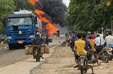 စစ်ကိုင်းတွင် စစ်အုပ်စု ဗုံးကြဲ၍ ထိခိုက်သေဆုံးမှုရှိ သတင်းနှင့် မီဒီယာ ကွန်ရက်။ ၂၀၂၆ ခုနှစ်၊ စက်တင်ဘာလ ၂၅ ရက်။ စစ်ကိုင်းတိုင်းအတွင်း စစ်ဘေးရှောင်များ နေထိုင်ရာ ကျေးရွာများနှင့် ကုန်သွယ်ရေး လမ်းကြောင်းများကို စစ်အုပ်စုတပ်က လေကြောင်းမှ ရက်ဆက် ဗုံးကြဲတိုက်ခိုက်နေ၍ ကလေးငယ်များနှင့် သီလရှင် ၁ ပါး အပါအဝင် အရပ်သား ထိခိုက်သေဆုံးမှု မြင့်တက်နေသည်။ စက်တင်ဘာလ ၂၄ ရက်နေ့၊ ညနေ ၅ နာရီ ၂၀ မိနစ်ခန့်တွင် ကောလင်းမြို့နယ်၊ ကုက္ကိုလ်ကုန်းကျေးရွာရှိ စစ်ဘေး ရှောင်များ ရှိရာနေရာကို စစ်အုပ်စုက တံတားဦးလေတပ်မှ ဂျက်ဖိုက်တာဖြင့် ဗုံး နှစ်ကြိမ် ကြဲချခဲ့ရာ အမျိုးသား ၃ ဦး သေဆုံးပြီး ၈ ဦး ဒဏ်ရာရရှိခဲ့ကာ နေအိမ် ၁၀ လုံးခန့် ပျက်စီးခဲ့သည်။ ကောလင်း ဒေသခံတစ်ဦးက “ဖိုက်တာနဲ့ ပေါင် ၃၀၀၊ ပေါင် ၅၀၀ ဗုံးတွေ ကြဲသွားတာ။ ညနေပိုင်းမှာ ဗုံးကြဲခံရ တော့ ပြည်သူတွေ အကုန် ထိတ်လန့်ပြီး ရွာထဲမှာ မနေရဲကြတော့ဘဲ အမှောင်ထဲမှာတင် နီးစပ်ရာ တောတောင် တွေဆီ တိမ်းရှောင်ခဲ့ကြရတယ်” ဟု ပြောသည်။ ထို့ပြင် စက်တင်ဘာလ ၂၃ ရက်နေ့ကလည်း အင်းတော်မြို့နယ်၊ မန္တလေး-မြစ်ကြီးနား ကားလမ်းပိုင်းရှိ ဆီကား တန်းနှင့် ဆီဆိုင်များကို စစ်အုပ်စုက Y-12 လေယာဉ်ဖြင့် ဗုံး ၁၈ လုံး ကြဲချခဲ့ရာ ယာဉ်မောင်းနှင့် ယာဉ်နောက် လိုက် တစ်ဦး သေဆုံးပြီး ကုန်သည် ၈ ဦးခန့် ဒဏ်ရာရရှိခဲ့သည်။ ထိုနေ့ ညနေပိုင်းတွင် တံခွန်တိုင်ရွာသစ်နှင့် ကသာမြို့နယ် ညောင်ခြေထောက် ဘုန်းကြီးကျောင်းတို့အား ဆက် တိုက် ဗုံးကြဲခဲ့သဖြင့် သီလရှင် ၁ ပါး ပွဲချင်းပြီး ပျံလွန်တော်မူသွားသည်။ အင်းတော် ဒေသခံတစ်ဦးက “တိုက်ပွဲဖြစ်တာလည်း မရှိဘူး၊ တော်လှန်ရေးတပ်တွေ မရှိဘဲနဲ့ စစ်အုပ်စုက ဆီဆိုင်တွေနဲ့ ကားလမ်းမကို ရည်ရွယ်ချက်ရှိရှိ ဗုံးကြဲသွားတာ။ ဆီကားတချို့ မီးလောင် ပျက်စီးခဲ့ရသလို ဒဏ်ရာရသူတွေထဲမှာလည်း စိုးရိမ်ရတဲ့သူတွေ အများကြီး ပါနေတယ်” ဟု ပြောသည်။ အလားတူ ဟုမ္မလင်းမြို့နယ်တွင် ပြည်သူ့ကာကွယ်ရေး ပူးပေါင်းတပ်များနှင့် စစ်တပ်လက်အောက်ခံ ရှမ်းနီ အမျိုးသားများတပ်မတော် (SNA) တို့ စစ်ရေးတင်းမာနေပြီးနောက် တော်လှန်ရေးတပ်များ ထိန်းချုပ်ထားသည့် ရွှေပြည်အေးမြို့ကို စစ်အုပ်စုက Gyrocopter ၂ စီးဖြင့် ဗုံး ၄ လုံး ကြဲချခဲ့သည်။ စစ်အုပ်စုတပ်သည် ကချင်ပြည်၊ ရွှေကူမြို့နယ်နှင့် ရှမ်းမြောက် မဘိမ်းမြို့နယ်တို့တွင် စစ်ရေးအထိနာချိန်တိုင်း အရပ်သား ပစ်မှတ်များကို ဦးတည်၍ လေကြောင်းဆိုင်ရာ စစ်ရာဇဝတ်မှုများ ဆက်တိုက် ကျူးလွန်နေခြင်း ဖြစ်သည်။ အင်းတော်မြို့နယ် ပြည်သူ့ကာကွယ်ရေးအဖွဲ့က စစ်အုပ်စု၏ အရပ်သားများအပေါ် ဦးတည်တိုက်ခိုက်မှုကို ပြင်း ထန်စွာ ပြန်လည်တိုက်ခိုက်သွားမည်ဟု စက်တင်ဘာလ ၂၅ ရက်နေ့တွင် သတင်းထုတ်ပြန်ထားပြီး၊ စစ်ကိုင်း တိုင်းအတွင်းရှိ တော်လှန်ရေး အင်အားစုများကလည်း ပြည်သူများအနေဖြင့် လေကြောင်းအန္တရာယ်ကို အထူးသတိပြုကြရန် အသိပေး နှိုးဆော်ထားသည်။ #စစ်ကိုင်းတိုင်း