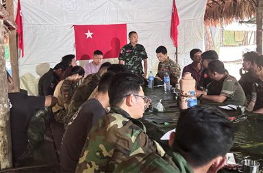 NUG အထူးတိုင်းစစ်ဌာနချုပ် လေကြောင်းမှ ဗုံးကြဲခံရပြီး CDM အရာရှိနှင့် ရဲဘော်အချို့ ကျဆုံး သတင်းနှင့် မီဒီယာ ကွန်ရက်။ ၂၀၂၆ ခုနှစ်၊ စက်တင်ဘာလ ၂၅ ရက်။ ပဲခူးတိုင်း ရွှေကျင်မြို့နယ်နှင့် မွန်ပြည်၊ ကျိုက်ထိုမြို့နယ်အစပ်ရှိ အမျိုးသားညီညွတ်ရေးအစိုးရ (NUG) ကာကွယ် ရေးဝန်ကြီးဌာန၊ အထူးတိုင်းစစ်ဌာနချုပ် အခြေစိုက်နေရာကို စစ်အုပ်စုတပ်က လေကြောင်းမှ ဗုံးကြဲတိုက်ခိုက်ခဲ့ သဖြင့် CDM လေတပ်အရာရှိတစ်ဦးနှင့် ပြည်သူ့ကာကွယ်ရေးတပ်ဖွဲ့ (PDF) ရဲဘော်များ ကျဆုံးကာ ကွပ်ကဲရေး မှူး အပါအဝင် ထိပ်ပိုင်းခေါင်းဆောင်အချို့ ဒဏ်ရာရရှိခဲ့ကြသည်။ စက်တင်ဘာလ ၂၄ ရက်နေ့၊ နံနက် ၁၁ နာရီခန့်တွင် စစ်ဘက်ဆိုင်ရာ သင်တန်းတစ်ခု ပြုလုပ်နေသည့် NUG အထူးတိုင်းစစ်ဌာန၏ စခန်းနေရာကို စစ်အုပ်စုတပ်က တိုက်လေယာဉ်များအပြင် Y-12 ထောက်ပံ့ရေး လေယာဉ်များပါ အသုံးပြု၍ ဗုံး ၆ လုံးထက်မနည်း ကြဲချတိုက်ခိုက်ခဲ့ခြင်းဖြစ်သည်။ မြေပြင် စစ်ရေးသတင်းရင်းမြစ်တစ်ဦးက “လေယာဉ်နဲ့ ဗုံး ကြဲပြီးတာနဲ့ သိမ်ဇရပ် အမှတ် (၃၁၀) အမြောက် တပ်ရင်းကပါ လက်နက်ကြီးတွေနဲ့ ဆက်တိုက် ပစ်ခတ်ခဲ့တာပါ။ လေကြောင်းနဲ့ လက်နက်ကြီး တိုက်ခိုက်မှုတွေ ကြောင့် CDM လေတပ်တပ်ကြပ်ကြီး နေဝင်းအောင်အပါအဝင် ရဲဘော်တွေ ကျဆုံးခဲ့ရတာပါ။ ကျနော်တို့ရတဲ့ အချက်အလက်ကတော့ ၄ ယောက်လို့တော့ ရထားတယ်။ အသေးစိတ်ဆက်မသိရသေးဘူး” ဟု ပြောသည်။ လေကြောင်းတိုက်ခိုက်မှုကြောင့် အကြမ်းမဖက် အာဏာဖီဆန်ရေးလှုပ်ရှားမှု (CDM) တွင် ပါဝင်လာသည့် လေတပ်တပ်ကြပ်ကြီး နေဝင်းအောင်နှင့် PDF ရဲဘော်အနည်းဆုံး ၄ ဦးခန့် ကျဆုံးခဲ့ပြီး အထူးတိုင်းစစ်ဌာန ကွပ်ကဲရေးမှူး ကိုအောင်စံရှားအပါအဝင် ၄ ဦးခန့် ဒဏ်ရာရရှိခဲ့သည်။ သို့သော် မြေပြင်စစ်ကြောင်းများ အနီးဝန်းကျင်သို့ ထိုးစစ်ဆင်လာနေသဖြင့် သေဆုံး/ဒဏ်ရာရ စာရင်း အတိအကျကို အတည်မပြုနိုင်သေးဘဲ ကျဆုံးသူ အရေအတွက် ပိုမိုမြင့်တက်လာနိုင်ကြောင်း နယ်မြေခံများက ဆိုသည်။ အဆိုပါ စစ်ရေးသတင်းရင်းမြစ်က “တိုက်ခိုက်မှုအပြီးမှာလည်း အနားက တပ်ရင်းတွေကနေ လက်နက်ကြီးနဲ့ တောက်လျှောက် ပစ်နေသလို မြေပြင်စစ်ကြောင်း ၂ ကြောင်းပါ ထိုးလာတယ်။ ဒဏ်ရာရသူတွေကို ဆေးကုသ ပေးဖို့အတွက် မြေပြင်မှာ အခက်အခဲအများကြီး ကြုံနေရတုန်းပဲ” ဟု ပြောသည်။ အဆိုပါ NUG အထူးတိုင်းစစ်ဌာနသည် ပဲခူးတိုင်း၊ မွန်ပြည်နှင့် ကရင်ပြည် နယ်စပ် စစ်တောင်းမြစ်ဝှမ်းဒေသ များတွင် အဓိက စစ်ရေးလှုပ်ရှားနေသည့် တပ်ဖွဲ့ဖြစ်သည်။ ယခုဖြစ်စဉ်နှင့် ပတ်သက်၍ NUG ကာကွယ်ရေးဝန်ကြီးဌာနဘက်မှ တစ်စုံတစ်ရာ တရားဝင် ထုတ်ပြန်ထားခြင်း မရှိသေးသော်လည်း တော်လှန်ရေး အင်အားစုများနှင့် နီးစပ်သူများကမူ လူမှုကွန်ရက်ပေါ်တွင် ကျဆုံးသွားသည့် ရဲဘော်များအတွက် ဝမ်းနည်းကြောင်း စာလွှာများ ရေးသားဖော်ပြနေကြသည်။ ဓာတ်ပုံ- (အထူးတိုင်းစစ်ဌာန / ယခုနှစ်အတွင်း အထူးတိုင်းစစ်ဌာန အစည်းအဝေးတစ်ခုတွင် တွေ့ရသည့် တပ်မှူးများ။) #အထူးတိုင်းစစ်ဌာန