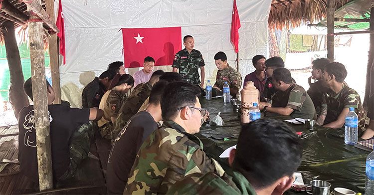 NUG အထူးတိုင်းစစ်ဌာနချုပ် လေကြောင်းမှ ဗုံးကြဲခံရပြီး CDM အရာရှိနှင့် ရဲဘော်အချို့ ကျဆုံး သတင်းနှင့် မီဒီယာ ကွန်ရက်။ ၂၀၂၆ ခုနှစ်၊ စက်တင်ဘာလ ၂၅ ရက်။ ပဲခူးတိုင်း ရွှေကျင်မြို့နယ်နှင့် မွန်ပြည်၊ ကျိုက်ထိုမြို့နယ်အစပ်ရှိ အမျိုးသားညီညွတ်ရေးအစိုးရ (NUG) ကာကွယ် ရေးဝန်ကြီးဌာန၊ အထူးတိုင်းစစ်ဌာနချုပ် အခြေစိုက်နေရာကို စစ်အုပ်စုတပ်က လေကြောင်းမှ ဗုံးကြဲတိုက်ခိုက်ခဲ့ သဖြင့် CDM လေတပ်အရာရှိတစ်ဦးနှင့် ပြည်သူ့ကာကွယ်ရေးတပ်ဖွဲ့ (PDF) ရဲဘော်များ ကျဆုံးကာ ကွပ်ကဲရေး မှူး အပါအဝင် ထိပ်ပိုင်းခေါင်းဆောင်အချို့ ဒဏ်ရာရရှိခဲ့ကြသည်။ စက်တင်ဘာလ ၂၄ ရက်နေ့၊ နံနက် ၁၁ နာရီခန့်တွင် စစ်ဘက်ဆိုင်ရာ သင်တန်းတစ်ခု ပြုလုပ်နေသည့် NUG အထူးတိုင်းစစ်ဌာန၏ စခန်းနေရာကို စစ်အုပ်စုတပ်က တိုက်လေယာဉ်များအပြင် Y-12 ထောက်ပံ့ရေး လေယာဉ်များပါ အသုံးပြု၍ ဗုံး ၆ လုံးထက်မနည်း ကြဲချတိုက်ခိုက်ခဲ့ခြင်းဖြစ်သည်။ မြေပြင် စစ်ရေးသတင်းရင်းမြစ်တစ်ဦးက “လေယာဉ်နဲ့ ဗုံး ကြဲပြီးတာနဲ့ သိမ်ဇရပ် အမှတ် (၃၁၀) အမြောက် တပ်ရင်းကပါ လက်နက်ကြီးတွေနဲ့ ဆက်တိုက် ပစ်ခတ်ခဲ့တာပါ။ လေကြောင်းနဲ့ လက်နက်ကြီး တိုက်ခိုက်မှုတွေ ကြောင့် CDM လေတပ်တပ်ကြပ်ကြီး နေဝင်းအောင်အပါအဝင် ရဲဘော်တွေ ကျဆုံးခဲ့ရတာပါ။ ကျနော်တို့ရတဲ့ အချက်အလက်ကတော့ ၄ ယောက်လို့တော့ ရထားတယ်။ အသေးစိတ်ဆက်မသိရသေးဘူး” ဟု ပြောသည်။ လေကြောင်းတိုက်ခိုက်မှုကြောင့် အကြမ်းမဖက် အာဏာဖီဆန်ရေးလှုပ်ရှားမှု (CDM) တွင် ပါဝင်လာသည့် လေတပ်တပ်ကြပ်ကြီး နေဝင်းအောင်နှင့် PDF ရဲဘော်အနည်းဆုံး ၄ ဦးခန့် ကျဆုံးခဲ့ပြီး အထူးတိုင်းစစ်ဌာန ကွပ်ကဲရေးမှူး ကိုအောင်စံရှားအပါအဝင် ၄ ဦးခန့် ဒဏ်ရာရရှိခဲ့သည်။ သို့သော် မြေပြင်စစ်ကြောင်းများ အနီးဝန်းကျင်သို့ ထိုးစစ်ဆင်လာနေသဖြင့် သေဆုံး/ဒဏ်ရာရ စာရင်း အတိအကျကို အတည်မပြုနိုင်သေးဘဲ ကျဆုံးသူ အရေအတွက် ပိုမိုမြင့်တက်လာနိုင်ကြောင်း နယ်မြေခံများက ဆိုသည်။ အဆိုပါ စစ်ရေးသတင်းရင်းမြစ်က “တိုက်ခိုက်မှုအပြီးမှာလည်း အနားက တပ်ရင်းတွေကနေ လက်နက်ကြီးနဲ့ တောက်လျှောက် ပစ်နေသလို မြေပြင်စစ်ကြောင်း ၂ ကြောင်းပါ ထိုးလာတယ်။ ဒဏ်ရာရသူတွေကို ဆေးကုသ ပေးဖို့အတွက် မြေပြင်မှာ အခက်အခဲအများကြီး ကြုံနေရတုန်းပဲ” ဟု ပြောသည်။ အဆိုပါ NUG အထူးတိုင်းစစ်ဌာနသည် ပဲခူးတိုင်း၊ မွန်ပြည်နှင့် ကရင်ပြည် နယ်စပ် စစ်တောင်းမြစ်ဝှမ်းဒေသ များတွင် အဓိက စစ်ရေးလှုပ်ရှားနေသည့် တပ်ဖွဲ့ဖြစ်သည်။ ယခုဖြစ်စဉ်နှင့် ပတ်သက်၍ NUG ကာကွယ်ရေးဝန်ကြီးဌာနဘက်မှ တစ်စုံတစ်ရာ တရားဝင် ထုတ်ပြန်ထားခြင်း မရှိသေးသော်လည်း တော်လှန်ရေး အင်အားစုများနှင့် နီးစပ်သူများကမူ လူမှုကွန်ရက်ပေါ်တွင် ကျဆုံးသွားသည့် ရဲဘော်များအတွက် ဝမ်းနည်းကြောင်း စာလွှာများ ရေးသားဖော်ပြနေကြသည်။ ဓာတ်ပုံ- (အထူးတိုင်းစစ်ဌာန / ယခုနှစ်အတွင်း အထူးတိုင်းစစ်ဌာန အစည်းအဝေးတစ်ခုတွင် တွေ့ရသည့် တပ်မှူးများ။) #အထူးတိုင်းစစ်ဌာန