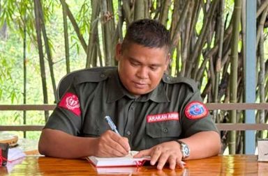 ပွင့်လင်းကာလတွင် တိုက်ပွဲများ ပိုပြင်းထန်လာနိုင်ကြောင်း AA သတိပေး သတင်းနှင့် မီဒီယာ ကွန်ရက် ၂၀၂၆ ခုနှစ်၊ စက်တင်ဘာလ ၂၈ ရက်။ ရှေ့လာမည့် ပွင့်လင်းကာလ မိုးအကုန်ဆောင်းအစတွင် စစ်အုပ်စုတပ်က အင်အားသုံး၍ ကြည်း၊ ရေ၊ လေ ထိုးစစ်ကြီးများ ပြုလုပ်လာနိုင်သဖြင့် ရခိုင်ဒေသနှင့် နယ်စပ်စစ်မျက်နှာပြင်များ၌ တိုက်ပွဲများ ပိုမိုပြင်းထန် လာနိုင်ကြောင်း အာရက္ခတပ်တော် (AA) ဒုစစ်ဦးစီးချုပ် ဒေါက်တာညိုထွန်းအောင်က သတိပေး ပြောဆိုလိုက်သည်။ ရက္ခိုင်အမျိုးသားအဖွဲ့ချုပ် (ULA/AA) က ပထမဦးဆုံးအကြိမ် ထုတ်ဝေသည့် ပါတီစာဆောင်၏ အယ်ဒီတာ့ အာဘော်မှတစ်ဆင့် စက်တင်ဘာလ ၂၇ ရက်တွင် ဒေါက်တာညိုထွန်းအောင်က လက်ရှိစစ်ရေး အခြေအနေများ ကို အသိပေးပြောဆိုလိုက်ခြင်း ဖြစ်သည်။ စစ်တွေနှင့် ကျောက်ဖြူ စစ်မျက်နှာပြင်များအပြင် နယ်စပ်ဒေသများဖြစ်သည့် အာရက္ခ-မကွေး၊ အာရက္ခ-ပဲခူး၊ အာရက္ခ-ဧရာဝတီတိုင်း အစပ်များနှင့် ချင်းပြည်နယ်-ပလက်ဝနယ်စပ်၊ အာရက္ခကမ်းရိုးတန်းတစ်လျှောက်တို့တွင် စစ်အုပ်စုတပ်က အင်အားဖြည့်တင်းလျက်ရှိသည်ဟု ဆိုသည်။ ဒေါက်တာညိုထွန်းအောင်က “စစ်တွေ၊ ကျောက်ဖြူ စစ်မျက်နှာပြင်၊ အာရက္ခ-မကွေးအစပ်၊ အာရက္ခ-ပဲခူး အစပ်၊ အာရက္ခ-ဧရာဝတီတိုင်းအစပ်တို့ အပြင် ချင်းပြည်-ပလက်ဝ-အာရက္ခအစပ်နဲ့ အာရက္ခကမ်းရိုးတန်းဖက် ကပါ လက်ရှိအသုံးပြုနေတဲ့ စစ်အင်အားထက် နှစ်ဆ၊ သုံးဆတိုးပြီး ကြည်း၊ ရေ၊ လေ ထိုးစစ်ကြီးကို တပြိုင် နက်တည်းလုပ်လာနေလို့ စစ်ရိပ်စစ်သန်းတွေကို တွေ့နေရပြီး မိုးအကုန် ဆောင်းအစကာလ တိုက်ပွဲတွေပိုပြီး ပြင်းထန်လာနိုင်တဲ့ အနေအထားကိုလည်း တွေ့နေရတယ်” ဟု ပြောသည်။ ထို့ပြင် ရခိုင်ဒေသအတွင်း တိုက်ပွဲများ မပြီးဆုံးသေးဘဲ တိုက်ပွဲများ ဆက်လက်တိုက်ခိုက်နေရသည့် နယ်မြေ ရှင်းလင်းရေးနှင့် စစ်ရေးတာဝန်များ ရှိနေသကဲ့သို့ တစ်ဖက်တွင်လည်း အာရက္ခတိုင်းပြည် တည်ဆောက်ရေး လုပ်ငန်းများကို အာရက္ခပြည်သူ့အစိုးရအနေဖြင့် တစ်ပြိုင်နက်တည်း အကောင်အထည်ဖော် ဆောင်ရွက်နေ ကြောင်းလည်း ထည့်သွင်းပြောဆိုထားသည်။ ဒေသတွင်းတွင် တိုက်ပွဲများနေ့စဉ်ဖြစ်ပွားနေပြီး စစ်ရေးအခြေအနေ ပြင်းထန်နေသော်လည်း ဒေသဖွံ့ဖြိုးရေးနှင့် အုပ်ချုပ်ရေးယန္တရားဆိုင်ရာ ဌာနများအား ဖွဲ့စည်းပုံနှင့်အညီ တိုးချဲ့ပြင်ဆင်ခြင်းများကို ဆောင်ရွက်လျက်ရှိ ကြောင်း ဆိုသည်။ အာရက္ခပြည်သူတစ်ရပ်လုံး မျှော်လင့်နေသည့် အမျိုးသားအောင်ပွဲရက်မြတ်သည် လက်တစ်ကမ်းအလိုသို့ ရောက်ရှိနေပြီဖြစ်ပြီး တော်လှန်ရေး၏ သဘောသဘာဝအတိုင်း ခက်ခဲကြမ်းတမ်းသော ကာလတစ်ခုကို မလွဲ မသွေ ရင်ဆိုင်ဖြတ်သန်းနေရကြောင်းလည်း ဒေါက်တာညိုထွန်းအောင်က ဆိုသည်။ လက်ရှိတွင် ရခိုင်ပြည်အတွင်းရှိ စစ်တွေနှင့် ကျောက်ဖြူမြို့နယ်များ အပါအဝင် မကွေး၊ ပဲခူး၊ ဧရာဝတီတိုင်း နယ်စပ်အစပ်များနှင့် ချင်းပြည် ပလက်ဝဒေသတို့တွင် စစ်အုပ်စုတပ်နှင့် အာရက္ခတပ်တော် (AA) တို့အကြား တိုက်ပွဲများ ဆက်လက်ပြင်းထန်နေပြီး စစ်အုပ်စုတပ်က လေကြောင်းမှ ဆက်တိုက် ဗုံးကြဲတိုက်ခိုက်မှုများ ပြုလုပ်လျက်ရှိသည်။ #AA #ရခိုင်တိုက်ပွဲ