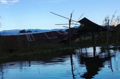 အင်းလေးတွင် မိုးသက်လေပြင်းကြောင့် အိမ်ခြေ ၃၀ ကျော် ပျက်စီး သတင်းနှင့် မီဒီယာ ကွန်ရက်။ ၂၀၂၆ ခုနှစ်၊ စက်တင်ဘာလ ၂၈ ရက်။ ရှမ်းပြည်တောင်ပိုင်း၊ ညောင်ရွှေမြို့နယ် အင်းလေးဒေသတွင် မိုးသက်လေပြင်း တိုက်ခိုက်မှုကြောင့် အိမ်ခြေ ၃၀ ကျော် ထိခိုက်ပျက်စီးခဲ့ကြောင်း ဒေသခံများက ပြောသည်။ စက်တင်ဘာလ ၂၇ ရက်နေ့၊ ညနေ ၃ နာရီခန့်တွင် အင်းလေးဒေသ၊ ငါးဖယ်ချောင်းကျေးရွာအုပ်စု၊ ပျားပင်တောင် ကျေးရွာသို့ မိုးသက်လေပြင်း ရုတ်တရက် ကျရောက်ခဲ့ခြင်းဖြစ်ပြီး သစ်နှင့် ဝါးတို့ဖြင့် ဆောက်လုပ်ထားသည့် သွပ်မိုး၊ သက်ကယ်မိုး လူနေအိမ်များ အမိုး၊ အကာနှင့် အိမ်တွင်းပစ္စည်းများ လွင့်စင်ပျက်စီးခဲ့ရသည်။ ဒေသခံ အမျိုးသားတစ်ဦးက “လေက တော်တော်ပြင်းတယ်။ တအိမ်လုံး ဟိုဖက်ဒီဖက် ယိမ်းထိုးနေတာ ကျနော် ဆို ပြိုမလားတောင် ထင်နေတာ။ နောက်အကုန်ငြိမ်သွားတော့မှ တစ်ရွာလုံး ဖုန်းဆက်လိုဆက်၊ စာပို့ကြနဲ့ နည်း နည်း စိတ်အေးသွားရတာ။ ပြိုတာတော့ ရှိတယ်။ ဝါးအိမ်တွေပေါ့” ဟု ပြောသည်။ ဖြစ်စဉ်အတွင်း လူထိခိုက်ဒဏ်ရာရရှိမှု မရှိသော်လည်း စက်တင်ဘာလ ၂၈ ရက် နံနက်ပိုင်းတွင် စစ်အုပ်စု၏ လက်အောက်ခံ ဌာနဆိုင်ရာ ဝန်ထမ်းများက ပျက်စီးဆုံးရှုံးမှု စာရင်းများ လာရောက်ကောက်ယူသွားခဲ့ပြီး လတ်တလောအတွက် ကူညီထောက်ပံ့မှုများ အရေးပေါ် လိုအပ်နေသည်။ ဒေသတွင်း ကူညီကယ်ဆယ်ရေး ဆောင်ရွက်ပေးနေသူတစ်ဦးက “အထက်ကတော့ ကြာဦးမှာပါ။ ကျနော်တို့ ငလျင်တုန်းက အိမ်တွေတောင် ရွာတိုင်း ဆောက်လို့ မပြီးသေးဘူး။ အခုလောလောဆယ်ကတော့ ဝါးအိမ်နဲ့ နေတဲ့လူပေါ့နော်။ ယာယီသဘော လိုတာပေါ့။ ရွာကဝိုင်းဝန်းပြီးတော့ ဘယ်လိုစီစဉ်ကြမလဲတော့ မသိဘူး။ အလှူရှင်တွေတော့ လိုတာပေါ့။ မနေ့ကမှဖြစ်တာဆိုတော့ သတင်းလည်း မတက်သေးတော့လေ” ဟု ပြော သည်။ ငါးဖယ်ချောင်းကျေးရွာအုပ်စုသည် ၂၀၂၅ ခုနှစ်ကလည်း ငလျင်ဒဏ်သင့်ခဲ့သည့် ဒေသဖြစ်ပြီး ထိုစဉ်က ပျက်စီး သွားသည့် လူနေအိမ်များကိုပင် အကုန်အစင် ပြန်လည်မဆောက်လုပ်နိုင်သေးမီ ယခုကဲ့သို့ လေဘေးဒဏ် ထပ်မံ ကြုံတွေ့ရခြင်း ဖြစ်သည်။ အင်းလေးဒေသသည် စစ်ဘေးဒဏ် မကြုံတွေ့ရသော်လည်း ၂၀၂၄ ခုနှစ်တွင် ရေဘေး၊ ၂၀၂၅ ခုနှစ်တွင် ငလျင် ဘေးနှင့် ယခု ၂၀၂၆ ခုနှစ်တွင် သဘာဝဘေးအန္တရာယ်များ ဆက်တိုက် ကြုံတွေ့နေရသဖြင့် ဒေသခံများအနေဖြင့် စိုးရိမ်ပူပန်လျက်ရှိသည်။ အလားတူ အခြားကျေးရွာများတွင်လည်း မိုးသက်လေပြင်းကြောင့် ပျက်စီးမှုများ ရှိနေပြီး ထိခိုက်မှု အခြေအနေ အသေးစိတ်ကို သတင်းနှင့် မီဒီယာ ကွန်ရက် (NMG) က ဆက်လက် စုံစမ်းလျက်ရှိသည်။ #အင်းလေး