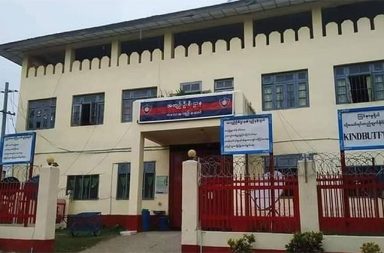 နာမကျန်းအကျဉ်းသား ၈၀ ခန့် ပြင်ပဆေးရုံကုသခွင့် ပိတ်ပင်ခံရ သတင်းနှင့်မီဒီယာ ကွန်ရက်။ ၂၀၂၆ ခုနှစ်၊ စက်တင်ဘာလ ၂၈ ရက်။ စစ်ကိုင်းတိုင်း၊ ကလေးအကျဉ်းထောင်တွင် နိုင်ငံရေးအကျဉ်းသား ၅၀ အပါအဝင် အရေးပေါ် ပြင်ပဆေးရုံကုသမှု လိုအပ်နေသည့် အကျဉ်းသား ၈၀ ခန့်သည် ဆေးကုသခွင့် ငြင်းပယ်ခံထားရပြီး အသက်အန္တရာယ်စိုးရိမ်ရသည့် အခြေအနေနှင့် ရင်ဆိုင်နေကြရသည်ဟု မြန်မာနိုင်ငံလုံးဆိုင်ရာ နိုင်ငံရေးအကျဉ်းသားများကွန်ရက် (PPNM) က ထုတ်ပြန်သည်။ PPNM ၏ ထုတ်ပြန်ချက်အရ ပြီးခဲ့သည့် ဇူလိုင်လ အတွင်း ကလေးမြို့ပြည်သူ့ဆေးရုံကြီးမှ အထူးကုဆရာဝန်များ ထောင်အတွင်းလာရောက်စစ်ဆေးစဉ် အဆိုပါ အကျဉ်းသား ၈၀ ခန့်မှာ ပြင်ပဆေးရုံသို့တက်ရောက်၍ အရေးပေါ်ကုသမှုခံယူရန် လိုအပ်ကြောင်း အတည်ပြုခဲ့ ခြင်း ဖြစ်သည်။ သို့သော်လည်း လက်ရှိအချိန်အထိ ၉ ဦးသာ ပြင်ပဆေးရုံတက်ခွင့်ရရှိခဲ့ပြီး ၎င်းတို့အနက် နိုင်ငံရေးအကျဉ်းသား ၄ ဦးသာ ပါဝင်သည်ဟု ဆိုသည်။ PPNM ပြောရေးဆိုခွင့်ရှိသူ မရောင်နီလင်းက “ဒီကလေးအကျဉ်းထောင်မှာက လက်ရှိအချိန်အထိ အရေးပေါ် ပေါ့နော် ကျန်းမာရေးကုသမှု ပြီးမှ ဆေးရုံကို ပို့ဖို့အတွက် လိုအပ်နေတဲ့သူတွေက အကျဉ်းသား ၈၀ လောက်ကို ရှိနေပါသေးတယ်။ ဒါကလည်း ပြည်သူ့ဆေးရုံကြီးကပေါ့နော။ အထူးကုဆရာဝန်တွေ ကိုယ်တိုင်ပေါ့နော်။ အတည်ပြုသွားခဲ့တာမျိုး ဖြစ်ပါတယ်။ ဒါကြောင့်မို့လို့ ဒီအထဲထဲမှာရှိကြတဲ့ ကလေးအကျဉ်းထောင်တွေမှာ ရှိကြတဲ့ အကျဉ်းသားတွေ အပါအဝင် ဒီနိုင်ငံရေးအကျဉ်းသားတွေရောပေါ့နော်။ ဆိုးရွားတဲ့ အသက်အန္တရာယ် ကို ရင်ဆိုင်နေရတယ်လို့ ပြောချင်ပါတယ်” ဟု ပြောသည်။ နာမကျန်းအကျဉ်းသားများ ပြင်ပဆေးရုံတက်ရောက်ခွင့်ရရှိရန် ထောင်ပိုင်၊ ဒု-ထောင်ပိုင်နှင့် ထောင်ဆေးရုံအုပ် စသည့် အဆင့်ဆင့်သော အာဏာပိုင်များကို ငွေကျပ် ၁၀ သိန်းမှ ၁၅ သိန်းအထိ လာဘ်ငွေပေးဆောင်နေရ ကြောင်း PPNM က ဆိုသည်။ ငွေကြေးတတ်နိုင်သည့် မူးယစ်ဆေးဝါးမှုဖြင့် ကျခံနေရသူအချို့မှာ ရောဂါမရှိဘဲ လာဘ်ငွေပေး၍ ပြင်ပဆေးရုံ တွင် သွားရောက်နေထိုင်ခွင့်ရရှိနေသော်လည်း ငွေကြေးမတတ်နိုင်သည့် နိုင်ငံရေးအကျဉ်းသားများမှာမူ ဆေး ကုသခွင့်မရဘဲ နှစ်နှင့်ချီ၍ စောင့်ဆိုင်းနေကြရသည်။ မရောင်နီလင်းက ဆက်လက်၍ “ဒီလိုမျိုး ဆေးဝါးစောင့်ရှောက်မှု မလုံလောက်တာဟာ ဆေးရုံ ထောင်ဆေးရုံ ကနေမှတစ်ဆင့် ပြင်ပဆေးရုံကို ပေါ့နော်။ ကုသခွင့်မပေးတာတွေက ဒီလိုမျိုးတွေကြောင့် သေဆုံးတယ်ဆိုလို့ ရှိရင်တော့ အဆင့်ဆင့်အတိုင်းပေါ့နော် တာဝန်ယူ တာဝန်ခံရမှာ ဖြစ်ပါတယ်။ ထောင်ဝန်ထမ်းတွေကမှ စလို့ သက်ဆိုင်ရာ ညွှန်မှူးတွေအထိ ဒီလိုကျဆုံးမှုတွေမှာ တာဝန်အပြည့်ရှိပါတယ်။ ဒီလိုမျိုးလေ ကျန်းမာရေးအရ ပြင်ပဆေးရုံကို သွားချင်တယ်။ သို့မဟုတ် ထောင်ဆေးရုံတက်ချင်တယ်ဆိုလို့ရှိရင် ဘယ်လောက်ကနေ ဘယ်လောက်ပေးရမယ်ဆိုတဲ့ သတ်မှတ်ချက်တွေ ရှိနေပါတယ်” ဟု ပြောသည်။ ကလေးထောင်အတွင်း ဆေးဝါးနှင့် ကုသရေးအထောက်အကူပြုပစ္စည်းများ ကင်းမဲ့နေပြီး အကျဉ်းသား ၁,၀၀၀ ခန့်အတွက် တစ်လလျှင် ဆေးဝါးဘတ်ဂျက် ကျပ် ၁၀ သိန်းခန့်သာ ခွဲဝေထားသဖြင့် ပါရာစီတမောကဲ့သို့ အခြေခံဆေးဝါးများသာရှိပြီး အောက်ဆီဂျင်နှင့် အခြားအထောက်အကူပြုပစ္စည်းများ လုံးဝမရှိသလောက် နည်းပါးနေသည်။ နှလုံးရောဂါ၊ သွေးအန်ရောဂါ၊ သွေးတိုးနှင့် ဆီးချိုရောဂါ ခံစားနေရသူများ၏ ဆေးကုသစရိတ်နှင့် ဆေးဝါး ဝယ်ယူစရိတ်များကို မိသားစုများကသာ စိုက်ထုတ်ပေးနေရသည်။ ထို့ပြင် နယ်ဝေးမှ ပြောင်းရွှေ့လာရသည့် နိုင်ငံရေးအကျဉ်းသားအချို့မှာ မိသားစုနှင့် အဆက်အသွယ်ပြတ် တောက် နေသဖြင့် ပြင်ပဆေးရုံတက်ရောက်ခွင့်ရရှိလျှင်ပင် စားသောက်စရိတ်နှင့် ဆေးဝါးစရိတ်များအတွက် ပိုမိုကြီးမားသည့် အခက်အခဲများနှင့် ရင်ဆိုင်နေရကြောင်း PPNM က ဆိုသည်။ #PPNM #ကလေးအကျဉ်းထောင်