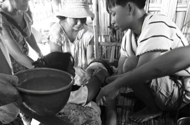 ဆောမြို့နယ်တွင် တိုက်ပွဲမရှိဘဲ ဗုံးကြဲခံရ၍ စစ်ဘေးရှောင် အမျိုးသမီး ၂ ဦး သေဆုံး သတင်းနှင့် မီဒီယာ ကွန်ရက်။ ၂၀၂၆ ခုနှစ်၊ စက်တင်ဘာလ ၂၈ ရက်။ မကွေးတိုင်း၊ ဂန့်ဂေါခရိုင်၊ ဆောမြို့နယ် အရှေ့မြောက်ပိုင်းရှိ ကျေးရွာများကို စစ်အုပ်စုက လေကြောင်းမှ ဗုံးကြဲ တိုက်ခိုက်ခဲ့သဖြင့် စစ်ဘေးရှောင် အမျိုးသမီး ၂ ဦး သေဆုံးပြီး ကလေးတစ်ဦး အပါအဝင် ၅ ဦး ထိခိုက် ဒဏ်ရာ ရရှိခဲ့ကြောင်း ဒေသခံ စစ်ရေးသတင်းရင်းမြစ်များက ပြောသည်။ စက်တင်ဘာလ ၂၇ ရက်နေ့၊ ညနေ ၄ နာရီခန့်တွင် တိုက်ပွဲဖြစ်ပွားခြင်းမရှိဘဲ ဆောမြို့နယ်မြောက်ပိုင်း ငှက်ချောင်းကျေးရွာနှင့် အနီးဝန်းကျင်သို့ စစ်အုပ်စုက ဂျက်ဖိုက်တာ ၁ စီးဖြင့် ဗုံး ၃ လုံး ကြဲချတိုက်ခိုက်ခဲ့ခြင်း ဖြစ်သည်။ ဆောဒေသခံ ကျန်းမာရေးဝန်ထမ်းတစ်ဦးက “ယောဒေသ ဆောမြို့နယ် အရှေ့မြောက်ပိုင်းရှိ ငှက်ချောင်းရွာနဲ့ အနီးဝန်းကျင် ကျေးရွာတွေကို ဗုံးကျတယ်။ ငှက်ချောင်းက စစ်ရှောင်တွေနေတာလေ။ လူနေအိမ်တွေလဲ ပျက်စီးတယ်၊ လူတွေပျောက်လို့ ရှာနေတာတွေ ရှိတယ်” ဟု ပြောသည်။ လေကြောင်းတိုက်ခိုက်မှုကြောင့် ငှက်ချောင်းကျေးရွာတွင် ခေတ္တခိုလှုံနေသည့် စစ်ဘေးရှောင်များဖြစ်ကြသော အသက် ၅၀ ဝန်းကျင် ဒေါ်သီတာဝင်းနှင့် အသက် ၂၀ ဝန်းကျင် မချောစုခင်တို့ သေဆုံးခဲ့ပြီး၊ ၁၀ နှစ်အရွယ် ကလေးတစ်ဦး အပါအဝင် ၅ ဦး ဒဏ်ရာရရှိခဲ့သည့်အပြင် လူနေအိမ် ၃ လုံးထက်မနည်း ပျက်စီးခဲ့သည်။ စစ်အုပ်စုသည် ယောဒေသမှတစ်ဆင့် ရခိုင်နှင့် ချင်းပြည်တောင်ပိုင်းသို့ နယ်မြေစိုးမိုးနိုင်ရန် တပ်အင်အား ဖြည့် တင်းကာ ပြန်လည်ထိုးစစ်ဆင်ရန် ပြင်ဆင်နေပြီး ဆောမြို့နယ်နှင့် လောင်းရှည်မြို့နယ်အတွင်း နေရာအများ အပြား၌ အထိုင်ချတပ်စွဲလျက် လေကြောင်းတိုက်ခိုက်မှုများ ဆက်တိုက်ပြုလုပ်နေခြင်းဖြစ်သည်။ ပြီးခဲ့သည့် စက်တင်ဘာလ ၂၆ ရက်နေ့ကလည်း ယောဒေသရှိ ကျောက်ထုနှင့် ထီးလင်းမြို့နယ် အစပ်အပြင် ချင်းပြည်နယ်တောင်ပိုင်း မင်းတပ်၊ ကန်ပက်လက်နှင့် ကျင်ဒွေးမြို့နယ်များကို စစ်အုပ်စုက ဂျက်ဖိုက်တာနှင့် Y-12 လေယာဉ်များဖြင့် လေကြောင်းတိုက်ခိုက်မှုများ အကြိမ်ကြိမ် ပြုလုပ်ခဲ့သည်။ ယောဒေသမှတစ်ဆင့် ချင်းတောင်ပိုင်းသို့ လွန်ခဲ့သည့် ၄ လကျော်မှစ၍ စစ်အင်အား ၄,၅၀၀ ခန့်အထိ ပို့ဆောင် ထားပြီး မြေပြင်ထိုးစစ်ရော လေကြောင်းပါ အရှိန်မြှင့်ဆောင်ရွက်နေသဖြင့် ဒေသခံပြည်သူများအနေဖြင့် လေကြောင်းရန်၊ လက်နက်ကြီးရန်နှင့် စစ်ကြောင်းများကို အထူးသတိပြုနေထိုင်ကြရန် တော်လှန်ရေးအင်အားစု များက သတိပေးထားသည်။ #ဆောမြို့နယ်