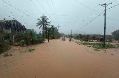 ထားဝယ်ဒေသတွင် မိုးဆက်တိုက်ရွာပြီး ရေကြီးမြေပြိုမှုကြောင့် လူသေဆုံးမှုများ ရှိနေ သတင်းနှင့် မီဒီယာ ကွန်ရက်။ ၂၀၂၆ ခုနှစ်၊ စက်တင်ဘာလ ၂၈ ရက်။ တနင်္သာရီတိုင်း၊ ထားဝယ်ခရိုင်အတွင်း အဆက်မပြတ် မိုးရွာသွန်းမှုကြောင့် ရွာပေါင်း ၆၀ ကျော် ရေကြီးမြေပြိုမှု အပြင်းအထန် ခံရပြီး ကလေးနှင့် အမျိုးသမီးများ အပါအဝင် ပြည်သူ ၁၃ ဦးထက်မနည်း သေဆုံးကာ ၃၀ ထက် မနည်း ပျောက်ဆုံးနေကြောင်း မြေပြင် ကူညီကယ်ဆယ်ရေး အဖွဲ့များက ပြောသည်။ ပြီးခဲ့သည့် စက်တင်ဘာလ ၂၆ ရက်နေ့ကတည်းက စတင်ကာ မိုးဆက်တိုက် ရွာသွန်းခဲ့ခြင်းဖြစ်ပြီး လောင်းလုံးမြို့ နယ်တွင် ၁၀ ဦး၊ ထားဝယ်မြို့နယ်တွင် ၂ ဦးနှင့် သရက်ချောင်းမြို့နယ်တွင် ၁ ဦး သေဆုံးခဲ့ရာ သေဆုံးသူနှင့် ပျောက်ဆုံးသူ အရေအတွက်မှာ ထက်မက ပိုမိုများပြားလာနိုင်ကြောင်း ဒေသခံများက ဆိုသည်။ မိုင် ၅၀ ကျော် ရှည်လျားသည့် လောင်းလုံးတောင်တန်း တစ်လျှောက်တွင် တောင်ပြိုမှုများ ဆက်တိုက် ဖြစ်ပွား နေသဖြင့် နေအိမ် ၅၀ ကျော်နှင့် တံတား ၁၀ စင်းထက်မနည်း ပျက်စီးသွားသည့်အပြင် လောင်းလုံး-ရှင်မော် ကားလမ်းပေါ်ရှိ တောကျဲ၊ သကျက်တော၊ သဝင်၊ ရဘဲ၊ ဇလွတ် စသည့် ကျေးရွာများတွင် တောင်ပြိုကျမှု ကြောင့် လူသေဆုံးမှုနှင့် ပျောက်ဆုံးမှုများ ဆိုးရွားစွာ ကြုံတွေ့နေရသည်။ ဒေသခံ ပရဟိတ အမျိုးသားတစ်ဦးက “မောင်းမကန်နားကနေ တောင်ကြောအဆုံး ရှင်မော်အထိ တောင်တန်း တောက်လျှောက် မြေပြိုနေတာပါ။ အောက်ရေဖြူ၊ ကဒက်ငယ်ထိန် အပါအဝင် လောင်းလုံးအောက်ဘက် ခြမ်းက ရေဘေးသင့်ရွာတွေ အားလုံးမှာ ဖုန်းလိုင်းတွေပါ လုံးဝ ပြတ်တောက်သွားလို့ တတ်နိုင်သလောက်တော့ ကူညီနေကြပေမဲ့ သတင်းအချက်အလက် ရဖို့ရော သွားဖို့လာဖို့ပါ တကယ့်ကို အခက်တွေ့နေရတယ်” ဟု ပြောသည်။ လက်ရှိတွင် လောင်းလုံးမြို့နယ် တောင်ဘက်ခြမ်းရှိ ကျောက်နီမော်၊ ကရင်ကြီး၊ သဗျာ၊ ပဉ္စသီမော် စသည့် ကျေးရွာ ၂၀ ကျော် ရေနစ်မြုပ်နေပြီး စွန်းကြီး၊ ဝဲမကိုက်၊ ကျောက်တွင်းနှင့် ညောပြင် စသည့် ကျေးရွာများတွင် ဖုန်းနှင့် အင်တာနက်လိုင်းများ လုံးဝပြတ်တောက်လျက် ရှိသည်။ ဒေသခံ အများစုမှာ ရေဘေးလွတ်ရာ အထပ် မြင့် အဆောက်အအုံများ၊ စာသင်ကျောင်းများနှင့် ဘုန်းကြီးကျောင်းများတွင် စုပေါင်း ခိုလှုံနေကြရသည်။ ထားဝယ်မြို့ပေါ် ရပ်ကွက်များတွင်လည်း တစ်ထပ်အိမ်များ ရေမြုပ်သည်အထိ ရေကြီးနေကာ ထားဝယ်-မြိတ် ပြည်ထောင်စု လမ်းပိုင်းရှိ ကညင်ချောင်းတံတား ပျက်စီးသွားသဖြင့် လမ်းပန်းဆက်သွယ်ရေး ပြတ်တောက်နေ သည်။ သရက်ချောင်းမြို့နယ်တွင်လည်း တီတွတ်ပြင်၊ ပဲဒက်၊ ရှင်မုတ္ထီး၊ ကြာအင်း စသည့် ကျေးရွာများအတွင်း ရေဝင်ရောက်နေပြီး မြိတ်-ထားဝယ် ကားလမ်းမပေါ် ရေဖုံးလွှမ်းနေသဖြင့် သွားလာ၍ မရတော့ပေ။ လောင်းလုံးမြို့နယ် ပြည်သူ့အုပ်ချုပ်ရေးအဖွဲ့ (ပအဖ) မှ တာဝန်ရှိသူတစ်ဦးက “အဓိက စိန်ခေါ်မှုကတော့ စစ်အုပ်စုတပ်က စားနပ်ရိက္ခာနဲ့ ဆေးဝါး သယ်ယူခွင့်ကို အရင်ကတည်းက ကန့်သတ်ထားတဲ့ တောင်ပျောက် တိုက်နယ်လို ဒေသတွေမှာ ရေဘေးပါ ထပ်ကြုံရတော့ ကူညီရတာ ပိုခက်သွားတာပဲ။ ကျနော်တို့ ပအဖ နယ်မြေခံ အဖွဲ့တွေအနေနဲ့ အန္တရာယ်ရှိတဲ့ ရွာတွေက ပြည်သူတွေကို ဘေးကင်းရာ ရွှေ့ပေးနေသလို၊ အမျိုးသား ဒီမိုကရေစီ အဖွဲ့ချုပ်နဲ့ နည်းဗျူဟာ (၃၃) အောက်က တော်လှန်ရေး တပ်ဖွဲ့တွေ၊ ကယ်ဆယ်ရေး အဖွဲ့တွေ အားလုံး ပူးပေါင်းပြီး ရေဘေးကူညီရေးကို အစွမ်းကုန် လုပ်ဆောင်ပေးနေပါတယ်” ဟု ပြောသည်။ လောင်းလုံးမြို့ပေါ် ရပ်ကွက် ၄ ခုမှ ရေဘေးသင့်ပြည်သူ ၈,၄၀ဝ ကျော်ကို ပန်တောဝ ဘုန်းကြီးကျောင်းသို့ ရွှေ့ပြောင်းပေးထားကြောင်း စစ်အုပ်စုတပ်က ထုတ်ပြန်ထားသော်လည်း မြေပြင်တွင်မူ ကယ်ဆယ်ရေးနှင့် ထောက်ပံ့ရေး အကူအညီများစွာ လိုအပ်နေဆဲ ဖြစ်သည်။ မိုးလေဝသနှင့် ဇလဗေဒ ညွှန်ကြားမှုဦးစီးဌာန၏ ထုတ်ပြန်ချက်အရ တနင်္သာရီ ကမ်းရိုးတန်းတွင် ဖြစ်ပေါ်နေ သည့် လေဖိအားနည်းရပ်ဝန်းသည် မုန်တိုင်းငယ်အဖြစ် ပိုမိုအားကောင်းလာနိုင်သဖြင့် ဒေသခံ ပြည်သူများအနေ ဖြင့် မိုးကြီးခြင်း၊ ရေကြီးခြင်းနှင့် မြေပြိုမှု အန္တရာယ်များကို အထူးသတိပြုကြရန် နှိုးဆော်ထားသည်။ #ထားဝယ် #သရက်ချောင်းမြို့နယ်